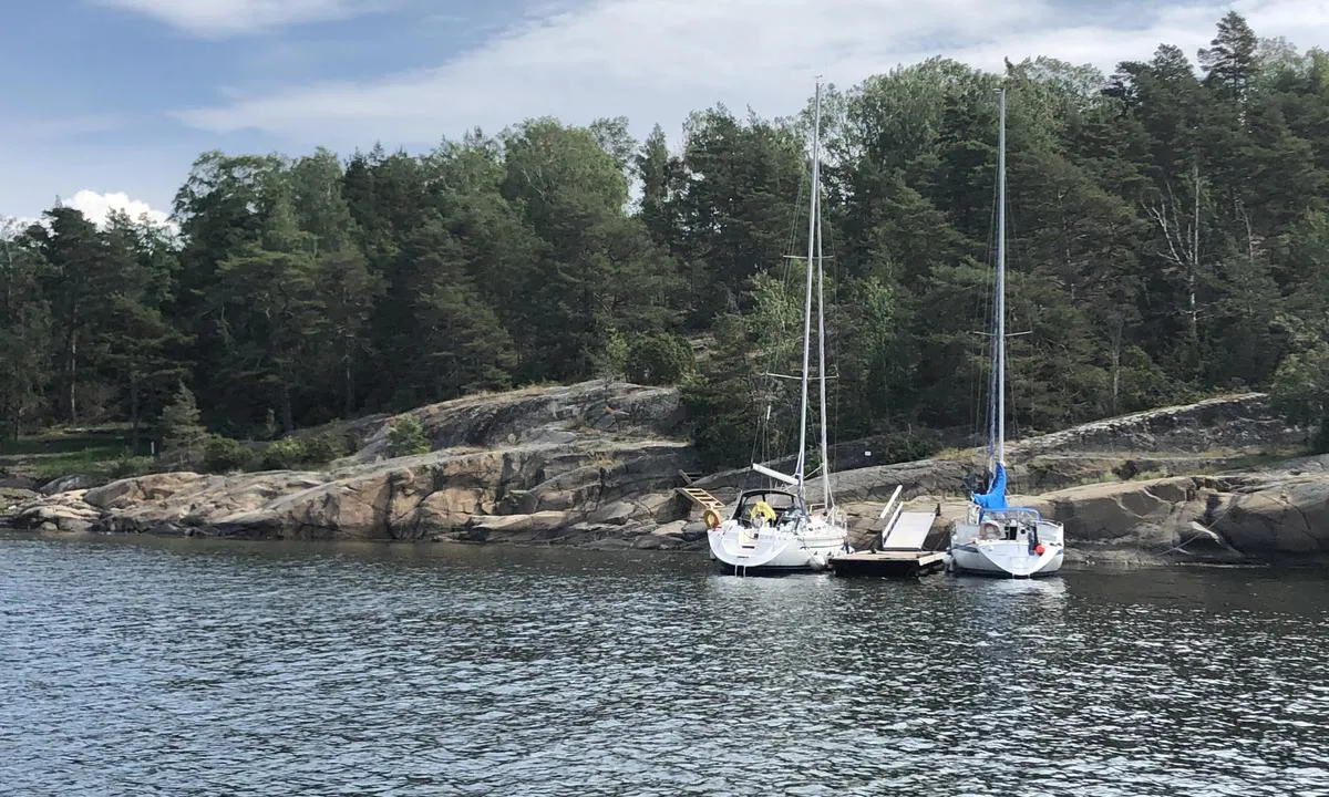 Liten flytebrygge å fortøye i ved bukta på sydsiden av Søndre Årøy.