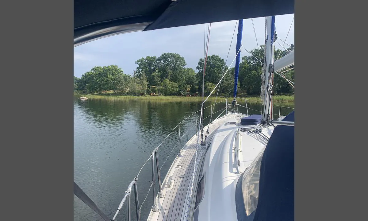 Arpö North: {"base": "en", "no": "Dybden er ikke 2,5 meter overalt, vi hadde noen problemer med 2 meter, men bunnen er dekket av gress og lett \u00e5 dytte gjennom. Et bra sted \u00e5 ankre med kuer som ser p\u00e5 deg.", "se": "Djupet \u00e4r inte 2,5 meter \u00f6verallt, vi hade vissa problem med 2 meter, men botten \u00e4r t\u00e4ckt av gr\u00e4s och l\u00e4tt att putsa igenom. Bra plats att stanna p\u00e5 med kor som tittar p\u00e5 dig.", "en": "The deep is not 2,5 meter everywhere we had some problems with 2 meters, anyhow the bottom is with gras and easy to push throw. Good place to stay with cows who luck at you.", "da": "Dybden er ikke 2,5 meter overalt. Vi havde nogle problemer med 2 meter. Under alle omst\u00e6ndigheder er bunden med gr\u00e6s og let at skubbe igennem. Godt sted at opholde sig med k\u00f8er, der kigger p\u00e5 dig."}
