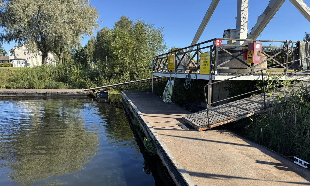 {"base": "no", "no": "Septikk t\u00f8mming innerst i havnen i Arvika", "se": "Septikt\u00f6mning l\u00e4ngst in i hamnen i Arvika", "en": "Septic tank emptying at the innermost part of the harbour in Arvika", "da": "Septikt\u00f8mning inderst i havnen i Arvika", "fr": "Vidange des eaux us\u00e9es au fond du port \u00e0 Arvika", "de": "F\u00e4kalienentleerung am innersten Teil des Hafens in Arvika", "es": "Vaciado de s\u00e9ptico en el interior del puerto de Arvika", "it": "Smaltimento delle acque nere nella parte pi\u00f9 interna del porto di Arvika", "pt": "Despejo de esgoto no final do porto em Arvika", "nl": "Fecali\u00ebn lozen helemaal binnenin de haven van Arvika", "pl": "Opr\u00f3\u017cnianie zbiornik\u00f3w sanitarnych na ko\u0144cu portu w Arvika", "uk": "\u0417\u043b\u0438\u0432 \u0441\u0435\u043f\u0442\u0438\u043a\u0430 \u0443 \u0432\u043d\u0443\u0442\u0440\u0456\u0448\u043d\u0456\u0439 \u0447\u0430\u0441\u0442\u0438\u043d\u0456 \u0433\u0430\u0432\u0430\u043d\u0456 \u0432 \u0410\u0440\u0432\u0456\u0446\u0456", "ro": "Golirea fosei septice \u00een partea interioar\u0103 a portului din Arvika", "tr": "Arvika liman\u0131n\u0131n en i\u00e7 k\u0131sm\u0131nda septik bo\u015faltma", "el": "\u0391\u03c0\u03cc\u03c1\u03c1\u03b9\u03c8\u03b7 \u03c3\u03b7\u03c0\u03c4\u03b9\u03ba\u03ae\u03c2 \u03b4\u03b5\u03be\u03b1\u03bc\u03b5\u03bd\u03ae\u03c2 \u03c3\u03c4\u03bf \u03b5\u03c3\u03c9\u03c4\u03b5\u03c1\u03b9\u03ba\u03cc \u03c4\u03bf\u03c5 \u03bb\u03b9\u03bc\u03b1\u03bd\u03b9\u03bf\u03cd \u03c3\u03c4\u03b7\u03bd \u0391\u03c1\u03b2\u03af\u03ba\u03b1", "cs": "\u010cerp\u00e1n\u00ed septiku uvnit\u0159 p\u0159\u00edstavu v Arvice", "hu": "Szennyv\u00edz szivatty\u00faz\u00e1s az Arvika kik\u00f6t\u0151 legbels\u0151 r\u00e9sz\u00e9n", "fi": "Septitankin tyhjennys sataman sisimm\u00e4ss\u00e4 osassa Arvikassa", "bg": "\u0418\u0437\u043f\u0440\u0430\u0437\u0432\u0430\u043d\u0435 \u043d\u0430 \u0441\u0435\u043f\u0442\u0438\u0447\u043d\u0438 \u0440\u0435\u0437\u0435\u0440\u0432\u043e\u0430\u0440\u0438 \u0432 \u043d\u0430\u0439-\u0434\u0430\u043b\u0435\u0447\u043d\u0438\u044f \u0432\u044a\u0442\u0440\u0435\u0448\u0435\u043d \u043a\u0440\u0430\u0439 \u043d\u0430 \u043f\u0440\u0438\u0441\u0442\u0430\u043d\u0438\u0449\u0435\u0442\u043e \u0432 \u0410\u0440\u0432\u0438\u043a\u0430", "sr": "\u041f\u0440\u0430\u0436\u045a\u0435\u045a\u0435 \u0441\u0435\u043f\u0442\u0438\u043a\u0430 \u0443 \u0443\u043d\u0443\u0442\u0440\u0430\u0448\u045a\u0435\u043c \u0434\u0435\u043b\u0443 \u043b\u0443\u043a\u0435 \u0443 \u0410\u0440\u0432\u0438\u043a\u0438", "et": "Septiku t\u00fchjendamine sadama sisemises osas Arvikas", "lv": "Septi\u0137a izs\u016bkn\u0113\u0161ana Arvikas ostas iek\u0161\u0113j\u0101 da\u013c\u0101", "lt": "Septiko i\u0161pylimas uosto gilumoje Arvikoje"}
