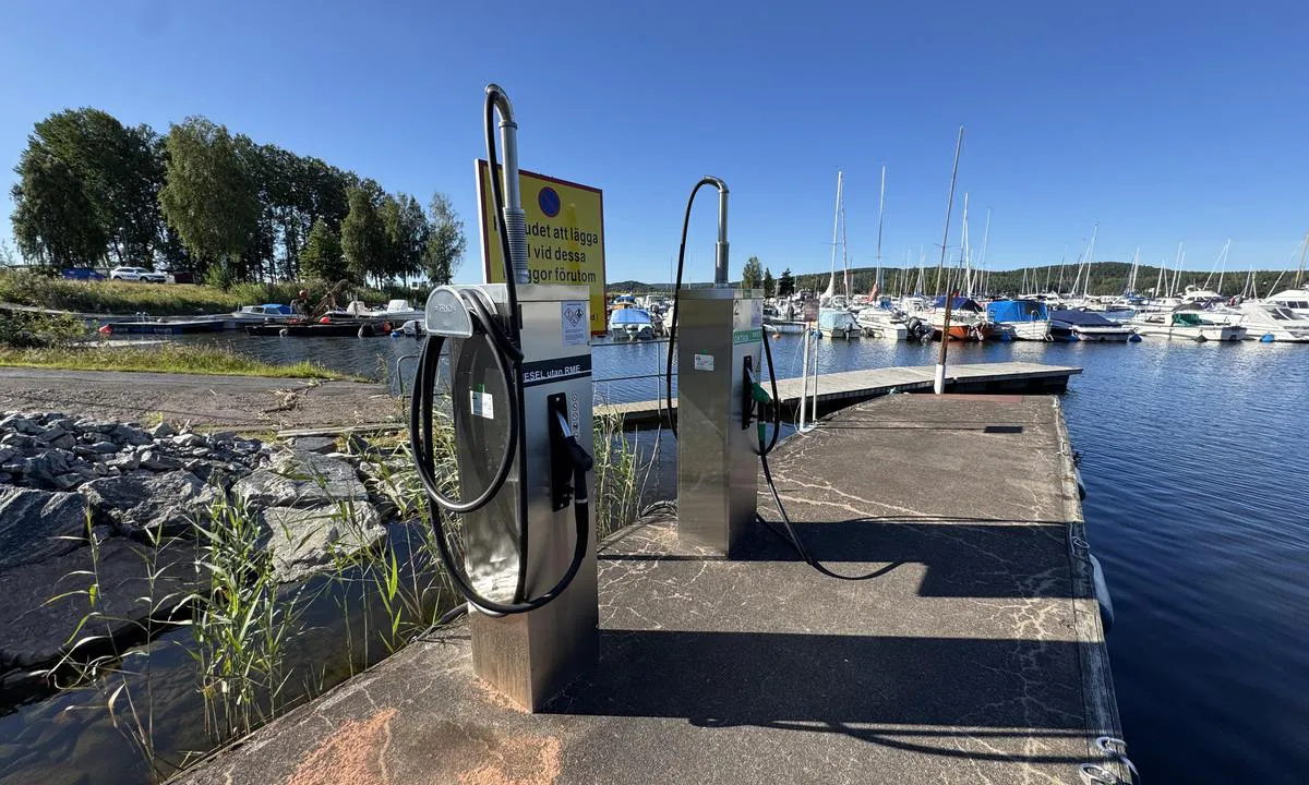 {"base": "no", "no": "Diesel og bensin i Arvika Havn", "se": "Diesel och bensin i Arvika Hamn", "en": "Diesel and gasoline in Arvika Harbour", "da": "Diesel og benzin i Arvika Havn", "fr": "Diesel et essence dans le port d'Arvika", "de": "Diesel und Benzin im Hafen von Arvika", "es": "Di\u00e9sel y gasolina en el Puerto de Arvika", "it": "Diesel e benzina nel porto di Arvika", "pt": "Diesel e gasolina no Porto de Arvika", "nl": "Diesel en benzine in de haven van Arvika", "pl": "Diesel i benzyna w Porcie Arvika", "uk": "\u0414\u0438\u0437\u0435\u043b\u044c\u043d\u0435 \u043f\u0430\u043b\u0438\u0432\u043e \u0442\u0430 \u0431\u0435\u043d\u0437\u0438\u043d \u0443 \u043f\u043e\u0440\u0442\u0443 \u0410\u0440\u0432\u0456\u043a\u0430", "ro": "Motorin\u0103 \u0219i benzin\u0103 \u00een portul Arvika", "tr": "Arvika Liman\u0131'nda dizel ve benzin", "el": "\u039d\u03c4\u03af\u03b6\u03b5\u03bb \u03ba\u03b1\u03b9 \u03b2\u03b5\u03bd\u03b6\u03af\u03bd\u03b7 \u03c3\u03c4\u03bf \u039b\u03b9\u03bc\u03ac\u03bd\u03b9 \u03c4\u03b7\u03c2 Arvika", "cs": "Nafta a benz\u00edn v p\u0159\u00edstavu Arvika", "hu": "D\u00edzel \u00e9s benzin az Arvika Kik\u00f6t\u0151ben", "fi": "Diesel- ja bensiinipolttoaine Arvikan satamassa", "bg": "\u0414\u0438\u0437\u0435\u043b \u0438 \u0431\u0435\u043d\u0437\u0438\u043d \u0432 \u043f\u0440\u0438\u0441\u0442\u0430\u043d\u0438\u0449\u0435 \u0410\u0440\u0432\u0438\u043a\u0430", "sr": "\u0414\u0438\u0437\u0435\u043b \u0438 \u0431\u0435\u043d\u0437\u0438\u043d \u0443 \u043b\u0443\u0446\u0438 \u0410\u0440\u0432\u0438\u043a\u0430", "et": "Diisel ja bensiin Arvika sadamas", "lv": "D\u012bzelis un benz\u012bns Arvikas ost\u0101", "lt": "Dyzelinas ir benzinas Arvikos uoste"}
