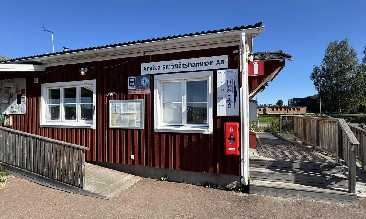 Arvika: {"base": "no", "no": "I havnehuset finner du dusj, toalett og vaskemaskiner", "se": "I hamnhuset hittar du dusch, toalett och tv\u00e4ttmaskiner", "en": "In the harbour house, you will find showers, toilets, and washing machines", "da": "I havnehuset finder du brusebad, toilet og vaskemaskiner", "fr": "Dans la maison du port, vous trouverez des douches, des toilettes et des machines \u00e0 laver", "de": "Im Hafenhaus finden Sie Dusche, Toilette und Waschmaschinen", "es": "En la casa del puerto encontrar\u00e1s duchas, aseos y lavadoras", "it": "Nella casa del porto trovi docce, toilette e lavatrici", "pt": "Na casa do porto, voc\u00ea encontrar\u00e1 chuveiro, banheiro e m\u00e1quinas de lavar", "nl": "In het havengebouw vindt u douches, toiletten en wasmachines", "pl": "W budynku portowym znajdziesz prysznic, toalet\u0119 i pralki", "uk": "\u0423 \u0431\u0443\u0434\u0438\u043d\u043a\u0443 \u0433\u0430\u0432\u0430\u043d\u0456 \u0432\u0438 \u0437\u043d\u0430\u0439\u0434\u0435\u0442\u0435 \u0434\u0443\u0448, \u0442\u0443\u0430\u043b\u0435\u0442 \u0456 \u043f\u0440\u0430\u043b\u044c\u043d\u0456 \u043c\u0430\u0448\u0438\u043d\u0438", "ro": "\u00cen cl\u0103direa portului vei g\u0103si du\u0219, toalet\u0103 \u0219i ma\u0219ini de sp\u0103lat", "tr": "Limanda du\u015f, tuvalet ve \u00e7ama\u015f\u0131r makineleri bulabilirsiniz.", "el": "\u03a3\u03c4\u03bf \u03bb\u03b9\u03bc\u03b5\u03bd\u03b9\u03ba\u03cc \u03ba\u03c4\u03af\u03c1\u03b9\u03bf \u03b8\u03b1 \u03b2\u03c1\u03b5\u03af\u03c4\u03b5 \u03bd\u03c4\u03bf\u03c5\u03c2, \u03c4\u03bf\u03c5\u03b1\u03bb\u03ad\u03c4\u03b1 \u03ba\u03b1\u03b9 \u03c0\u03bb\u03c5\u03bd\u03c4\u03ae\u03c1\u03b9\u03b1", "cs": "V p\u0159\u00edstavn\u00edm dom\u011b najdete sprchy, toalety a pra\u010dky", "hu": "A kik\u00f6t\u0151h\u00e1zban tal\u00e1lhat\u00f3 zuhanyz\u00f3, WC \u00e9s mos\u00f3g\u00e9pek", "fi": "Satamarakennuksesta l\u00f6yd\u00e4t suihkun, WC:n ja pesukoneet", "bg": "\u0412 \u043f\u0440\u0438\u0441\u0442\u0430\u043d\u0438\u0449\u043d\u0430\u0442\u0430 \u043a\u044a\u0449\u0430 \u0449\u0435 \u043d\u0430\u043c\u0435\u0440\u0438\u0442\u0435 \u0434\u0443\u0448, \u0442\u043e\u0430\u043b\u0435\u0442\u043d\u0430 \u0438 \u043f\u0435\u0440\u0430\u043b\u043d\u0438 \u043c\u0430\u0448\u0438\u043d\u0438", "sr": "U lu\u010dkom zdanju prona\u0107i \u0107ete tu\u0161, toalet i ve\u0161 ma\u0161ine", "et": "Sadamahoones leiate du\u0161\u0161i, tualeti ja pesumasinad", "lv": "Ostas m\u0101j\u0101 atrad\u012bsiet du\u0161u, tualeti un ve\u013cas mazg\u0101jam\u0101s ma\u0161\u012bnas", "lt": "Uosto name rasite du\u0161\u0105, tualet\u0105 ir skalbimo ma\u0161inas"}