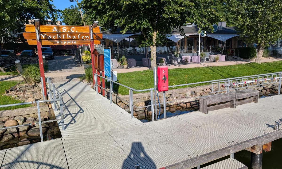 ASC Yachthafen: {"base": "da", "no": "Restaurant rett ved havna", "se": "Restaurang precis vid hamnen", "en": "Restaurant right by the harbour", "da": "Restaurant lige ved havnen", "fr": "Restaurant juste \u00e0 c\u00f4t\u00e9 du port", "de": "Restaurant direkt am Hafen", "es": "Restaurante justo en el puerto", "it": "Ristorante proprio al porto", "pt": "Restaurante mesmo ao lado do porto", "nl": "Restaurant vlak bij de haven", "pl": "Restauracja tu\u017c przy porcie", "uk": "\u0420\u0435\u0441\u0442\u043e\u0440\u0430\u043d \u043f\u0440\u044f\u043c\u043e \u0431\u0456\u043b\u044f \u0433\u0430\u0432\u0430\u043d\u0456", "ro": "Restaurant chiar l\u00e2ng\u0103 port", "tr": "Limanda yer alan restoran", "el": "\u0395\u03c3\u03c4\u03b9\u03b1\u03c4\u03cc\u03c1\u03b9\u03bf \u03ba\u03bf\u03bd\u03c4\u03ac \u03c3\u03c4\u03bf \u03bb\u03b9\u03bc\u03ac\u03bd\u03b9", "cs": "Restaurace p\u0159\u00edmo u p\u0159\u00edstavu", "hu": "\u00c9tterem k\u00f6zvetlen\u00fcl a kik\u00f6t\u0151 mellett", "fi": "Ravintola aivan sataman vieress\u00e4", "bg": "\u0420\u0435\u0441\u0442\u043e\u0440\u0430\u043d\u0442 \u0442\u043e\u0447\u043d\u043e \u0434\u043e \u043f\u0440\u0438\u0441\u0442\u0430\u043d\u0438\u0449\u0435\u0442\u043e", "sr": "Restoran odmah pored luke", "et": "Restoran otse sadama juures", "lv": "Restor\u0101ns tie\u0161i pie ostas", "lt": "Restoranas \u0161alia uosto"}