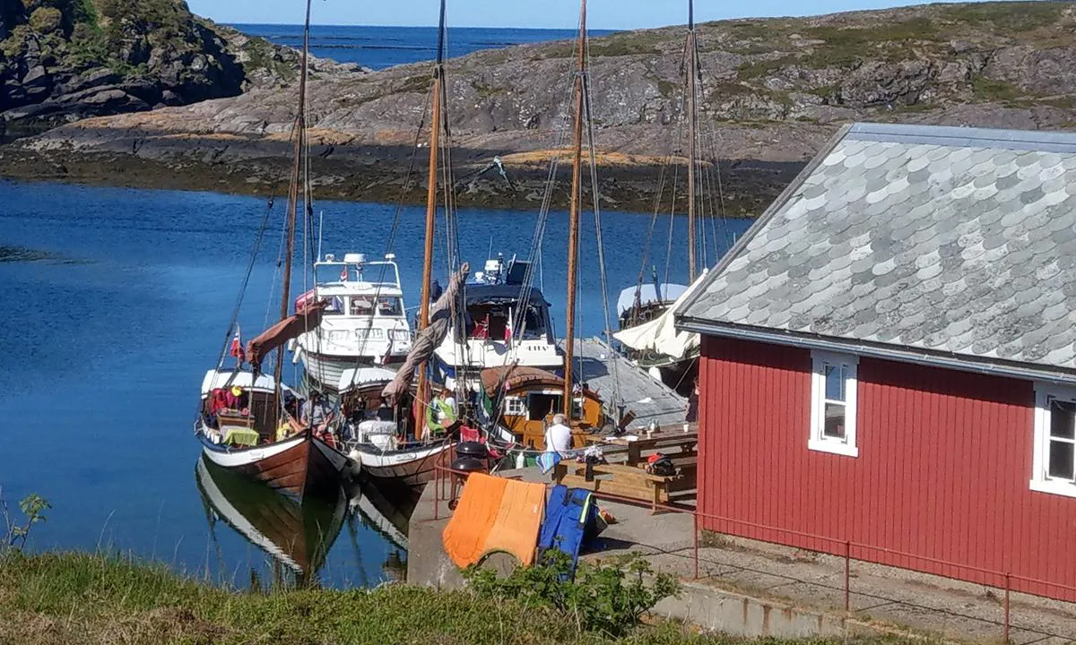 Asen: Idyllisk bukt med flytebrygge.