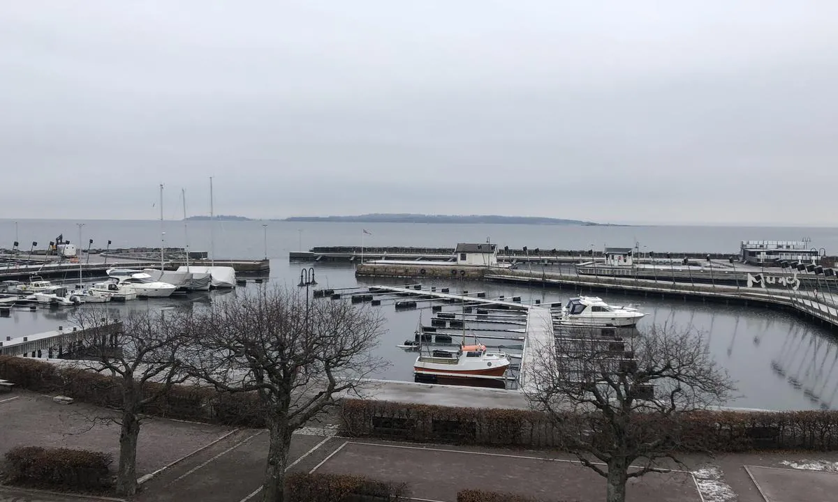 Utsikt over Åsgårdstrand Havn, tatt fra hotellet. Du kommer inn gjennom glipa i moloen, litt til venstre i bildet.