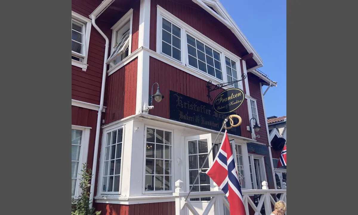 Åsgårdstrand seilforening: {"base": "no", "no": "Koselig spisested med hyggelig hage i bakkant. Bildet tatt august 2024.", "se": "Mysig matst\u00e4lle med trevlig tr\u00e4dg\u00e5rd i bakkant. Bildet togs augusti 2024.", "en": "Cozy eatery with a pleasant garden at the back. Photo taken August 2024.", "da": "Hyggelig spisested med dejlig have p\u00e5 bagsiden. Billedet taget august 2024.", "fr": "Charmant restaurant avec un agr\u00e9able jardin \u00e0 l'arri\u00e8re. Photo prise en ao\u00fbt 2024.", "de": "Gem\u00fctliches Speiselokal mit einem freundlichen Garten im hinteren Bereich. Foto aufgenommen im August 2024.", "es": "Acogedor lugar para comer con un jard\u00edn agradable en la parte trasera. Foto tomada en agosto de 2024.", "it": "Accogliente ristorante con un grazioso giardino sul retro. Foto scattata ad agosto 2024.", "pt": "Agrad\u00e1vel restaurante com um jardim simp\u00e1tico na parte de tr\u00e1s. Foto tirada em agosto de 2024.", "nl": "Gezellig eetgelegenheid met een leuke tuin aan de achterkant. Foto genomen in augustus 2024.", "pl": "Przytulna restauracja z przyjemnym ogrodem z ty\u0142u. Zdj\u0119cie zrobione w sierpniu 2024 roku.", "uk": "\u0417\u0430\u0442\u0438\u0448\u043d\u0435 \u043c\u0456\u0441\u0446\u0435 \u0434\u043b\u044f \u043f\u0440\u0438\u0439\u043e\u043c\u0443 \u0457\u0436\u0456 \u0437 \u043f\u0440\u0438\u0454\u043c\u043d\u0438\u043c \u0441\u0430\u0434\u043e\u043c \u043f\u043e\u0437\u0430\u0434\u0443. \u0424\u043e\u0442\u043e \u0437\u0440\u043e\u0431\u043b\u0435\u043d\u0435 \u0432 \u0441\u0435\u0440\u043f\u043d\u0456 2024 \u0440\u043e\u043a\u0443.", "ro": "Restaurant pl\u0103cut\u0103 cu o gr\u0103din\u0103 dr\u0103gu\u021b\u0103 \u00een spate. Imaginea a fost f\u0103cut\u0103 \u00een august 2024.", "tr": "Arka bah\u00e7esi ile \u015firin bir yemek yeri. Foto\u011fraf A\u011fustos 2024'te \u00e7ekilmi\u015ftir.", "el": "\u038c\u03bc\u03bf\u03c1\u03c6\u03bf \u03bc\u03ad\u03c1\u03bf\u03c2 \u03b3\u03b9\u03b1 \u03c6\u03b1\u03b3\u03b7\u03c4\u03cc \u03bc\u03b5 \u03ad\u03bd\u03b1\u03bd \u03b5\u03c5\u03c7\u03ac\u03c1\u03b9\u03c3\u03c4\u03bf \u03ba\u03ae\u03c0\u03bf \u03c3\u03c4\u03bf \u03c0\u03af\u03c3\u03c9 \u03bc\u03ad\u03c1\u03bf\u03c2. \u0397 \u03c6\u03c9\u03c4\u03bf\u03b3\u03c1\u03b1\u03c6\u03af\u03b1 \u03c4\u03c1\u03b1\u03b2\u03ae\u03c7\u03c4\u03b7\u03ba\u03b5 \u03c4\u03bf\u03bd \u0391\u03cd\u03b3\u03bf\u03c5\u03c3\u03c4\u03bf \u03c4\u03bf\u03c5 2024.", "cs": "P\u0159\u00edjemn\u00e9 m\u00edsto k j\u00eddlu s \u00fatulnou zahradou vzadu. Fotografie po\u0159\u00edzena v srpnu 2024.", "hu": "Hangulatos \u00e9tkez\u0151hely kellemes kerttel a h\u00e1ts\u00f3 r\u00e9szen. A k\u00e9p 2024 augusztus\u00e1ban k\u00e9sz\u00fclt.", "fi": "Mukava ruokapaikka, jonka takana on viihtyis\u00e4 puutarha. Kuva otettu elokuussa 2024.", "bg": "\u0423\u044e\u0442\u0435\u043d \u0440\u0435\u0441\u0442\u043e\u0440\u0430\u043d\u0442 \u0441 \u043f\u0440\u0438\u044f\u0442\u043d\u0430 \u0433\u0440\u0430\u0434\u0438\u043d\u0430 \u043e\u0442\u0437\u0430\u0434. \u0421\u043d\u0438\u043c\u043a\u0430\u0442\u0430 \u0435 \u043d\u0430\u043f\u0440\u0430\u0432\u0435\u043d\u0430 \u043f\u0440\u0435\u0437 \u0430\u0432\u0433\u0443\u0441\u0442 2024 \u0433.", "sr": "\u041f\u0440\u0438\u0458\u0430\u0442\u043d\u043e \u043c\u0435\u0441\u0442\u043e \u0437\u0430 \u0458\u0435\u043b\u043e \u0441\u0430 \u043b\u0435\u043f\u0438\u043c \u0431\u0430\u0448\u0442\u043e\u043c \u0443 \u043f\u043e\u0437\u0430\u0434\u0438\u043d\u0438. \u0421\u043b\u0438\u043a\u0430 \u0458\u0435 \u0441\u043d\u0438\u043c\u0459\u0435\u043d\u0430 \u0443 \u0430\u0432\u0433\u0443\u0441\u0442\u0443 2024.", "et": "Hubane s\u00f6\u00f6gikoht, mille tagaaias on m\u00f5nus aed. Pilt on tehtud augustis 2024.", "lv": "M\u0101j\u012bga \u0113din\u0101\u0161anas vieta ar jauku d\u0101rzu aizmugur\u0113. Fotogr\u0101fija uz\u0146emta 2024. gada august\u0101.", "lt": "Jauki valgomoji vieta su maloniu sodu gale. Nuotrauka daryta 2024 m. rugpj\u016bt\u012f."}