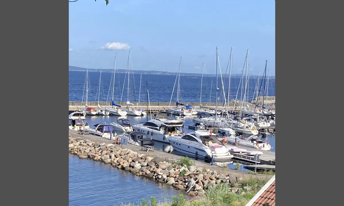 Åsgårdstrand seilforening: Seilforeningens havn. Longsideplassene kan ikke forhåndbookes på Mooringo. Avgiften betales på en automat på brygga. Kan gå med 50 fot som vi har
Koselig bred brygge med badetrapp rett til venstre i bildet. Gå opp den lille bakken og du er ved E Munks hus som er et lite museum.
