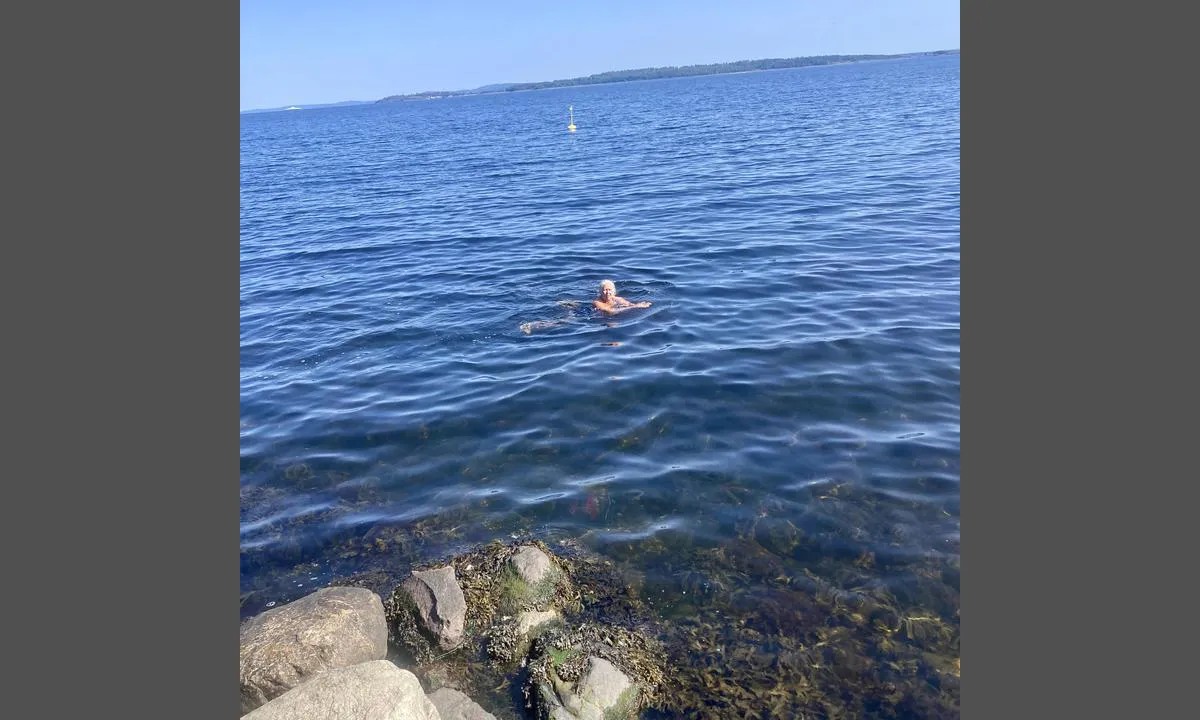 Åsgårdstrand seilforening: {"base": "no", "no": "Badetrapp p\u00e5 siden av havna til seilb\u00e5tforeningen", "se": "Badstege p\u00e5 sidan av hamnen till segelb\u00e5tsf\u00f6reningen", "en": "Swim ladder on the side of the harbour for the sailing club", "da": "Badebro p\u00e5 siden af havnen til sejlb\u00e5dforeningen", "fr": "\u00c9chelle de bain sur le c\u00f4t\u00e9 du port de l'association de voiliers", "de": "Badeleiter an der Seite des Hafens des Segelbootvereins", "es": "Escalera de ba\u00f1o en el costado del puerto de la asociaci\u00f3n de veleros", "it": "Scala da bagno sul lato del porto dell'associazione di barche a vela", "pt": "Escada de banho no lado da marina para a associa\u00e7\u00e3o de veleiros", "nl": "Badtrap aan de zijkant van de haven bij de zeilvereniging", "pl": "Drabinka k\u0105pielowa po stronie przystani do stowarzyszenia \u017ceglarskiego", "uk": "\u0414\u0440\u0430\u0431\u0438\u043d\u0430 \u0434\u043b\u044f \u043a\u0443\u043f\u0430\u043d\u043d\u044f \u043d\u0430 \u0431\u043e\u0446\u0456 \u0433\u0430\u0432\u0430\u043d\u0456 \u0431\u0456\u043b\u044f \u0430\u0441\u043e\u0446\u0456\u0430\u0446\u0456\u0457 \u0432\u0456\u0442\u0440\u0438\u043b\u044c\u043d\u0438\u0445 \u044f\u0445\u0442", "ro": "Scar\u0103 de baie pe parte a portului pentru asocia\u021bia de b\u0103rci cu p\u00e2nze", "tr": "Yat kul\u00fcb\u00fcn\u00fcn liman\u0131n\u0131n yan\u0131nda y\u00fczme merdiveni", "el": "\u03a3\u03ba\u03ac\u03bb\u03b1 \u03ba\u03bf\u03bb\u03cd\u03bc\u03b2\u03b7\u03c3\u03b7\u03c2 \u03c3\u03c4\u03bf \u03c0\u03bb\u03ac\u03b9 \u03c4\u03bf\u03c5 \u03bb\u03b9\u03bc\u03b1\u03bd\u03b9\u03bf\u03cd \u03b3\u03b9\u03b1 \u03c4\u03b7\u03bd \u03ad\u03bd\u03c9\u03c3\u03b7 \u03b9\u03c3\u03c4\u03b9\u03bf\u03c0\u03bb\u03bf\u0390\u03b1\u03c2", "cs": "Koupac\u00ed \u017eeb\u0159\u00edk na stran\u011b p\u0159\u00edstavu u jachta\u0159sk\u00e9ho spolku", "hu": "F\u00fcrd\u0151l\u00e9tr\u00e1k a vitorl\u00e1s klub kik\u00f6t\u0151j\u00e9nek oldal\u00e1n", "fi": "Uimaportaikko sataman purjehdusseuran puolella", "bg": "\u0421\u0442\u044a\u043b\u0431\u0430 \u0437\u0430 \u043a\u044a\u043f\u0430\u043d\u0435 \u043e\u0442\u0441\u0442\u0440\u0430\u043d\u0438 \u043d\u0430 \u043f\u0440\u0438\u0441\u0442\u0430\u043d\u0438\u0449\u0435\u0442\u043e \u043a\u044a\u043c \u0432\u0435\u0442\u0440\u043e\u0445\u043e\u0434\u043d\u0430\u0442\u0430 \u0430\u0441\u043e\u0446\u0438\u0430\u0446\u0438\u044f", "sr": "Stepenice za kupanje na strani luke kod jedrili\u010darskog udru\u017eenja", "et": "Ujumistrepid jahtklubi sadama \u00e4\u00e4res", "lv": "Peld\u0113\u0161anas k\u0101pnes jahtu asoci\u0101cijas ostas pus\u0113", "lt": "Maudymosi kop\u0117\u010dios prie uosto \u0161onin\u0117s dalies, prie buriuotoj\u0173 asociacijos"}