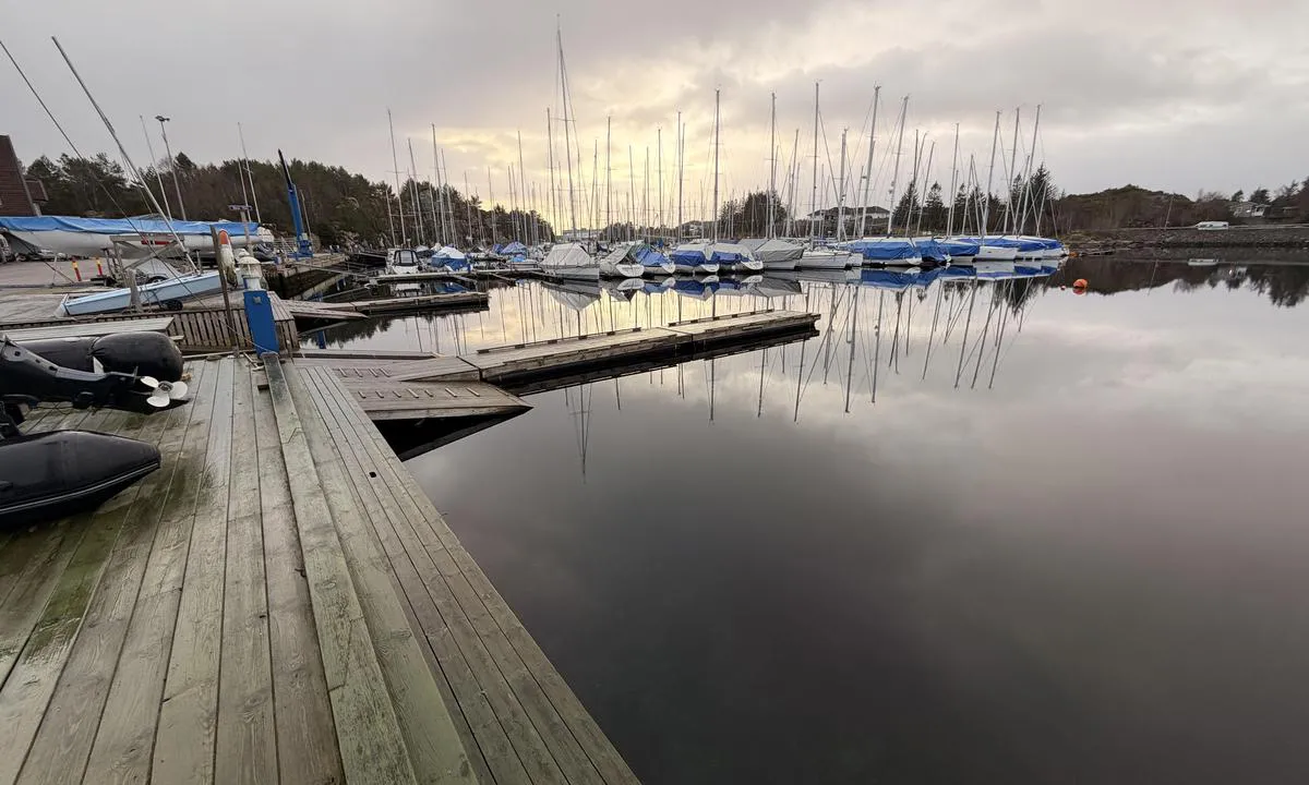 Askøy Seilforening: {"base": "no", "no": "God dybde lags kai (bekledd med tre)", "se": "Bra djup vid kaj (kl\u00e4dd med tr\u00e4)", "en": "Good depth along quay (lined with wood)", "da": "God dybde langs kaj (bekl\u00e6dt med tr\u00e6)", "fr": "Bonne profondeur le long du quai (rev\u00eatu de bois)", "de": "Gute Tiefe entlang des Kais (mit Holz verkleidet)", "es": "Buena profundidad junto al muelle (recubierto de madera)", "it": "Buona profondit\u00e0 lungo il molo (rivestito in legno)", "pt": "Boa profundidade ao longo do cais (revestido com madeira)", "nl": "Goede diepte langs de kade (bekleed met hout)", "pl": "Dobra g\u0142\u0119boko\u015b\u0107 przy nabrze\u017cu (wy\u0142o\u017cone drzewem)", "uk": "\u0413\u0430\u0440\u043d\u0430 \u0433\u043b\u0438\u0431\u0438\u043d\u0430 \u0432\u0437\u0434\u043e\u0432\u0436 \u043f\u0440\u0438\u0447\u0430\u043b\u0443 (\u0432\u043a\u0440\u0438\u0442\u0430 \u0434\u0435\u0440\u0435\u0432\u043e\u043c)", "ro": "Ad\u00e2ncime bun\u0103 l\u00e2ng\u0103 cheu (acoperit cu lemn)", "tr": "R\u0131ht\u0131m boyunca iyi derinlik (ah\u015fap kaplamal\u0131)", "el": "\u039a\u03b1\u03bb\u03ae \u03b2\u03ac\u03b8\u03bf\u03c2 \u03ba\u03b1\u03c4\u03ac \u03bc\u03ae\u03ba\u03bf\u03c2 \u03c4\u03b7\u03c2 \u03c0\u03c1\u03bf\u03ba\u03c5\u03bc\u03b1\u03af\u03b1\u03c2 (\u03b5\u03c0\u03b5\u03bd\u03b4\u03b5\u03b4\u03c5\u03bc\u03ad\u03bd\u03b7 \u03bc\u03b5 \u03be\u03cd\u03bb\u03bf)", "cs": "Dobr\u00e1 hloubka pod\u00e9l mola (oblo\u017een\u00e1 d\u0159evem)", "hu": "J\u00f3 m\u00e9lys\u00e9g a m\u00f3l\u00f3n\u00e1l (f\u00e1val burkolt)", "fi": "Hyv\u00e4 syvyys laiturissa (p\u00e4\u00e4llystetty puulla)", "bg": "\u0414\u043e\u0431\u0440\u0430 \u0434\u044a\u043b\u0431\u043e\u0447\u0438\u043d\u0430 \u043f\u043e\u043a\u0440\u0430\u0439 \u043a\u0435\u044f (\u043f\u043e\u043a\u0440\u0438\u0442 \u0441 \u0434\u044a\u0440\u0432\u043e)", "sr": "\u0414\u043e\u0431\u0440\u0430 \u0434\u0443\u0431\u0438\u043d\u0430 \u0443\u0437 \u043a\u0435\u0458 (\u043e\u0431\u043b\u043e\u0436\u0435\u043d \u0434\u0440\u0432\u0435\u0442\u043e\u043c)", "et": "Hea s\u00fcgavus kai \u00e4\u00e4res (\u00fcmbritsetud puiduga)", "lv": "Laba dzi\u013cums gar piest\u0101tni (izkl\u0101ta ar koku)", "lt": "Geras gylis prie krantin\u0117s (padengtos med\u017eiu)"}