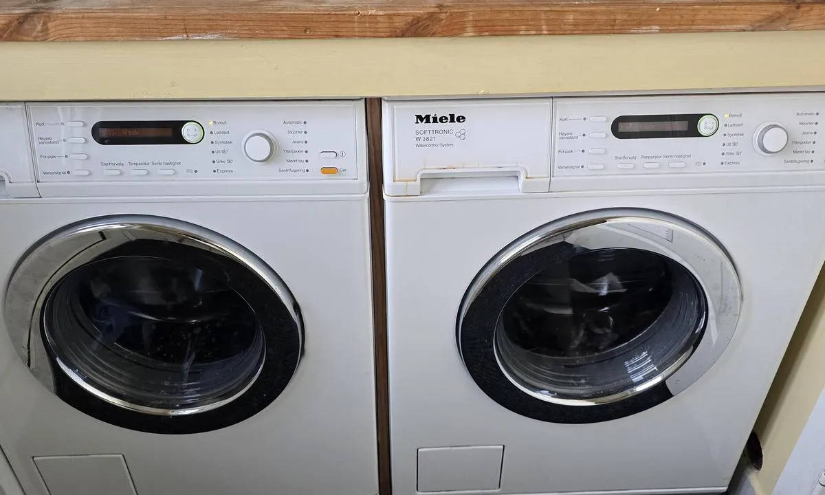 Askvoll Sentrumshamn: {"base": "no", "no": "Gode vaskemaskiner p\u00e5 servicebygg.", "se": "Bra tv\u00e4ttmaskiner i servicebyggnaden.", "en": "Good washing machines at the service building.", "da": "Gode vaskemaskiner i servicebygningen.", "fr": "Bons lave-linge dans le b\u00e2timent de service.", "de": "Gute Waschmaschinen im Servicegeb\u00e4ude.", "es": "Buenas lavadoras en el edificio de servicios.", "it": "Buone lavatrici nell'edificio dei servizi.", "pt": "Boas m\u00e1quinas de lavar no edif\u00edcio de servi\u00e7o.", "nl": "Goede wasmachines in het servicegebouw.", "pl": "Dobre pralki w budynku serwisowym.", "uk": "\u0413\u0430\u0440\u043d\u0456 \u043f\u0440\u0430\u043b\u044c\u043d\u0456 \u043c\u0430\u0448\u0438\u043d\u0438 \u0432 \u0441\u0435\u0440\u0432\u0456\u0441\u043d\u043e\u043c\u0443 \u0431\u0443\u0434\u0438\u043d\u043a\u0443.", "ro": "Ma\u0219ini de sp\u0103lat bune \u00een cl\u0103direa de servicii.", "tr": "Servis binas\u0131nda iyi \u00e7ama\u015f\u0131r makineleri.", "el": "\u039a\u03b1\u03bb\u03ac \u03c0\u03bb\u03c5\u03bd\u03c4\u03ae\u03c1\u03b9\u03b1 \u03c3\u03c4\u03bf \u03ba\u03c4\u03ae\u03c1\u03b9\u03bf \u03c5\u03c0\u03b7\u03c1\u03b5\u03c3\u03b9\u03ce\u03bd.", "cs": "Dobr\u00e9 pra\u010dky v servisn\u00ed budov\u011b.", "hu": "J\u00f3 mos\u00f3g\u00e9pek a szolg\u00e1ltat\u00f3 \u00e9p\u00fcletben.", "fi": "Hyv\u00e4t pesukoneet huoltorakennuksessa.", "bg": "\u0414\u043e\u0431\u0440\u0438 \u043f\u0435\u0440\u0430\u043b\u043d\u0438 \u043c\u0430\u0448\u0438\u043d\u0438 \u0432 \u0441\u0435\u0440\u0432\u0438\u0437\u043d\u0430\u0442\u0430 \u0441\u0433\u0440\u0430\u0434\u0430.", "sr": "\u0414\u043e\u0431\u0440\u0438 \u0432\u0435\u0448 \u043c\u0430\u0448\u0438\u043d\u0435 \u0443 \u0441\u0435\u0440\u0432\u0438\u0441\u043d\u043e\u0458 \u0437\u0433\u0440\u0430\u0434\u0438.", "et": "Head pesumasinad teenindushoones.", "lv": "Labas ve\u013cas mazg\u0101jam\u0101s ma\u0161\u012bnas servisa \u0113k\u0101.", "lt": "Geri skalbimo ma\u0161in\u0173 paslaugos pastate."}