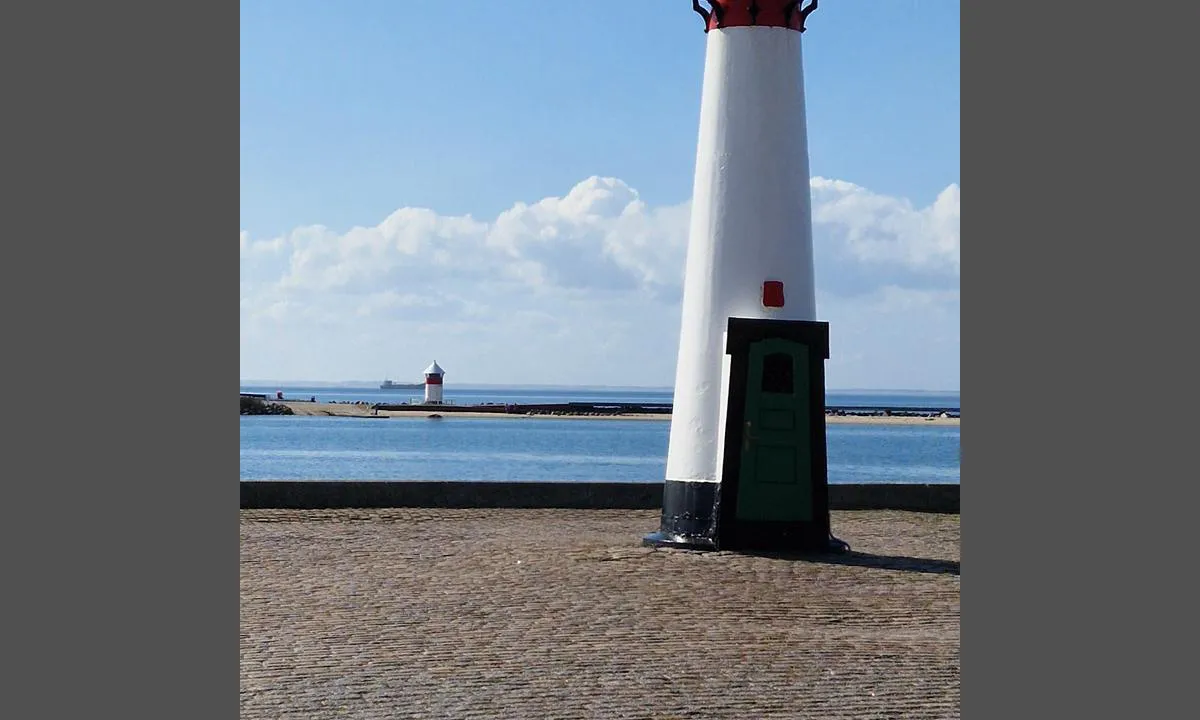Assens Havn: {"base": "en", "no": "Utsikt fra yttersiden av brygga", "se": "Utsikt fr\u00e5n utsidan av piren", "en": "View from the outer side of the pier", "da": "Udsigt fra ydersiden af molen", "fr": "Vue du c\u00f4t\u00e9 ext\u00e9rieur de la jet\u00e9e", "de": "Blick von der Au\u00dfenseite des Piers", "es": "Vista desde el lado exterior del muelle", "it": "Vista dal lato esterno del molo", "pt": "Vista do lado externo do cais", "nl": "Uitzicht vanaf de buitenkant van de pier", "pl": "Widok z zewn\u0119trznej strony molo", "uk": "\u0412\u0438\u0434 \u0456\u0437 \u0437\u043e\u0432\u043d\u0456\u0448\u043d\u044c\u043e\u0433\u043e \u0431\u043e\u043a\u0443 \u043f\u0456\u0440\u0441\u0443", "ro": "Vedere de pe partea exterioar\u0103 a digului", "tr": "\u0130skele d\u0131\u015f taraf\u0131n\u0131n g\u00f6r\u00fcn\u00fcm\u00fc", "el": "\u0398\u03ad\u03b1 \u03b1\u03c0\u03cc \u03c4\u03b7\u03bd \u03b5\u03be\u03c9\u03c4\u03b5\u03c1\u03b9\u03ba\u03ae \u03c0\u03bb\u03b5\u03c5\u03c1\u03ac \u03c4\u03b7\u03c2 \u03c0\u03c1\u03bf\u03b2\u03bb\u03ae\u03c4\u03b1\u03c2", "cs": "Pohled z vn\u011bj\u0161\u00ed strany mola", "hu": "Kil\u00e1t\u00e1s a m\u00f3l\u00f3 k\u00fcls\u0151 oldal\u00e1r\u00f3l", "fi": "N\u00e4k\u00f6ala ulommalta laiturilta", "bg": "\u0418\u0437\u0433\u043b\u0435\u0434 \u043e\u0442 \u0432\u044a\u043d\u0448\u043d\u0430\u0442\u0430 \u0441\u0442\u0440\u0430\u043d\u0430 \u043d\u0430 \u043a\u0435\u044f", "sr": "Pogled sa spoljne strane mola", "et": "Vaade kai v\u00e4lisk\u00fcljelt", "lv": "Skats no \u0101r\u0113j\u0101s mola puses", "lt": "Vaizdas i\u0161 i\u0161orin\u0117s prieplaukos pus\u0117s"}