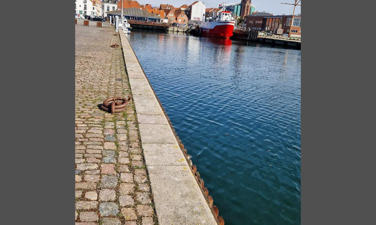 Assens Havn: {"base": "en", "no": "S\u00f8rside av brygga.", "se": "S\u00f6dra sidan av piren.", "en": "South side of the Pier.", "da": "Sydsiden af \u200b\u200bmolen.", "fr": "C\u00f4t\u00e9 sud de la jet\u00e9e.", "de": "S\u00fcdseite des Piers.", "es": "Lado sur del Muelle.", "it": "Lato sud del molo.", "pt": "Lado sul do Cais.", "nl": "Zuidzijde van de pier.", "pl": "Po\u0142udniowa strona molo.", "uk": "\u041f\u0456\u0432\u0434\u0435\u043d\u043d\u0430 \u0441\u0442\u043e\u0440\u043e\u043d\u0430 \u043f\u0456\u0440\u0441\u0443.", "ro": "Partea de sud a digului.", "tr": "\u0130skele'nin g\u00fcney taraf\u0131.", "el": "\u039d\u03cc\u03c4\u03b9\u03b1 \u03c0\u03bb\u03b5\u03c5\u03c1\u03ac \u03c4\u03bf\u03c5 \u03a0\u03c1\u03bf\u03b2\u03bb\u03ae\u03c4\u03b1.", "cs": "Ji\u017en\u00ed strana mola.", "hu": "A m\u00f3l\u00f3 d\u00e9li oldala.", "fi": "Laiturin etel\u00e4puoli.", "bg": "\u042e\u0436\u043d\u0430\u0442\u0430 \u0441\u0442\u0440\u0430\u043d\u0430 \u043d\u0430 \u043a\u0435\u044f.", "sr": "Ju\u017ena strana pristani\u0161ta.", "et": "Kai l\u00f5unak\u00fclg.", "lv": "Piest\u0101tnes dienvidu puse.", "lt": "Pietin\u0117 prieplaukos pus\u0117."}