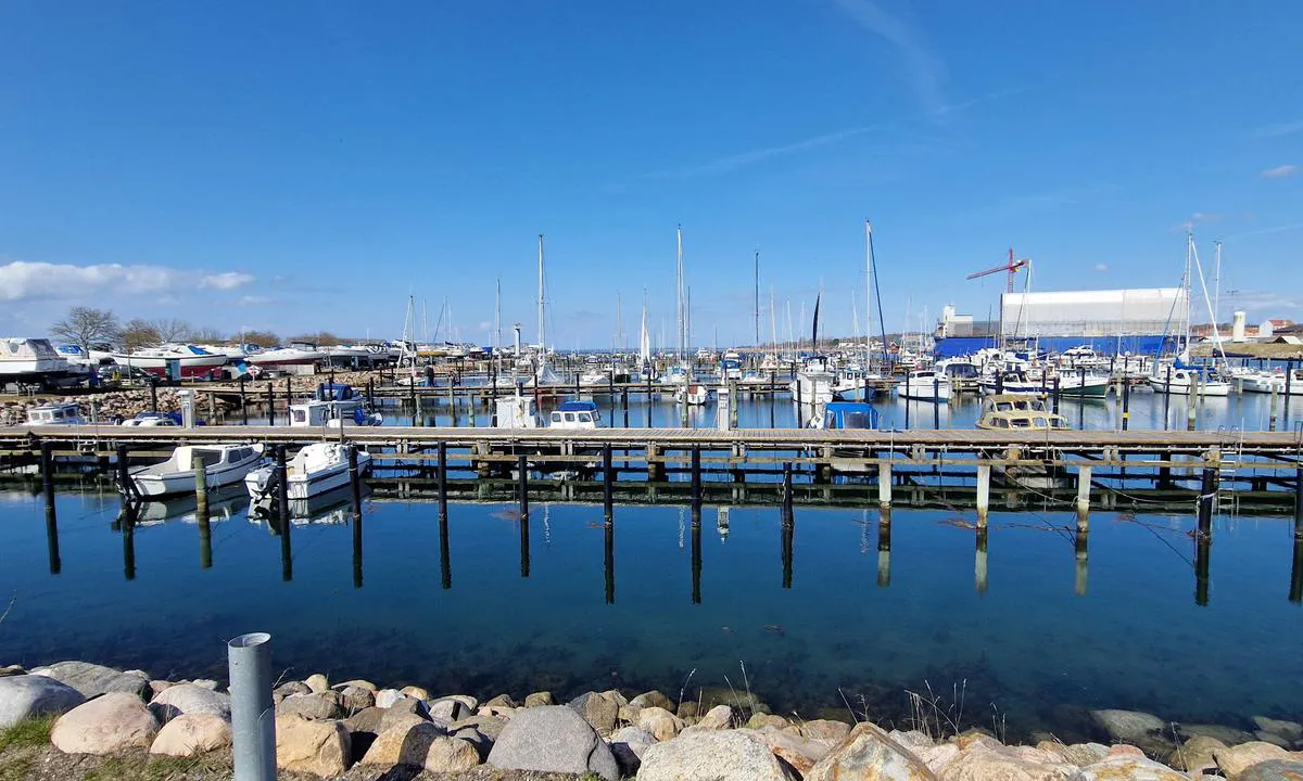 Assens Marina: {"base": "en", "no": "Utsikt fra nordvest", "se": "Utsikt fr\u00e5n nordv\u00e4st", "en": "View from the north-west", "da": "Udsigt fra nordvest", "fr": "Vue depuis le nord-ouest", "de": "Blick aus Nordwest", "es": "Vista desde el noroeste", "it": "Vista da nord-ovest", "pt": "Vista do noroeste", "nl": "Uitzicht vanuit het noordwesten", "pl": "Widok z p\u00f3\u0142nocnego zachodu", "uk": "\u0412\u0438\u0434 \u0437 \u043f\u0456\u0432\u043d\u0456\u0447\u043d\u043e\u0433\u043e \u0437\u0430\u0445\u043e\u0434\u0443", "ro": "Vedere din nord-vest", "tr": "Kuzey-bat\u0131dan g\u00f6r\u00fcn\u00fcm", "el": "\u0398\u03ad\u03b1 \u03b1\u03c0\u03cc \u03c4\u03b1 \u03b2\u03cc\u03c1\u03b5\u03b9\u03b1-\u03b4\u03c5\u03c4\u03b9\u03ba\u03ac", "cs": "Pohled ze severoz\u00e1padu", "hu": "Kil\u00e1t\u00e1s \u00e9szaknyugatr\u00f3l", "fi": "N\u00e4kym\u00e4 luoteesta", "bg": "\u0418\u0437\u0433\u043b\u0435\u0434 \u043e\u0442 \u0441\u0435\u0432\u0435\u0440\u043e\u0437\u0430\u043f\u0430\u0434", "sr": "Pogled sa severozapada", "et": "Vaade loode poolt", "lv": "Skats no zieme\u013crietumiem", "lt": "Vaizdas i\u0161 \u0161iaur\u0117s vakar\u0173"}