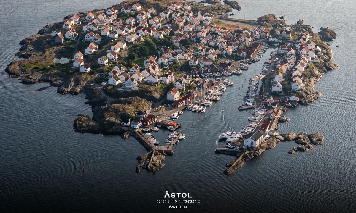 Aerial photo of Åstol Gästhamn. Presented in cooperation with fotoflyg.se. You can order this as a framed print on their website (link below). Use code "harbourmaps" to get a 10% rebate