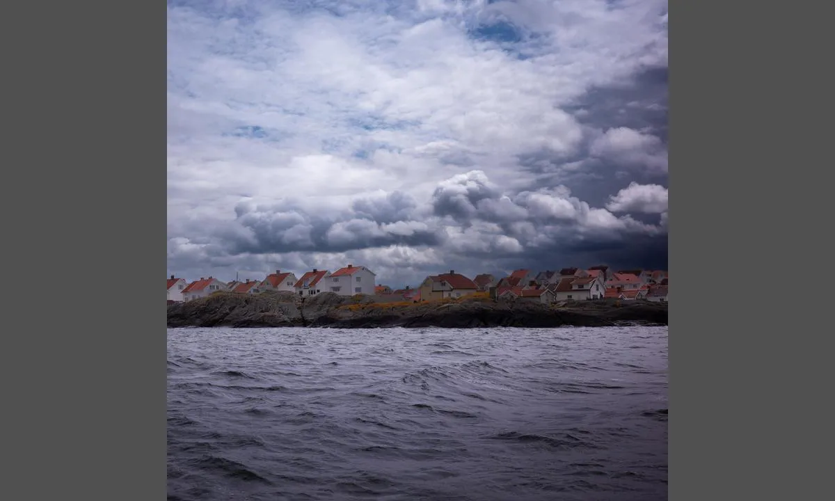 Åstol Gästhamn: {"base": "se", "no": "Inseiling til \u00c5stol fra nordvest.", "se": "Insegling till \u00c5stol fr\u00e5n nordv\u00e4st.", "en": "Approach to \u00c5stol from the northwest.", "da": "Indsejling til \u00c5stol fra nordvest.", "fr": "Entr\u00e9e vers \u00c5stol par le nord-ouest.", "de": "Einfahrt nach \u00c5stol von Nordwesten.", "es": "Entrada a \u00c5stol desde el noroeste.", "it": "Entrata al porto di \u00c5stol da nord-ovest.", "pt": "Aproxima\u00e7\u00e3o a \u00c5stol a partir do noroeste.", "nl": "Invaart naar \u00c5stol vanuit het noordwesten.", "pl": "Wp\u0142ywanie do \u00c5stol od p\u00f3\u0142nocnego zachodu.", "uk": "\u0412\u0445\u0456\u0434 \u0434\u043e \u041e\u0441\u0442\u043e\u043b\u044f \u0437 \u043f\u0456\u0432\u043d\u0456\u0447\u043d\u043e\u0433\u043e \u0437\u0430\u0445\u043e\u0434\u0443.", "ro": "Naviga\u021bia c\u0103tre \u00c5stol dinspre nord-vest.", "tr": "\u00c5stol'e kuzeybat\u0131dan giri\u015f.", "el": "\u0395\u03af\u03c3\u03bf\u03b4\u03bf\u03c2 \u03c3\u03c4\u03bf \u00c5stol \u03b1\u03c0\u03cc \u03b2\u03bf\u03c1\u03b5\u03b9\u03bf\u03b4\u03c5\u03c4\u03b9\u03ba\u03ac.", "cs": "P\u0159\u00edjezd do \u00c5stolu od severoz\u00e1padu.", "hu": "Behaj\u00f3z\u00e1s \u00c5stol-hoz \u00e9szaknyugatr\u00f3l.", "fi": "Saapuminen \u00c5st\u00f6liin luoteesta.", "bg": "\u0412\u0445\u043e\u0434 \u043a\u044a\u043c \u0410\u0437\u0442\u043e\u043b \u043e\u0442 \u0441\u0435\u0432\u0435\u0440\u043e\u0437\u0430\u043f\u0430\u0434.", "sr": "\u0423\u043b\u0430\u0437\u0430\u043a \u0443 \u00c5\u0441\u0442\u043e\u043b \u0441\u0430 \u0441\u0435\u0432\u0435\u0440\u043e\u0437\u0430\u043f\u0430\u0434\u0430.", "et": "Sisses\u00f5it \u00c5stoli loodenurgast.", "lv": "Iebrauk\u0161ana \u00c5stol no zieme\u013crietumiem.", "lt": "\u012eplaukimas \u012f \u00c5stol i\u0161 \u0161iaur\u0117s vakar\u0173."}