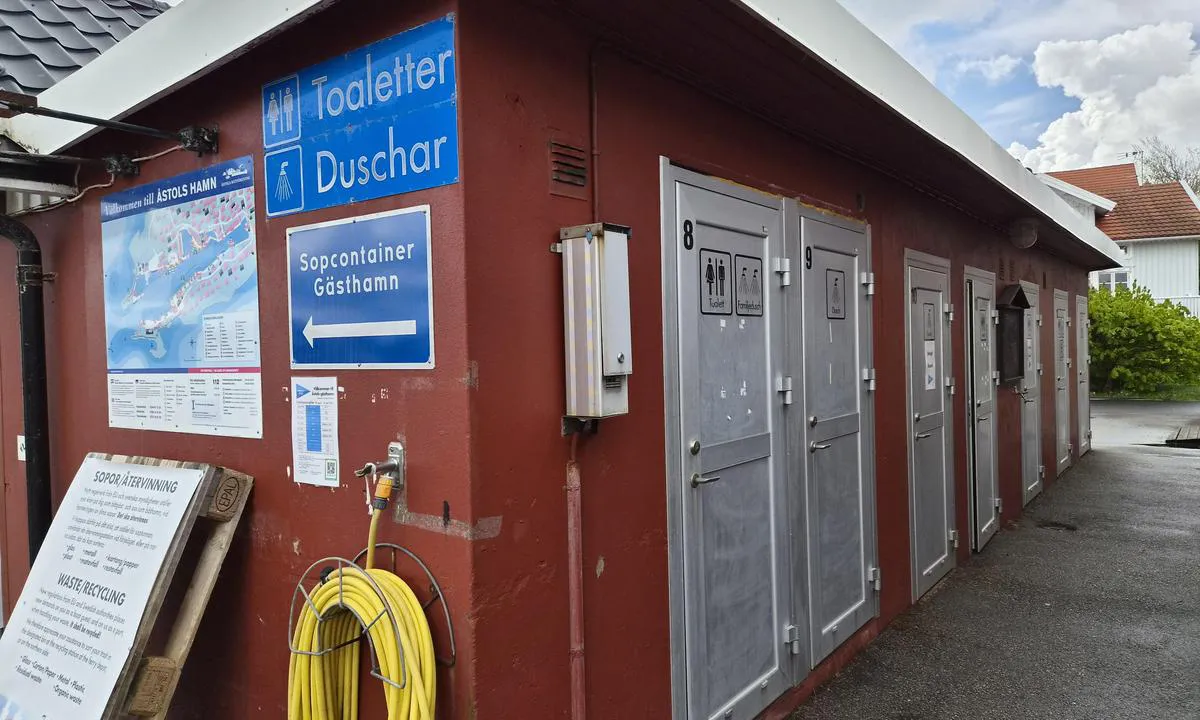 Åstol Gästhamn: {"base": "se", "no": "Det finnes toaletter og dusjer p\u00e5 s\u00f8rsiden av havnen. I tilknytning til venterommet til fergen finnes det ogs\u00e5 dusj og toalett, som Tj\u00f8rn kommune har ansvar for.", "se": "Det finns toaletter och duschar p\u00e5 sydsidan av hamnen. I anslutning till v\u00e4ntrummet til f\u00e4rjan finns det ocks\u00e5 dusch och toalett, som Tj\u00f6rn kommun ansvarar f\u00f6r.", "en": "There are toilets and showers on the south side of the harbor. Adjoining the ferry waiting room, there is also a shower and toilet, managed by Tj\u00f6rn municipality.", "da": "Der er toiletter og brusebade p\u00e5 den sydlige side af havnen. I tilknytning til ventesalen til f\u00e6rgen er der ogs\u00e5 brusebad og toilet, som Tj\u00f6rn kommune er ansvarlig for.", "fr": "Il y a des toilettes et des douches du c\u00f4t\u00e9 sud du port. En connexion avec la salle d'attente du ferry, il y a aussi une douche et des toilettes, dont la commune de Tj\u00f6rn est responsable.", "de": "Es gibt Toiletten und Duschen an der S\u00fcdseite des Hafens. In Verbindung mit dem Warteraum der F\u00e4hre gibt es auch eine Dusche und eine Toilette, f\u00fcr die die Gemeinde Tj\u00f6rn verantwortlich ist.", "es": "Hay ba\u00f1os y duchas en el lado sur del puerto. En conexi\u00f3n con la sala de espera del ferry tambi\u00e9n hay ducha y ba\u00f1o, de los que el municipio de Tj\u00f6rn es responsable.", "it": "Ci sono servizi igienici e docce sul lato sud del porto. In collegamento con la sala d'attesa per il traghetto, c'\u00e8 anche una doccia e un servizio igienico, di cui \u00e8 responsabile il comune di Tj\u00f6rn.", "pt": "Existem banheiros e chuveiros no lado sul do porto. Em conex\u00e3o com a sala de espera para a balsa, tamb\u00e9m h\u00e1 um chuveiro e um banheiro, pelos quais a comuna de Tj\u00f6rn \u00e9 respons\u00e1vel.", "nl": "Er zijn toiletten en douches aan de zuidkant van de haven. In aansluiting op de wachtkamer voor de veerboot zijn er ook een douche en toilet, waar de gemeente Tj\u00f6rn voor verantwoordelijk is.", "pl": "Na po\u0142udniowej stronie portu znajduj\u0105 si\u0119 toalety i prysznice. W zwi\u0105zku z poczekalni\u0105 na prom znajduje si\u0119 r\u00f3wnie\u017c prysznic i toaleta, za kt\u00f3re odpowiedzialna jest gmina Tj\u00f6rn.", "uk": "\u041d\u0430 \u043f\u0456\u0432\u0434\u0435\u043d\u043d\u0456\u0439 \u0441\u0442\u043e\u0440\u043e\u043d\u0456 \u0433\u0430\u0432\u0430\u043d\u0456 \u0454 \u0442\u0443\u0430\u043b\u0435\u0442\u0438 \u0442\u0430 \u0434\u0443\u0448\u043e\u0432\u0456. \u041f\u043e\u0440\u0443\u0447 \u0456\u0437 \u0437\u0430\u043b\u043e\u043c \u043e\u0447\u0456\u043a\u0443\u0432\u0430\u043d\u043d\u044f \u0434\u043b\u044f \u043f\u043e\u0440\u043e\u043c\u0430 \u0442\u0430\u043a\u043e\u0436 \u0454 \u0434\u0443\u0448\u043e\u0432\u0430 \u0442\u0430 \u0442\u0443\u0430\u043b\u0435\u0442, \u0437\u0430 \u044f\u043a\u0456 \u0432\u0456\u0434\u043f\u043e\u0432\u0456\u0434\u0430\u0454 \u043a\u043e\u043c\u0443\u043d\u0430 \u0422'\u0454\u0440\u043d.", "ro": "Exist\u0103 toalete \u0219i du\u0219uri pe partea de sud a portului. \u00cen leg\u0103tur\u0103 cu sala de a\u0219teptare pentru feribot, exist\u0103, de asemenea, du\u0219 \u0219i toalet\u0103, de care r\u0103spunde municipalitatea Tj\u00f6rn.", "tr": "Liman\u0131n g\u00fcney taraf\u0131nda tuvaletler ve du\u015flar bulunmaktad\u0131r. Feribot bekleme odas\u0131n\u0131n yan\u0131nda da Tj\u00f6rn Belediyesi'nin sorumlulu\u011funda olan du\u015f ve tuvalet bulunmaktad\u0131r.", "el": "\u03a5\u03c0\u03ac\u03c1\u03c7\u03bf\u03c5\u03bd \u03c4\u03bf\u03c5\u03b1\u03bb\u03ad\u03c4\u03b5\u03c2 \u03ba\u03b1\u03b9 \u03bd\u03c4\u03bf\u03c5\u03c2 \u03c3\u03c4\u03b7 \u03bd\u03cc\u03c4\u03b9\u03b1 \u03c0\u03bb\u03b5\u03c5\u03c1\u03ac \u03c4\u03bf\u03c5 \u03bb\u03b9\u03bc\u03b1\u03bd\u03b9\u03bf\u03cd. \u03a3\u03c4\u03b7 \u03c3\u03cd\u03bd\u03b4\u03b5\u03c3\u03b7 \u03bc\u03b5 \u03c4\u03b7\u03bd \u03b1\u03af\u03b8\u03bf\u03c5\u03c3\u03b1 \u03b1\u03bd\u03b1\u03bc\u03bf\u03bd\u03ae\u03c2 \u03b3\u03b9\u03b1 \u03c4\u03bf \u03c6\u03ad\u03c1\u03b9 \u03c5\u03c0\u03ac\u03c1\u03c7\u03b5\u03b9 \u03b5\u03c0\u03af\u03c3\u03b7\u03c2 \u03bd\u03c4\u03bf\u03c5\u03c2 \u03ba\u03b1\u03b9 \u03c4\u03bf\u03c5\u03b1\u03bb\u03ad\u03c4\u03b1, \u03c0\u03bf\u03c5 \u03b5\u03c5\u03b8\u03cd\u03bd\u03b5\u03c4\u03b1\u03b9 \u03bf \u03b4\u03ae\u03bc\u03bf\u03c2 \u03a4\u03b6\u03b5\u03c1\u03bd.", "cs": "Na ji\u017en\u00ed stran\u011b p\u0159\u00edstavu jsou toalety a sprchy. V bl\u00edzkosti \u010dek\u00e1rny na trajekt je tak\u00e9 sprcha a toaleta, za kter\u00e9 odpov\u00edd\u00e1 obec Tj\u00f6rn.", "hu": "A kik\u00f6t\u0151 d\u00e9li oldal\u00e1n tal\u00e1lhat\u00f3k v\u00e9c\u00e9k \u00e9s zuhanyz\u00f3k. A komp v\u00e1r\u00f3term\u00e9hez kapcsol\u00f3d\u00f3an is van zuhanyz\u00f3 \u00e9s v\u00e9c\u00e9, amik\u00e9rt Tj\u00f6rn \u00f6nkorm\u00e1nyzata felel.", "fi": "Sataman etel\u00e4puolella on wc:t ja suihkut. Lautan odotushuoneen vieress\u00e4 on my\u00f6s suihku ja wc, joista Tj\u00f6rnin kunta vastaa.", "bg": "\u0418\u043c\u0430 \u0442\u043e\u0430\u043b\u0435\u0442\u043d\u0438 \u0438 \u0434\u0443\u0448\u043e\u0432\u0435 \u043e\u0442 \u044e\u0436\u043d\u0430\u0442\u0430 \u0441\u0442\u0440\u0430\u043d\u0430 \u043d\u0430 \u043f\u0440\u0438\u0441\u0442\u0430\u043d\u0438\u0449\u0435\u0442\u043e. \u0412\u044a\u0432 \u0432\u0440\u044a\u0437\u043a\u0430 \u0441 \u0447\u0430\u043a\u0430\u043b\u043d\u044f\u0442\u0430 \u043d\u0430 \u0444\u0435\u0440\u0438\u0431\u043e\u0442\u0430 \u0438\u043c\u0430 \u0441\u044a\u0449\u043e \u0434\u0443\u0448 \u0438 \u0442\u043e\u0430\u043b\u0435\u0442\u043d\u0430, \u0437\u0430 \u043a\u043e\u0438\u0442\u043e \u043e\u0442\u0433\u043e\u0432\u0430\u0440\u044f \u043e\u0431\u0449\u0438\u043d\u0430 \u0422\u044c\u043e\u0440\u043d.", "sr": "Postoje toaleti i tu\u0161evi na ju\u017enoj strani luke. U blizini \u010dekaonice za trajekt postoji tako\u0111e tu\u0161 i toalet, za koje je op\u0161tina Tj\u00f6rn odgovorna.", "et": "Sadama l\u00f5unak\u00fcljel on tualetid ja du\u0161id. Praamil ooteruumi k\u00f5rval on samuti du\u0161\u0161 ja tualett, mille eest vastutab Tj\u00f6rn'i vald.", "lv": "Ost\u0101s dienvidu pus\u0113 ir tualetes un du\u0161as. Pievienot\u0101 telp\u0101 pie pr\u0101mja uzgaid\u0101m\u0101s telpas ir ar\u012b du\u0161a un tualete, par kur\u0101m atbild Tjornas pa\u0161vald\u012bba.", "lt": "Pietin\u0117je uosto pus\u0117je yra tualetai ir du\u0161ai. Greta laukiamojo keltui taip pat yra du\u0161as ir tualetas, u\u017e kur\u012f atsakinga Tj\u00f6rn savivaldyb\u0117."}
