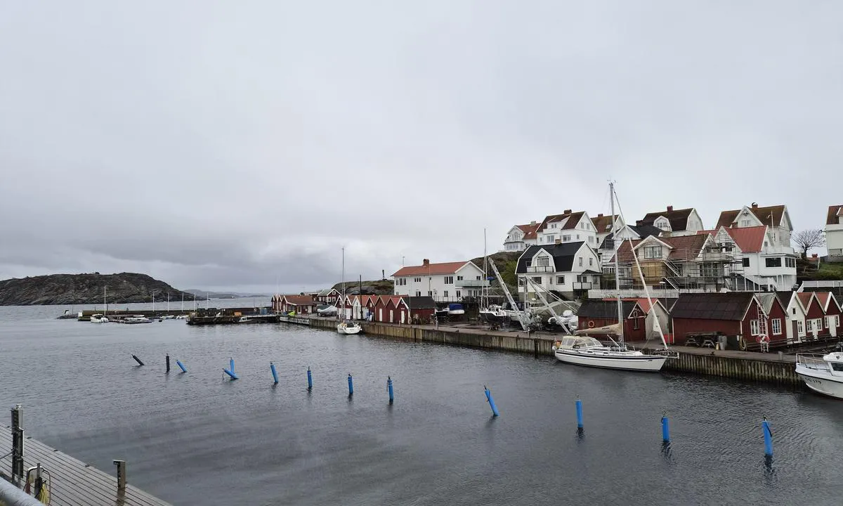Åstol Gästhamn: {"base": "no", "no": "Havnen sett fra nordvest.", "se": "Hamnen sedd fr\u00e5n nordv\u00e4st.", "en": "The harbor seen from the northwest.", "da": "Havnen set fra nordvest.", "fr": "Le port vu du nord-ouest.", "de": "Der Hafen aus nordwestlicher Sicht.", "es": "El puerto visto desde el noroeste.", "it": "Il porto visto da nord-ovest.", "pt": "O porto visto do noroeste.", "nl": "De haven gezien vanuit het noordwesten.", "pl": "Port widziany z p\u00f3\u0142nocnego zachodu.", "uk": "\u0413\u0430\u0432\u0430\u043d\u044c \u0437 \u043f\u0456\u0432\u043d\u0456\u0447\u043d\u043e\u0433\u043e \u0437\u0430\u0445\u043e\u0434\u0443.", "ro": "Portul v\u0103zut din nord-vest.", "tr": "Liman kuzeybat\u0131dan g\u00f6r\u00fcn\u00fcm.", "el": "\u03a4\u03bf \u03bb\u03b9\u03bc\u03ac\u03bd\u03b9 \u03cc\u03c0\u03c9\u03c2 \u03c6\u03b1\u03af\u03bd\u03b5\u03c4\u03b1\u03b9 \u03b1\u03c0\u03cc \u03c4\u03b1 \u03b2\u03bf\u03c1\u03b5\u03b9\u03bf\u03b4\u03c5\u03c4\u03b9\u03ba\u03ac.", "cs": "P\u0159\u00edstav vid\u011bn\u00fd ze severoz\u00e1padu.", "hu": "A kik\u00f6t\u0151 \u00e9szaknyugat fel\u0151l n\u00e9zve.", "fi": "Satama n\u00e4htyn\u00e4 luoteesta.", "bg": "\u041f\u0440\u0438\u0441\u0442\u0430\u043d\u0438\u0449\u0435\u0442\u043e \u043f\u043e\u0433\u043b\u0435\u0434\u043d\u0430\u0442\u043e \u043e\u0442 \u0441\u0435\u0432\u0435\u0440\u043e\u0437\u0430\u043f\u0430\u0434.", "sr": "\u041b\u0443\u043a\u0430 \u0433\u043b\u0435\u0434\u0430\u043d\u0430 \u0441\u0430 \u0441\u0435\u0432\u0435\u0440\u043e\u0437\u0430\u043f\u0430\u0434\u0430.", "et": "Sadamat vaadatakse loodesuundast.", "lv": "Osta no zieme\u013crietumiem.", "lt": "Uostas matomas i\u0161 \u0161iaur\u0117s vakar\u0173."}