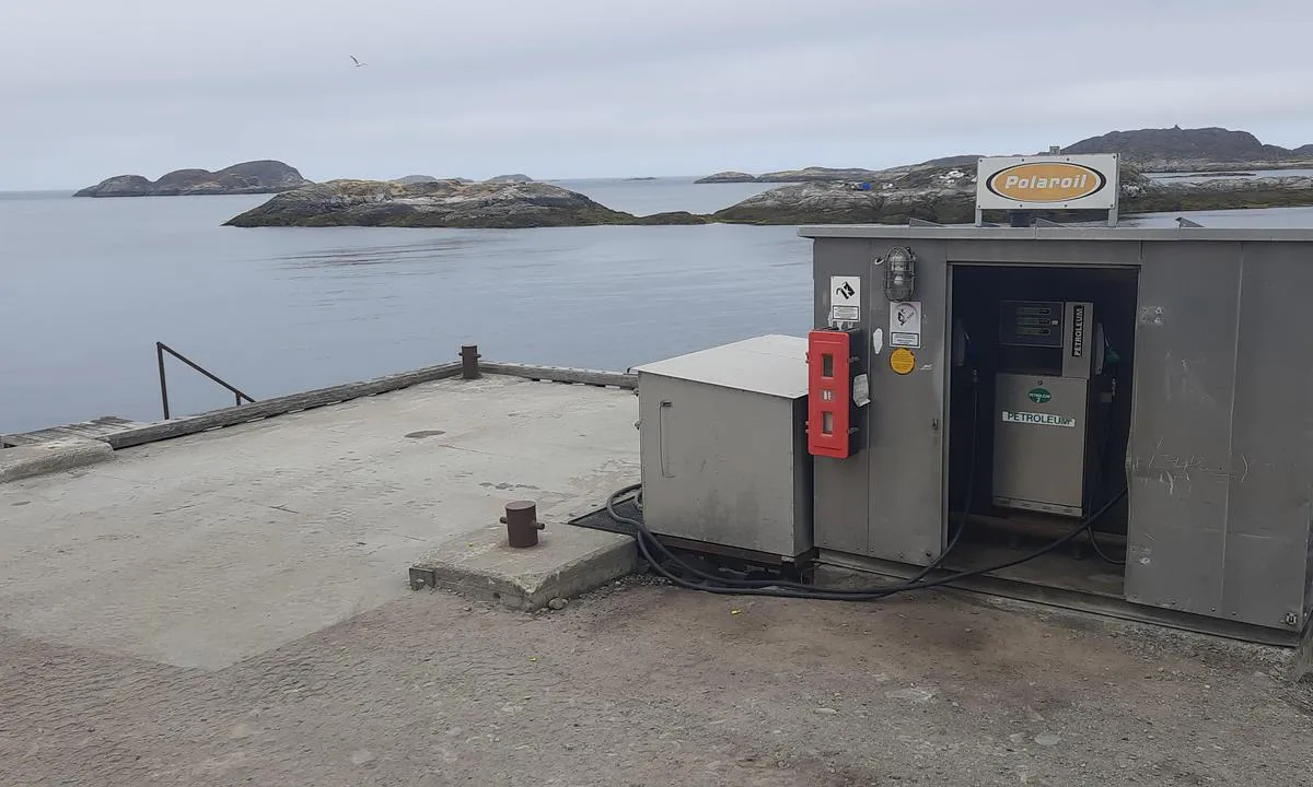 Atammik: La station-service est équipée de trois pompes : diesel, essence et kérosène.