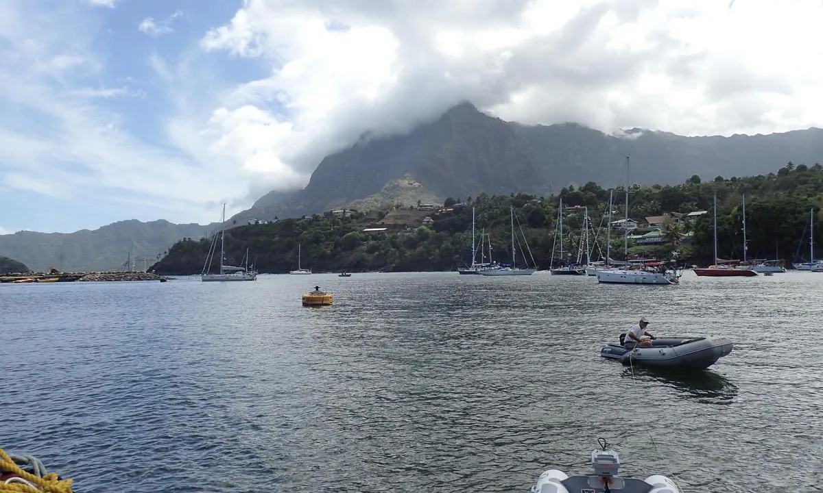 Atuona - Hiva Oa: {"base": "no", "no": "God kai for joller. Dusj p\u00e5 brygga med vann fra en liten elv, kan dusje s\u00e5 lenge en vil i godt lunkent vann.", "se": "Bra kaj f\u00f6r jollar. Dusch p\u00e5 bryggan med vatten fr\u00e5n en liten flod, kan duscha s\u00e5 l\u00e4nge man vill i gott ljummet vatten.", "en": "Good quay for dinghies. Shower on the dock with water from a small river, can shower as long as desired in comfortably warm water.", "da": "God kaj for joller. Brusebad p\u00e5 broen med vand fra en lille flod, man kan bade lige s\u00e5 l\u00e6nge, man vil, i godt lunkent vand.", "fr": "Bon quai pour les annexes. Douche sur le quai avec de l'eau d'une petite rivi\u00e8re, peut se doucher aussi longtemps qu'on le veut dans de l'eau bien ti\u00e8de.", "de": "Guter Kai f\u00fcr Beiboote. Dusche auf dem Steg mit Wasser aus einem kleinen Fluss, kann so lange wie gew\u00fcnscht mit angenehm warmem Wasser duschen.", "es": "Buen muelle para botes peque\u00f1os. Ducha en el muelle con agua de un peque\u00f1o arroyo, se puede duchar todo el tiempo que se quiera en agua bien tibia.", "it": "Buon molo per tender. Doccia sul molo con acqua da un piccolo fiume, si pu\u00f2 fare la doccia quanto si vuole in acqua tiepida.", "pt": "Boa doca para botes. Chuveiro no cais com \u00e1gua de um pequeno rio, pode tomar banho pelo tempo que quiser em \u00e1gua morna.", "nl": "Goede kade voor jollen. Douche op de steiger met water uit een kleine rivier, je kunt zo lang douchen als je wilt in lekker lauwwarm water.", "pl": "Dobre nabrze\u017ce dla \u0142\u00f3dek. Prysznic na molo z wod\u0105 z ma\u0142ej rzeki, mo\u017cna si\u0119 k\u0105pa\u0107 tak d\u0142ugo, jak si\u0119 chce, w przyjemnie ciep\u0142ej wodzie.", "uk": "\u0413\u0430\u0440\u043d\u0430 \u043f\u0440\u0438\u0447\u0430\u043b\u044c\u043d\u0430 \u0441\u043f\u043e\u0440\u0443\u0434\u0430 \u0434\u043b\u044f \u0448\u043b\u044e\u043f\u043e\u043a. \u0414\u0443\u0448 \u043d\u0430 \u043f\u0440\u0438\u0447\u0430\u043b\u0456 \u0437 \u0432\u043e\u0434\u043e\u044e \u0437 \u043c\u0430\u043b\u0435\u043d\u044c\u043a\u043e\u0457 \u0440\u0456\u0447\u043a\u0438, \u043c\u043e\u0436\u043d\u0430 \u043f\u0440\u0438\u0439\u043c\u0430\u0442\u0438 \u0434\u0443\u0448 \u0441\u043a\u0456\u043b\u044c\u043a\u0438 \u0437\u0430\u0432\u0433\u043e\u0434\u043d\u043e \u0443 \u043f\u0440\u0438\u0454\u043c\u043d\u043e \u0442\u0435\u043f\u043b\u043e\u0457 \u0432\u043e\u0434\u0456.", "ro": "Dig bun\u0103 pentru \u0219alupe. Du\u0219 pe ponton cu ap\u0103 dintr-un mic r\u00e2u, se poate face du\u0219 oric\u00e2t timp dore\u0219te \u00een ap\u0103 cald\u0103 pl\u0103cut\u0103.", "tr": "Pisneler i\u00e7in iyi bir iskele. K\u00fc\u00e7\u00fck bir nehirden gelen su ile iskelede du\u015f, istene kadar \u0131l\u0131k suyun tad\u0131n\u0131 \u00e7\u0131kararak du\u015f alabilirsiniz.", "el": "\u039a\u03b1\u03bb\u03ae \u03b1\u03c0\u03bf\u03b2\u03ac\u03b8\u03c1\u03b1 \u03b3\u03b9\u03b1 \u03bb\u03ad\u03bc\u03b2\u03bf\u03c5\u03c2. \u039d\u03c4\u03bf\u03c5\u03c2 \u03c3\u03c4\u03b7\u03bd \u03c0\u03c1\u03bf\u03b2\u03bb\u03ae\u03c4\u03b1 \u03bc\u03b5 \u03bd\u03b5\u03c1\u03cc \u03b1\u03c0\u03cc \u03ad\u03bd\u03b1 \u03bc\u03b9\u03ba\u03c1\u03cc \u03c0\u03bf\u03c4\u03ac\u03bc\u03b9, \u03bc\u03c0\u03bf\u03c1\u03b5\u03af\u03c2 \u03bd\u03b1 \u03ba\u03ac\u03bd\u03b5\u03b9\u03c2 \u03bd\u03c4\u03bf\u03c5\u03c2 \u03c4\u03cc\u03c3\u03bf \u03cc\u03c3\u03bf \u03b8\u03ad\u03bb\u03b5\u03b9\u03c2 \u03bc\u03b5 \u03ba\u03b1\u03bb\u03cc \u03c7\u03bb\u03b9\u03b1\u03c1\u03cc \u03bd\u03b5\u03c1\u03cc.", "cs": "Dobr\u00e9 molo pro \u010dluny. Sprcha na molu s vodou z mal\u00e9ho potoka, m\u016f\u017eete se sprchovat, jak dlouho chcete, v p\u0159\u00edjemn\u011b tepl\u00e9 vod\u011b.", "hu": "J\u00f3 kik\u00f6t\u0151 a cs\u00f3nakoknak. Zuhanyz\u00f3 a m\u00f3l\u00f3n egy kis foly\u00f3 viz\u00e9b\u0151l, amiben annyi ideig zuhanyozhatunk, ameddig csak akarunk, j\u00f3 langyos v\u00edzzel.", "fi": "Hyv\u00e4 laituri jollille. Laiturilla oleva suihku pienest\u00e4 joesta tulevalla vedell\u00e4, voi suihkuttaa niin kauan kuin haluaa l\u00e4mpim\u00e4ss\u00e4 vedess\u00e4.", "bg": "\u0414\u043e\u0431\u0440\u043e \u043f\u0440\u0438\u0441\u0442\u0430\u043d\u0438\u0449\u0435 \u0437\u0430 \u043c\u0430\u043b\u043a\u0438 \u043b\u043e\u0434\u043a\u0438. \u0414\u0443\u0448\u043e\u0432\u0435 \u043d\u0430 \u043a\u0435\u044f \u0441 \u0432\u043e\u0434\u0430 \u043e\u0442 \u043c\u0430\u043b\u043a\u0430 \u0440\u0435\u043a\u0430, \u043c\u043e\u0436\u0435 \u0434\u0430 \u0441\u0435 \u0434\u0443\u0448\u0438\u0440\u0430 \u0442\u043e\u043b\u043a\u043e\u0432\u0430 \u0434\u044a\u043b\u0433\u043e, \u043a\u043e\u043b\u043a\u043e\u0442\u043e \u0438\u0441\u043a\u0430\u0442\u0435, \u0441 \u043f\u0440\u0438\u044f\u0442\u043d\u043e \u0442\u043e\u043f\u043b\u0430 \u0432\u043e\u0434\u0430.", "sr": "\u0414\u043e\u0431\u0430\u0440 \u043a\u0435\u0458 \u0437\u0430 \u0447\u0430\u043c\u0446\u0435. \u0422\u0443\u0448 \u043d\u0430 \u0434\u043e\u043a\u0443 \u0441\u0430 \u0432\u043e\u0434\u043e\u043c \u0438\u0437 \u043c\u0430\u043b\u0435 \u0440\u0435\u043a\u0435, \u043c\u043e\u0436\u0435 \u0441\u0435 \u0442\u0443\u0448\u0438\u0440\u0430\u0442\u0438 \u043a\u043e\u043b\u0438\u043a\u043e \u0433\u043e\u0434 \u0436\u0435\u043b\u0438\u0442\u0435 \u0443 \u043f\u0440\u0438\u0458\u0430\u0442\u043d\u043e \u0442\u043e\u043f\u043b\u043e\u0458 \u0432\u043e\u0434\u0438.", "et": "Hea kai paatidele. Kai peal on du\u0161\u0161, mille vesi voolab v\u00e4ikesest j\u00f5est. V\u00f5id du\u0161i all k\u00e4ia nii kaua kui tahad ja vesi on meeldivalt leige.", "lv": "Dievs piest\u0101tne jolliem. Du\u0161a uz piest\u0101tnes ar \u016bdeni no mazas upes, var du\u0161oties tik ilgi, cik v\u0113las, ar pat\u012bkami siltu \u016bdeni.", "lt": "Gera prieplauka jachtoms. Du\u0161as prie prieplaukos su vandeniu i\u0161 ma\u017eos up\u0117s, galima maudytis kiek tik nori \u0161iltame vandenyje."}