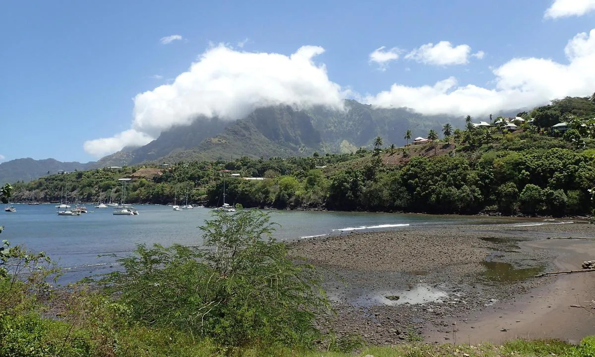 Atuona - Hiva Oa: {"base": "no", "no": "Byen ligger like bak den f\u00f8rste \u00e5sen, grei gangavstand.", "se": "Staden ligger precis bakom den f\u00f6rsta \u00e5sen, l\u00e4tt g\u00e5ngavst\u00e5nd.", "en": "The town is located just behind the first hill, within easy walking distance.", "da": "Byen ligger lige bag den f\u00f8rste bakke, behagelig g\u00e5afstand.", "fr": "La ville est situ\u00e9e juste derri\u00e8re la premi\u00e8re colline, \u00e0 une distance de marche raisonnable.", "de": "Die Stadt liegt gleich hinter dem ersten H\u00fcgel, in bequem zu Fu\u00df erreichbarer Entfernung.", "es": "La ciudad est\u00e1 justo detr\u00e1s de la primera colina, a una distancia conveniente para caminar.", "it": "La citt\u00e0 si trova appena dietro la prima collina, a una comoda distanza a piedi.", "pt": "A cidade fica logo atr\u00e1s da primeira colina, a uma dist\u00e2ncia conveniente para caminhar.", "nl": "De stad ligt direct achter de eerste heuvel, op een gunstige loopafstand.", "pl": "Miasto znajduje si\u0119 tu\u017c za pierwszym wzg\u00f3rzem, w dogodnej odleg\u0142o\u015bci na pieszo.", "uk": "\u041c\u0456\u0441\u0442\u043e \u0437\u043d\u0430\u0445\u043e\u0434\u0438\u0442\u044c\u0441\u044f \u0432\u0456\u0434\u0440\u0430\u0437\u0443 \u0437\u0430 \u043f\u0435\u0440\u0448\u0438\u043c \u043f\u0430\u0433\u043e\u0440\u0431\u043e\u043c, \u043b\u0435\u0433\u043a\u043e \u0434\u0456\u0441\u0442\u0430\u0442\u0438\u0441\u044f \u043f\u0456\u0448\u043a\u0438.", "ro": "Ora\u0219ul se afl\u0103 chiar \u00een spatele primului deal, la o distan\u021b\u0103 u\u0219or de parcurs pe jos.", "tr": "\u015eehir, ilk tepenin hemen arkas\u0131nda bulunur, y\u00fcr\u00fcme mesafesinde.", "el": "\u0397 \u03c0\u03cc\u03bb\u03b7 \u03b2\u03c1\u03af\u03c3\u03ba\u03b5\u03c4\u03b1\u03b9 \u03b1\u03ba\u03c1\u03b9\u03b2\u03ce\u03c2 \u03c0\u03af\u03c3\u03c9 \u03b1\u03c0\u03cc \u03c4\u03bf\u03bd \u03c0\u03c1\u03ce\u03c4\u03bf \u03bb\u03cc\u03c6\u03bf, \u03c3\u03b5 \u03ba\u03b1\u03bb\u03ae \u03b1\u03c0\u03cc\u03c3\u03c4\u03b1\u03c3\u03b7 \u03bc\u03b5 \u03c4\u03b1 \u03c0\u03cc\u03b4\u03b9\u03b1.", "cs": "M\u011bsto le\u017e\u00ed hned za prvn\u00edm kopcem, p\u0159\u00edjemn\u00e1 p\u011b\u0161\u00ed vzd\u00e1lenost.", "hu": "A v\u00e1ros az els\u0151 domb m\u00f6g\u00f6tt tal\u00e1lhat\u00f3, k\u00f6nny\u0171 gyalogos t\u00e1vols\u00e1gra.", "fi": "Kaupunki sijaitsee heti ensimm\u00e4isen harjun takana, lyhyt k\u00e4velymatka.", "bg": "\u0413\u0440\u0430\u0434\u044a\u0442 \u0441\u0435 \u043d\u0430\u043c\u0438\u0440\u0430 \u0442\u043e\u0447\u043d\u043e \u0437\u0430\u0434 \u043f\u044a\u0440\u0432\u0438\u044f \u0445\u044a\u043b\u043c, \u043d\u0430 \u043b\u0435\u0441\u043d\u043e \u043f\u0435\u0448\u0435\u0445\u043e\u0434\u043d\u043e \u0440\u0430\u0437\u0441\u0442\u043e\u044f\u043d\u0438\u0435.", "sr": "Grad se nalazi odmah iza prvog brda, lako dostupan pe\u0161ice.", "et": "Linn asub kohe esimese k\u00fcnka taga, jalutusk\u00e4igu kaugusel.", "lv": "Pils\u0113ta atrodas uzreiz aiz pirm\u0101 pakalna, \u0113rts pastaigas att\u0101lums.", "lt": "Miestas yra tiesiai u\u017e pirmojo kalvos, netoli p\u0117s\u010diomis."}