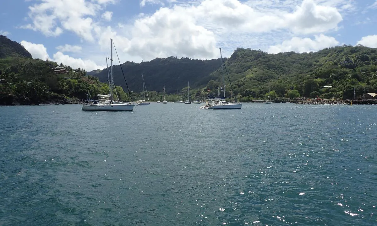Atuona - Hiva Oa: {"base": "no", "no": "Godt beskyttet bukt \u00e5 ankre i.", "se": "V\u00e4l skyddad vik att ankra i.", "en": "Well-protected bay for anchoring.", "da": "Godt beskyttet bugt at ankre i.", "fr": "Baie bien prot\u00e9g\u00e9e pour ancrer.", "de": "Gut gesch\u00fctzte Bucht zum Ankern.", "es": "Bah\u00eda bien protegida para fondear.", "it": "Baia ben protetta per ancorare.", "pt": "Ba\u00eda bem protegida para fundeio.", "nl": "Goed beschutte baai om te ankeren.", "pl": "Dobrze chroniona zatoka do kotwiczenia.", "uk": "\u0414\u043e\u0431\u0440\u0435 \u0437\u0430\u0445\u0438\u0449\u0435\u043d\u0430 \u0431\u0443\u0445\u0442\u0430 \u0434\u043b\u044f \u044f\u043a\u0456\u0440\u043d\u043e\u0457 \u0441\u0442\u043e\u044f\u043d\u043a\u0438.", "ro": "Golf bine protejat pentru ancorare.", "tr": "\u0130yi korunakl\u0131 demir at\u0131lacak koy.", "el": "\u039a\u03b1\u03bb\u03ac \u03c0\u03c1\u03bf\u03c3\u03c4\u03b1\u03c4\u03b5\u03c5\u03bc\u03ad\u03bd\u03bf\u03c2 \u03ba\u03cc\u03bb\u03c0\u03bf\u03c2 \u03b3\u03b9\u03b1 \u03b1\u03b3\u03ba\u03c5\u03c1\u03bf\u03b2\u03cc\u03bb\u03b9\u03bf.", "cs": "Dob\u0159e chr\u00e1n\u011bn\u00e1 z\u00e1toka pro kotven\u00ed.", "hu": "J\u00f3l v\u00e9dett \u00f6b\u00f6l, ahol lehorgonyozhat.", "fi": "Hyvin suojattu lahti, johon voi ankkuroida.", "bg": "\u0414\u043e\u0431\u0440\u0435 \u0437\u0430\u0449\u0438\u0442\u0435\u043d \u0437\u0430\u043b\u0438\u0432 \u0437\u0430 \u043a\u043e\u0442\u0432\u0435\u043d\u0435.", "sr": "\u0414\u043e\u0431\u0440\u043e \u0437\u0430\u0448\u0442\u0438\u045b\u0435\u043d\u0430 \u0443\u0432\u0430\u043b\u0430 \u0437\u0430 \u0441\u0438\u0434\u0440\u0435\u045a\u0435.", "et": "H\u00e4sti kaitstud laht ankurdumiseks.", "lv": "Labi aizsarg\u0101ta l\u012bcis enkuro\u0161anai.", "lt": "Gerai apsaugota \u012flanka inkaravimui."}