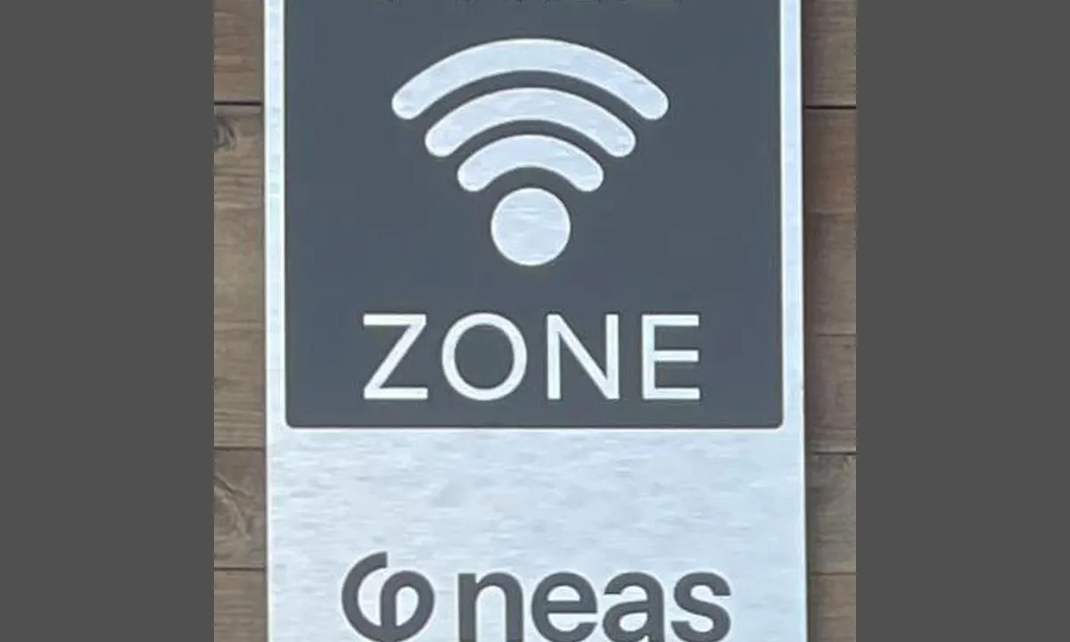 Aure Gjestehavn: {"base": "no", "no": "Gratis WiFi i hele havneomr\u00e5det", "se": "Gratis WiFi i hela hamnomr\u00e5det", "en": "Free WiFi in the entire harbour area", "da": "Gratis WiFi i hele havneomr\u00e5det", "fr": "WiFi gratuit dans toute la zone portuaire", "de": "Kostenloses WLAN im gesamten Hafenbereich", "es": "WiFi gratis en toda el \u00e1rea del puerto", "it": "WiFi gratuito in tutta l'area del porto", "pt": "Wi-Fi gratuito em toda a \u00e1rea do porto", "nl": "Gratis WiFi in het hele havengebied", "pl": "Bezp\u0142atne WiFi na terenie ca\u0142ego portu", "uk": "\u0411\u0435\u0437\u043a\u043e\u0448\u0442\u043e\u0432\u043d\u0438\u0439 WiFi \u043d\u0430 \u0432\u0441\u0456\u0439 \u0442\u0435\u0440\u0438\u0442\u043e\u0440\u0456\u0457 \u043f\u043e\u0440\u0442\u0443", "ro": "WiFi gratuit \u00een tot portul", "tr": "T\u00fcm liman alan\u0131nda \u00fccretsiz WiFi", "el": "\u0394\u03c9\u03c1\u03b5\u03ac\u03bd WiFi \u03c3\u03b5 \u03bf\u03bb\u03cc\u03ba\u03bb\u03b7\u03c1\u03b7 \u03c4\u03b7\u03bd \u03c0\u03b5\u03c1\u03b9\u03bf\u03c7\u03ae \u03c4\u03bf\u03c5 \u03bb\u03b9\u03bc\u03b1\u03bd\u03b9\u03bf\u03cd", "cs": "Zdarma WiFi v cel\u00e9m p\u0159\u00edstavn\u00edm are\u00e1lu", "hu": "Ingyenes WiFi a teljes kik\u00f6t\u0151i ter\u00fcleten", "fi": "Ilmainen WiFi koko satama-alueella", "bg": "\u0411\u0435\u0437\u043f\u043b\u0430\u0442\u0435\u043d WiFi \u0432 \u0446\u0435\u043b\u0438\u044f \u043f\u0440\u0438\u0441\u0442\u0430\u043d\u0438\u0449\u0435\u043d \u0440\u0430\u0439\u043e\u043d", "sr": "Besplatan WiFi u celom podru\u010dju luke", "et": "Tasuta WiFi kogu sadamaalal", "lv": "Bezmaksas WiFi vis\u0101 ostas teritorij\u0101", "lt": "Nemokamas WiFi visoje uosto teritorijoje"}