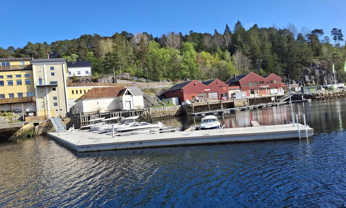 Aure Gjestehavn: {"base": "no", "no": "Ishuset skal renoveres og her blir nytt service og sanit\u00e6ranlegg.", "se": "Is-huset ska renoveras och h\u00e4r blir ny service och sanitetsanl\u00e4ggning.", "en": "The ice house will be renovated and there will be new service and sanitary facilities here.", "da": "Ishuset skal renoveres og her kommer nye service- og sanitetsanl\u00e6g.", "fr": "La glaci\u00e8re sera r\u00e9nov\u00e9e et ici, il y aura de nouvelles installations de service et sanitaires.", "de": "Das Eishaus wird renoviert und hier entstehen neue Service- und Sanit\u00e4ranlagen.", "es": "El edificio de hielo ser\u00e1 renovado y aqu\u00ed habr\u00e1 nuevos servicios y un nuevo conjunto de instalaciones sanitarias.", "it": "Il Ghiacciaia sar\u00e0 ristrutturato e qui saranno installati nuovi servizi e strutture sanitarie.", "pt": "O 'Ishuset' ser\u00e1 renovado e aqui ser\u00e3o instalados novos servi\u00e7os e instala\u00e7\u00f5es sanit\u00e1rias.", "nl": "Het ijsmagazijn zal worden gerenoveerd en hier komen nieuwe service- en sanitaire voorzieningen.", "pl": "Lodownia zostanie odnowiona i tutaj pojawi\u0105 si\u0119 nowe us\u0142ugi i urz\u0105dzenia sanitarne.", "uk": "\u041b\u044c\u043e\u0434\u043e\u0432\u0438\u0439 \u0431\u0443\u0434\u0438\u043d\u043e\u043a \u0431\u0443\u0434\u0435 \u0432\u0456\u0434\u0440\u0435\u043c\u043e\u043d\u0442\u043e\u0432\u0430\u043d\u043e, \u0456 \u0442\u0443\u0442 \u0431\u0443\u0434\u0443\u0442\u044c \u043d\u043e\u0432\u0456 \u0441\u0435\u0440\u0432\u0456\u0441\u043d\u0456 \u0442\u0430 \u0441\u0430\u043d\u0456\u0442\u0430\u0440\u043d\u0456 \u0441\u043f\u043e\u0440\u0443\u0434\u0438.", "ro": "Casa de ghea\u021b\u0103 urmeaz\u0103 s\u0103 fie renovat\u0103 \u0219i aici vor fi noi servicii \u0219i instala\u021bii sanitare.", "tr": "Ishuset yenilenecek ve burada yeni servis ve hijyen tesisleri olacak.", "el": "\u03a4\u03bf \u03a0\u03b1\u03b3\u03bf\u03c0\u03bf\u03b9\u03b5\u03af\u03bf \u03b8\u03b1 \u03b1\u03bd\u03b1\u03ba\u03b1\u03b9\u03bd\u03b9\u03c3\u03c4\u03b5\u03af \u03ba\u03b1\u03b9 \u03b8\u03b1 \u03b4\u03b7\u03bc\u03b9\u03bf\u03c5\u03c1\u03b3\u03b7\u03b8\u03bf\u03cd\u03bd \u03bd\u03ad\u03b5\u03c2 \u03c5\u03c0\u03b7\u03c1\u03b5\u03c3\u03af\u03b5\u03c2 \u03ba\u03b1\u03b9 \u03b5\u03b3\u03ba\u03b1\u03c4\u03b1\u03c3\u03c4\u03ac\u03c3\u03b5\u03b9\u03c2 \u03c5\u03b3\u03b9\u03b5\u03b9\u03bd\u03ae\u03c2.", "cs": "Lednice bude renovov\u00e1na a zde bude nov\u00e9 servisn\u00ed a sanit\u00e1rn\u00ed za\u0159\u00edzen\u00ed.", "hu": "A J\u00e9gh\u00e1zat fel\u00faj\u00edtj\u00e1k, \u00e9s itt lesz az \u00faj szerviz \u00e9s szaniter l\u00e9tes\u00edtm\u00e9ny.", "fi": "J\u00e4\u00e4huone tullaan kunnostamaan, ja sinne tulee uudet huolto- ja saniteettitilat.", "bg": "\u041b\u0435\u0434\u043d\u0438\u043a\u044a\u0442 \u0449\u0435 \u0431\u044a\u0434\u0435 \u0440\u0435\u043d\u043e\u0432\u0438\u0440\u0430\u043d \u0438 \u0442\u0443\u043a \u0449\u0435 \u0438\u043c\u0430 \u043d\u043e\u0432\u0438 \u0441\u0430\u043d\u0438\u0442\u0430\u0440\u043d\u0438 \u0438 \u0441\u0435\u0440\u0432\u0438\u0437\u043d\u0438 \u0441\u044a\u043e\u0440\u044a\u0436\u0435\u043d\u0438\u044f.", "sr": "Ledara \u0107e biti renovirana i ovde \u0107e biti novi servis i sanitarni \u010dvor.", "et": "J\u00e4\u00e4maja renoveeritakse ja siia tulevad uued teenindus- ja sanitaarruumid.", "lv": "Ledusskapis tiks renov\u0113ts un \u0161eit b\u016bs jaunas apkalpes un sanit\u0101r\u0101s iek\u0101rtas.", "lt": "Led\u0173 r\u016bsys bus renovuotas ir \u010dia bus nauji paslaug\u0173 bei sanitariniai \u012frengimai."}