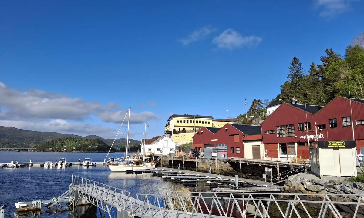 Aure Gjestehavn: {"base": "no", "no": "Flott havn som har b\u00e5tplass med ny brygge til veldig store b\u00e5ter, og sm\u00e5 b\u00e5ter. Umidelbar n\u00e6rhet til butikker. Tankanlegg. V\u00e5r 38 fot Nauticat fikk fint plass i en b\u00e5s. Anlegget skal utbedres videre med sanit\u00e6ranlegg. Pr mai 2025,100 kr pr natt. Str\u00f8m og vann inkludert.", "se": "Underbar hamn som har b\u00e5tplats med ny brygga f\u00f6r mycket stora b\u00e5tar, och sm\u00e5 b\u00e5tar. Omedelbar n\u00e4rhet till butiker. Tankanl\u00e4ggning. V\u00e5r 38 fots Nauticat fick plats i en b\u00e5s. Anl\u00e4ggningen ska f\u00f6rb\u00e4ttras vidare med sanitetsanl\u00e4ggning. Pr maj 2025, 100 kr per natt. Str\u00f6m och vatten ing\u00e5r.", "en": "Great harbour with a new pier providing mooring for very large boats, as well as small boats. Immediate proximity to shops. Fuel facility. Our 38-foot Nauticat fit nicely in a berth. The facility will be further improved with sanitary installations. As of May 2025, 100 NOK per night. Electricity and water included.", "da": "Flot havn som har b\u00e5dplads med ny bro til meget store b\u00e5de, og sm\u00e5 b\u00e5de. Umiddelbar n\u00e6rhed til butikker. Tankanl\u00e6g. Vores 38 fod Nauticat fik fint plads i en b\u00e5s. Anl\u00e6gget skal videreudvikles med sanitetsanl\u00e6g. Pr. maj 2025, 100 kr pr nat. Str\u00f8m og vand inkluderet.", "fr": "Beau port qui dispose d'une place \u00e0 quai avec une nouvelle jet\u00e9e pour tr\u00e8s grands bateaux, ainsi que pour les petits bateaux. Proximit\u00e9 imm\u00e9diate des magasins. Installation de carburant. Notre Nauticat de 38 pieds a trouv\u00e9 une belle place dans un box. L'installation sera encore am\u00e9lior\u00e9e avec des installations sanitaires. \u00c0 partir de mai 2025,100 NOK par nuit. \u00c9lectricit\u00e9 et eau incluses.", "de": "Sch\u00f6ner Hafen mit Liegepl\u00e4tzen an einem neuen Steg f\u00fcr sehr gro\u00dfe Boote und kleine Boote. Unmittelbare N\u00e4he zu Gesch\u00e4ften. Tankanlage. Unser 38-Fu\u00df-Nauticat passte gut in einen Liegeplatz. Die Anlage wird weiter mit Sanit\u00e4ranlagen ausgebaut. Stand Mai 2025, 100 NOK pro Nacht. Strom und Wasser inklusive.", "es": "Puerto estupendo que cuenta con atraques en un nuevo muelle para barcos muy grandes y peque\u00f1os. Proximidad inmediata a tiendas. Instalaci\u00f3n de combustible. Nuestro Nauticat de 38 pies cab\u00eda bien en un amarre. La instalaci\u00f3n ser\u00e1 mejorada con instalaciones sanitarias. Para mayo de 2025, 100 KR por noche. Electricidad y agua incluidos.", "it": "Porto fantastico che dispone di posti barca con un nuovo molo per barche molto grandi e piccole imbarcazioni. Vicinanza immediata ai negozi. Impianto di rifornimento. Il nostro Nauticat di 38 piedi si \u00e8 adattato perfettamente a un posto barca. L'impianto sar\u00e0 ulteriormente migliorato con servizi sanitari. A maggio 2025, 100 NOK per notte. Elettricit\u00e0 e acqua inclusi.", "pt": "\u00d3timo porto que possui vagas com novo cais para barcos muito grandes e pequenos. Proximidade imediata a lojas. Instala\u00e7\u00e3o de abastecimento. Nosso Nauticat de 38 p\u00e9s encontrou um bom lugar numa vaga. A instala\u00e7\u00e3o ser\u00e1 melhorada ainda mais com instala\u00e7\u00f5es sanit\u00e1rias. Em maio de 2025, 100 coroas por noite. Eletricidade e \u00e1gua inclu\u00eddas.", "nl": "<p>Mooie haven met aanlegplaatsen met een nieuwe steiger voor zeer grote boten en kleine boten. Direct in de buurt van winkels. Tankinstallatie. Onze 38-voets Nauticat paste goed in een box. De faciliteiten zullen verder worden verbeterd met een sanitairgebouw. Vanaf mei 2025, 100 kr per nacht. Stroom en water inbegrepen.</p>", "pl": "\u015awietna przysta\u0144, kt\u00f3ra ma miejsce do cumowania z nowym pomostem dla bardzo du\u017cych \u0142odzi, jak i ma\u0142ych \u0142odzi. Bezpo\u015brednia blisko\u015b\u0107 do sklep\u00f3w. Instalacja tankowania. Nasz 38-stopowy Nauticat zmie\u015bci\u0142 si\u0119 \u0142adnie w jedno miejsce. Obiekt ma by\u0107 dalej rozwijany z sanitariatami. Na maj 2025, 100 kr za noc. Pr\u0105d i woda w cenie.", "uk": "\u0427\u0443\u0434\u043e\u0432\u0438\u0439 \u043f\u043e\u0440\u0442, \u044f\u043a\u0438\u0439 \u043c\u0430\u0454 \u043f\u0440\u0438\u0447\u0430\u043b \u0456\u0437 \u043d\u043e\u0432\u043e\u044e \u043f\u0440\u0438\u0441\u0442\u0430\u043d\u043d\u044e \u0434\u043b\u044f \u0434\u0443\u0436\u0435 \u0432\u0435\u043b\u0438\u043a\u0438\u0445 \u0442\u0430 \u043c\u0430\u043b\u0438\u0445 \u0441\u0443\u0434\u0435\u043d. \u0411\u0435\u0437\u043f\u043e\u0441\u0435\u0440\u0435\u0434\u043d\u044f \u0431\u043b\u0438\u0437\u044c\u043a\u0456\u0441\u0442\u044c \u0434\u043e \u043c\u0430\u0433\u0430\u0437\u0438\u043d\u0456\u0432. \u0417\u0430\u043f\u0440\u0430\u0432\u043d\u0430 \u0441\u0442\u0430\u043d\u0446\u0456\u044f. \u041d\u0430\u0448\u0430 38-\u0444\u0443\u0442\u043e\u0432\u0430 Nauticat \u043b\u0435\u0433\u043a\u043e \u043f\u043e\u043c\u0456\u0441\u0442\u0438\u043b\u0430\u0441\u044c \u0443 \u043d\u0430\u0434\u0430\u043d\u0435 \u043c\u0456\u0441\u0446\u0435. \u041a\u043e\u043c\u043f\u043b\u0435\u043a\u0441 \u043f\u043b\u0430\u043d\u0443\u0454\u0442\u044c\u0441\u044f \u0434\u043e\u043e\u043f\u0440\u0430\u0446\u044e\u0432\u0430\u0442\u0438 \u0437 \u0441\u0430\u043d\u0456\u0442\u0430\u0440\u043d\u0438\u043c\u0438 \u043f\u0440\u0438\u043c\u0456\u0449\u0435\u043d\u043d\u044f\u043c\u0438. \u0417 \u0442\u0440\u0430\u0432\u043d\u044f 2025 \u0440\u043e\u043a\u0443, 100 \u043a\u0440\u043e\u043d \u0437\u0430 \u043d\u0456\u0447. \u0415\u043b\u0435\u043a\u0442\u0440\u0438\u043a\u0430 \u0456 \u0432\u043e\u0434\u0430 \u0432\u043a\u043b\u044e\u0447\u0435\u043d\u0456.", "ro": "Port minunat care are loc de acostare cu un ponton nou pentru b\u0103rci foarte mari \u0219i b\u0103rci mici. Apropiere imediat\u0103 de magazine. Facilit\u0103\u021bi de alimentare cu combustibil. Nauticat-ul nostru de 38 de picioare a avut un loc frumos \u00eentr-un loc de acostare. Facilit\u0103\u021bile urmeaz\u0103 s\u0103 fie \u00eembun\u0103t\u0103\u021bite cu instala\u021bii sanitare. Din mai 2025, 100 de coroane pe noapte. Curent \u0219i ap\u0103 incluse.", "tr": "Muhte\u015fem liman, \u00e7ok b\u00fcy\u00fck tekneler ve k\u00fc\u00e7\u00fck tekneler i\u00e7in yeni bir iskeleye sahip tekne yeri sunmaktad\u0131r. Ma\u011fazalara \u00e7ok yak\u0131n. Yak\u0131t tesisi. 38 feet Nauticat teknemiz g\u00fczel bir r\u0131ht\u0131m yeri buldu. Tesisler, hijyen tesisleri ile geni\u015fletilecektir. May\u0131s 2025 itibariyle, gecelik 100 kr. Elektrik ve su dahil.", "el": "\u0388\u03bd\u03b1 \u03b5\u03be\u03b1\u03b9\u03c1\u03b5\u03c4\u03b9\u03ba\u03cc \u03bb\u03b9\u03bc\u03ac\u03bd\u03b9 \u03c0\u03bf\u03c5 \u03b4\u03b9\u03b1\u03b8\u03ad\u03c4\u03b5\u03b9 \u03b8\u03ad\u03c3\u03b5\u03b9\u03c2 \u03b5\u03bb\u03bb\u03b9\u03bc\u03b5\u03bd\u03b9\u03c3\u03bc\u03bf\u03cd \u03bc\u03b5 \u03bd\u03ad\u03b1 \u03c0\u03c1\u03bf\u03b2\u03bb\u03ae\u03c4\u03b1 \u03b3\u03b9\u03b1 \u03c0\u03bf\u03bb\u03cd \u03bc\u03b5\u03b3\u03ac\u03bb\u03b1 \u03c3\u03ba\u03ac\u03c6\u03b7 \u03ba\u03b1\u03b9 \u03bc\u03b9\u03ba\u03c1\u03ac \u03c3\u03ba\u03ac\u03c6\u03b7. \u0386\u03bc\u03b5\u03c3\u03b7 \u03b5\u03b3\u03b3\u03cd\u03c4\u03b7\u03c4\u03b1 \u03bc\u03b5 \u03ba\u03b1\u03c4\u03b1\u03c3\u03c4\u03ae\u03bc\u03b1\u03c4\u03b1. \u039a\u03b1\u03cd\u03c3\u03b9\u03bc\u03b1 \u03b4\u03b9\u03b1\u03b8\u03ad\u03c3\u03b9\u03bc\u03b1. \u03a4\u03bf 38 \u03c0\u03cc\u03b4\u03b9\u03b1 Nauticat \u03bc\u03b1\u03c2 \u03b2\u03c1\u03ae\u03ba\u03b5 \u03ac\u03bd\u03b5\u03c4\u03bf \u03c7\u03ce\u03c1\u03bf \u03c3\u03b5 \u03bc\u03af\u03b1 \u03b4\u03ad\u03c3\u03c4\u03c1\u03b1. \u0397 \u03b5\u03b3\u03ba\u03b1\u03c4\u03ac\u03c3\u03c4\u03b1\u03c3\u03b7 \u03b8\u03b1 \u03b5\u03c0\u03b5\u03ba\u03c4\u03b1\u03b8\u03b5\u03af \u03bc\u03b5 \u03b5\u03b3\u03ba\u03b1\u03c4\u03b1\u03c3\u03c4\u03ac\u03c3\u03b5\u03b9\u03c2 \u03c5\u03b3\u03b9\u03b5\u03b9\u03bd\u03ae\u03c2. \u03a4\u03bf\u03bd \u039c\u03ac\u03b9\u03bf \u03c4\u03bf\u03c5 2025, 100 \u03ba\u03bf\u03c1\u03ce\u03bd\u03b5\u03c2 \u03b1\u03bd\u03ac \u03bd\u03cd\u03c7\u03c4\u03b1. \u03a1\u03b5\u03cd\u03bc\u03b1 \u03ba\u03b1\u03b9 \u03bd\u03b5\u03c1\u03cc \u03c3\u03c5\u03bc\u03c0\u03b5\u03c1\u03b9\u03bb\u03b1\u03bc\u03b2\u03ac\u03bd\u03bf\u03bd\u03c4\u03b1\u03b9.", "cs": "Skv\u011bl\u00fd p\u0159\u00edstav s moly pro velmi velk\u00e9 lod\u011b i mal\u00e9 \u010dluny. Bezprost\u0159edn\u00ed bl\u00edzkost obchod\u016f. \u010cerpac\u00ed stanice. Na\u0161e 38 stop dlouh\u00e1 Nauticat se p\u011bkn\u011b ve\u0161la do jednoho st\u00e1n\u00ed. Za\u0159\u00edzen\u00ed bude d\u00e1le vylep\u0161ov\u00e1no sanit\u00e1rn\u00edm za\u0159\u00edzen\u00edm. Kv\u011bten 2025, 100 K\u010d za noc. Elekt\u0159ina a voda zahrnuty.", "hu": "Nagyszer\u0171 kik\u00f6t\u0151, ahol az \u00faj m\u00f3l\u00f3n nagyon nagy \u00e9s kis haj\u00f3k sz\u00e1m\u00e1ra is van haj\u00f3hely. K\u00f6zvetlen k\u00f6zelben boltok tal\u00e1lhat\u00f3k. \u00dczemanyagt\u00f6lt\u0151 \u00e1llom\u00e1s. A mi 38 l\u00e1bas Nauticat haj\u00f3nk is k\u00e9nyelmesen elf\u00e9rt egy helyen. A l\u00e9tes\u00edtm\u00e9nyt tov\u00e1bb fejlesztik majd eg\u00e9szs\u00e9g\u00fcgyi l\u00e9tes\u00edtm\u00e9nyekkel. 2025 m\u00e1jus\u00e1t\u00f3l 100 kr per \u00e9jszaka. \u00c1ram \u00e9s v\u00edz benne van.", "fi": "Hieno satama, jossa on uusi laituri eritt\u00e4in suurille ja pienille veneille. V\u00e4litt\u00f6m\u00e4ss\u00e4 l\u00e4heisyydess\u00e4 kauppoja. Polttoaineasema. 38-jalkainen Nauticatimme mahtui hyvin venepaikkaan. Laitosta parannetaan edelleen, mukaan lukien saniteettitilat. Toukokuusta 2025 alkaen, 100 kr per y\u00f6. S\u00e4hk\u00f6 ja vesi sis\u00e4ltyv\u00e4t hintaan.", "bg": "\u041f\u0440\u0435\u043a\u0440\u0430\u0441\u043d\u043e \u043f\u0440\u0438\u0441\u0442\u0430\u043d\u0438\u0449\u0435 \u0441 \u043d\u043e\u0432 \u043a\u0435\u0439 \u0437\u0430 \u043c\u043d\u043e\u0433\u043e \u0433\u043e\u043b\u0435\u043c\u0438 \u043b\u043e\u0434\u043a\u0438 \u0438 \u043c\u0430\u043b\u043a\u0438 \u043b\u043e\u0434\u043a\u0438. \u0412 \u043d\u0435\u043f\u043e\u0441\u0440\u0435\u0434\u0441\u0442\u0432\u0435\u043d\u0430 \u0431\u043b\u0438\u0437\u043e\u0441\u0442 \u0434\u043e \u043c\u0430\u0433\u0430\u0437\u0438\u043d\u0438. \u0411\u0435\u043d\u0437\u0438\u043d\u043e\u0441\u0442\u0430\u043d\u0446\u0438\u044f. \u041d\u0430\u0448\u0438\u044f\u0442 38-\u0444\u0443\u0442\u043e\u0432 Nauticat \u0441\u0435 \u043f\u043e\u0431\u0440\u0430 \u043e\u0442\u043b\u0438\u0447\u043d\u043e \u0432 \u0435\u0434\u043d\u043e \u043e\u0442 \u043c\u0435\u0441\u0442\u0430\u0442\u0430. \u0421\u044a\u043e\u0440\u044a\u0436\u0435\u043d\u0438\u0435\u0442\u043e \u0449\u0435 \u0431\u044a\u0434\u0435 \u0443\u0441\u044a\u0432\u044a\u0440\u0448\u0435\u043d\u0441\u0442\u0432\u0430\u043d\u043e \u0434\u043e\u043f\u044a\u043b\u043d\u0438\u0442\u0435\u043b\u043d\u043e \u0441\u044a\u0441 \u0441\u0430\u043d\u0438\u0442\u0430\u0440\u043d\u0438 \u0432\u044a\u0437\u043b\u0438. \u041a\u044a\u043c \u043c\u0430\u0439 2025 \u0433., 100 \u043a\u0440 \u043d\u0430 \u043d\u043e\u0449. \u0415\u043b\u0435\u043a\u0442\u0440\u0438\u0447\u0435\u0441\u0442\u0432\u043e \u0438 \u0432\u043e\u0434\u0430 \u0432\u043a\u043b\u044e\u0447\u0435\u043d\u0438.", "sr": "\u0424\u0438\u043d\u0430 \u043b\u0443\u043a\u0430 \u0441\u0430 \u043c\u0435\u0441\u0442\u043e\u043c \u0437\u0430 \u043f\u0440\u0438\u0441\u0442\u0430\u0458\u0430\u045a\u0435 \u0438 \u043d\u043e\u0432\u043e\u043c \u043e\u0431\u0430\u043b\u043e\u043c \u0437\u0430 \u0432\u0435\u043e\u043c\u0430 \u0432\u0435\u043b\u0438\u043a\u0435 \u0431\u0440\u043e\u0434\u043e\u0432\u0435 \u0438 \u043c\u0430\u043b\u0435 \u0431\u0440\u043e\u0434\u043e\u0432\u0435. \u041d\u0435\u043f\u043e\u0441\u0440\u0435\u0434\u043d\u0430 \u0431\u043b\u0438\u0437\u0438\u043d\u0430 \u043f\u0440\u043e\u0434\u0430\u0432\u043d\u0438\u0446\u0430. \u0426\u0438\u0441\u0442\u0435\u0440\u043d\u0435 \u0437\u0430 \u0433\u043e\u0440\u0438\u0432\u043e. \u041d\u0430\u0448 38-\u043c\u0435\u0442\u0430\u0440\u0441\u043a\u0438 \u041d\u0430\u0443\u0442\u0438\u043a\u0430\u0442 \u0458\u0435 \u043b\u0435\u043f\u043e \u043f\u0440\u0438\u0441\u0442\u0430\u043e \u0443 \u043f\u0440\u0438\u0441\u0442\u0430\u043d\u0438\u0448\u043d\u043e \u043c\u0435\u0441\u0442\u043e. \u041e\u0431\u0458\u0435\u043a\u0430\u0442 \u045b\u0435 \u0431\u0438\u0442\u0438 \u0434\u0430\u0459\u0435 \u0443\u043d\u0430\u043f\u0440\u0435\u0452\u0435\u043d \u0441\u0430 \u0441\u0430\u043d\u0438\u0442\u0430\u0440\u043d\u0438\u043c \u043e\u0431\u0458\u0435\u043a\u0442\u0438\u043c\u0430. \u0417\u0430 \u043c\u0430\u0458 2025, 100 \u043a\u0440 \u043f\u043e \u043d\u043e\u045b\u0438. \u0421\u0442\u0440\u0443\u0458\u0430 \u0438 \u0432\u043e\u0434\u0430 \u0443\u043a\u0459\u0443\u0447\u0435\u043d\u0438.", "et": "Suurep\u00e4rane sadam, kus on uued kaid v\u00e4ga suurtele ja v\u00e4ikestele paatidele. Asub kohe kaupluste l\u00e4heduses. Tankimisjaam. Meie 38-jala Nauticat mahtus h\u00e4sti \u00fchte kinnisesse slipikohta. Rajatist parandatakse edasi koos sanitaarrajatistega. Mai 2025 seisuga, 100 kr \u00f6\u00f6 kohta. Elekter ja vesi hinna sees.", "lv": "Lieliska osta ar jaunu piest\u0101tni \u013coti liel\u0101m laiv\u0101m un maz\u0101m laiv\u0101m. Tie\u0161a tuv\u012bba veikaliem. Degvielas uzpildes stacija. M\u016bsu 38 p\u0113du Nauticat labi iek\u013cauj\u0101s piest\u0101tn\u0113. Tiek pl\u0101nots turpin\u0101t att\u012bst\u012bt infrastrukt\u016bru ar sanit\u0101raj\u0101m iek\u0101rt\u0101m. L\u012bdz 2025. gada maijam, 100 kr par nakti. Elektr\u012bba un \u016bdens ir iek\u013cauti.", "lt": "Puikus uostas, turintis nauj\u0105 prieplauk\u0105 labai dideliems ir ma\u017eiems laivams. Nedelsiant \u0161alia parduotuvi\u0173. Degal\u0173 stotis. M\u016bs\u0173 38 p\u0117d\u0173 'Nauticat' lengvai tilpo \u012f vien\u0105 viet\u0105. Infrastrukt\u016bra bus toliau tobulinama, \u012fskaitant sanitarinius mazgus. 2025 m. gegu\u017e\u0117s m\u0117n. kaina - 100 kr u\u017e nakt\u012f. \u012eskai\u010diuota elektra ir vanduo."}