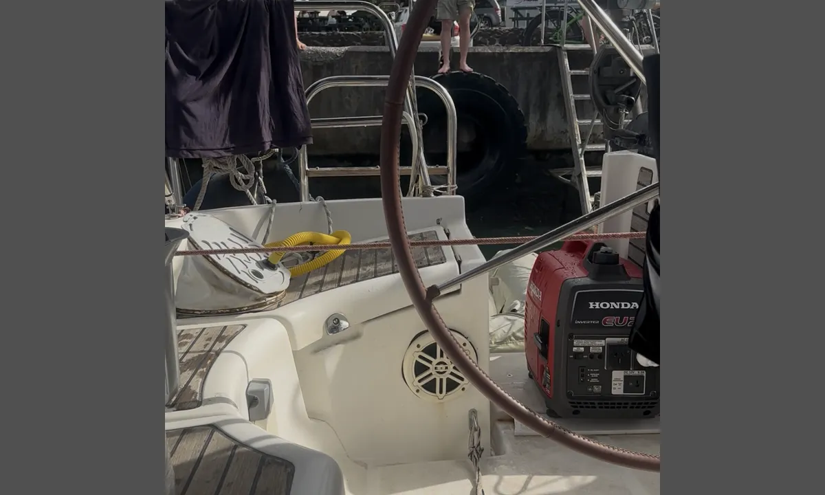Avatiu Harbour: {"base": "no", "no": "Viser trappen opp p\u00e5 land og alle ungdomercsom hopper fra kaien og dplasher ned b\u00e5t og jolle", "se": "Visar trappan upp p\u00e5 land och alla ungdomar som hoppar fr\u00e5n kajen och plaskar ner b\u00e5t och jolle", "en": "Shows the stairs up to the land and all the youngsters who jump from the quay and splash down, boat and dinghy.", "da": "Viser trappen op p\u00e5 land og alle ungdommene, der hopper fra kajen og plasker ned b\u00e5d og jolle", "fr": "Montre l'escalier menant \u00e0 terre et tous les jeunes qui sautent du quai et \u00e9claboussent les bateaux et les canots", "de": "Zeigt die Treppe an Land und alle Jugendlichen, die vom Kai springen und in Wasser und Boot jollen", "es": "Se\u00f1aliza la escalera para subir a tierra y todos los j\u00f3venes que saltan del muelle y chapotean en el barco y el bote.", "it": "<p>Indica le scale per salire a terra e tutti i giovani che saltano dal molo e si tuffano con schizzi su barche e tender</p>", "pt": "Mostra a escada que leva a terra e todos os jovens que pulam do cais e respingam sobre o barco e o bote", "nl": "Toont de trap omhoog naar het land en alle jongeren die van de kade springen en spetteren naar beneden bij boot en sloep", "pl": "Pokazuje schody prowadz\u0105ce na brzeg i wszystkich m\u0142odych ludzi skacz\u0105cych z nabrze\u017ca i pluskaj\u0105cych si\u0119 w \u0142odzi i pontonie.", "uk": "\u041f\u043e\u043a\u0430\u0437\u0443\u0454 \u0441\u0445\u043e\u0434\u0438 \u043d\u0430 \u0431\u0435\u0440\u0435\u0433 \u0456 \u0432\u0441\u0456\u0445 \u043c\u043e\u043b\u043e\u0434\u0438\u0445 \u043b\u044e\u0434\u0435\u0439, \u044f\u043a\u0456 \u0441\u0442\u0440\u0438\u0431\u0430\u044e\u0442\u044c \u0437 \u043f\u0440\u0438\u0441\u0442\u0430\u043d\u0456 \u0442\u0430 \u043f\u043b\u044e\u0441\u043a\u0430\u044e\u0442\u044c\u0441\u044f \u0431\u0456\u043b\u044f \u0432\u0456\u0442\u0440\u0438\u043b\u044c\u043d\u0438\u043a\u0430 \u0456 \u0448\u043b\u044e\u043f\u043a\u0438", "ro": "Arat\u0103 scara care urc\u0103 pe uscat \u0219i to\u021bi tinerii care sar de pe chei \u0219i se scufund\u0103 \u00een barc\u0103 \u0219i \u0219alup\u0103", "tr": "Kara \u00e7\u0131k\u0131\u015f merdivenini ve r\u0131ht\u0131mdan atlay\u0131p tekne ve sandala h\u0131zla d\u00fc\u015fen t\u00fcm gen\u00e7leri g\u00f6steriyor.", "el": "\u0394\u03b5\u03af\u03c7\u03bd\u03b5\u03b9 \u03c4\u03b7 \u03c3\u03ba\u03ac\u03bb\u03b1 \u03c0\u03bf\u03c5 \u03bf\u03b4\u03b7\u03b3\u03b5\u03af \u03c3\u03c4\u03b7 \u03c3\u03c4\u03b5\u03c1\u03b9\u03ac \u03ba\u03b1\u03b9 \u03cc\u03bb\u03bf\u03c5\u03c2 \u03c4\u03bf\u03c5\u03c2 \u03bd\u03ad\u03bf\u03c5\u03c2 \u03c0\u03bf\u03c5 \u03c0\u03b7\u03b4\u03bf\u03cd\u03bd \u03b1\u03c0\u03cc \u03c4\u03b7\u03bd \u03b1\u03c0\u03bf\u03b2\u03ac\u03b8\u03c1\u03b1 \u03ba\u03b1\u03b9 \u03ba\u03ac\u03bd\u03bf\u03c5\u03bd \u03b2\u03bf\u03c5\u03c4\u03b9\u03ad\u03c2, \u03b2\u03ac\u03c1\u03ba\u03b1 \u03ba\u03b1\u03b9 \u03bb\u03ad\u03bc\u03b2\u03bf.", "cs": "Ukazuje schody vedouc\u00ed na pevninu a v\u0161ichni mlad\u00ed lid\u00e9, kte\u0159\u00ed sk\u00e1\u010dou z p\u0159\u00edstavi\u0161t\u011b a c\u00e1kaj\u00ed na lod\u011b a \u010dluny.", "hu": "Mutatja a l\u00e9pcs\u0151t, amely a sz\u00e1razf\u00f6ldre vezet, \u00e9s az \u00f6sszes fiatal, aki a kik\u00f6t\u0151r\u0151l ugr\u00e1l \u00e9s csobban a haj\u00f3ba \u00e9s kishaj\u00f3ba", "fi": "N\u00e4ytet\u00e4\u00e4n portaat maihin ja kaikki nuoret, jotka hypp\u00e4\u00e4v\u00e4t laiturilta ja roiskahduksella alas veneeseen ja jollaan", "bg": "\u041f\u043e\u043a\u0430\u0437\u0432\u0430 \u0441\u0442\u044a\u043b\u0431\u0430\u0442\u0430 \u043a\u044a\u043c \u0441\u0443\u0448\u0430\u0442\u0430 \u0438 \u0432\u0441\u0438\u0447\u043a\u0438 \u043c\u043b\u0430\u0434\u0435\u0436\u0438, \u043a\u043e\u0438\u0442\u043e \u0441\u043a\u0430\u0447\u0430\u0442 \u043e\u0442 \u043a\u0435\u044f \u0438 \u0441\u0435 \u0441\u043f\u0443\u0441\u043a\u0430\u0442 \u0432 \u043b\u043e\u0434\u043a\u0438 \u0438 \u043c\u0430\u043b\u043a\u0438 \u043b\u043e\u0434\u043a\u0438", "sr": "Prikazuje stepenice koje vode na obalu i sve mlade koji ska\u010du sa pristani\u0161ta i prave prskanja po brodovima i \u010damcima.", "et": "N\u00e4itab treppi, mis viib kaldale, ja k\u00f5iki noori, kes h\u00fcppavad kailt ning pritsivad alla paati ja jollasse.", "lv": "R\u0101da k\u0101pnes uz sauszemes un visus jaunie\u0161us, kuri lec no piest\u0101tnes un \u0161\u013cakstas apk\u0101rt laiv\u0101m un motorlaivai", "lt": "Rodo laiptus, vedan\u010dius \u012f krant\u0105, ir visus jaunus \u017emones, kurie \u0161okin\u0117ja nuo prieplaukos ir ta\u0161kosi \u012f valt\u012f ir jacht\u0105"}