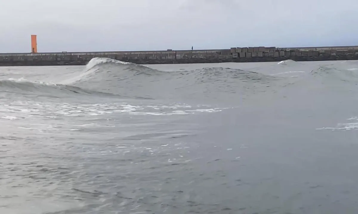 Aveiro: Infart med långa starka dyningar och stark motström. Tog lång tid in till ankringsplatsen. Utfarten gick desto snabbare.