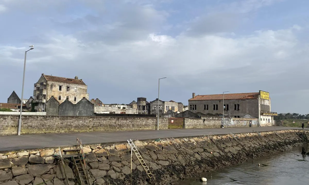 Aveiro: {"base": "se", "no": "Ruiner av et gammelt verft n\u00e6r ankringsplassen.", "se": "Ruiner av ett gammalt varv n\u00e4ra ankringsplatsen.", "en": "Ruins of an old shipyard near the anchorage.", "da": "Ruiner af et gammelt v\u00e6rft n\u00e6r ankerpladsen.", "fr": "Ruines d'un ancien chantier naval pr\u00e8s du lieu de mouillage.", "de": "Ruinen einer alten Werft in der N\u00e4he des Ankerplatzes.", "es": "Ruinas de un antiguo astillero cerca del lugar de anclaje.", "it": "Rovine di un vecchio cantiere navale vicino al punto di ancoraggio.", "pt": "Ru\u00ednas de um antigo estaleiro perto da ancoragem.", "nl": "Ru\u00efnes van een oude werf dichtbij de ankerplaats.", "pl": "Ruiny starej stoczni w pobli\u017cu kotwicowiska.", "uk": "\u0420\u0443\u0457\u043d\u0438 \u0441\u0442\u0430\u0440\u043e\u0457 \u0432\u0435\u0440\u0444\u0456 \u043f\u043e\u0431\u043b\u0438\u0437\u0443 \u044f\u043a\u0456\u0440\u043d\u043e\u0457 \u0441\u0442\u043e\u044f\u043d\u043a\u0438.", "ro": "Ruine ale unui vechi \u0219antier naval l\u00e2ng\u0103 locul de ancorare.", "tr": "Demirleme yerinin yak\u0131n\u0131nda eski bir tersanenin kal\u0131nt\u0131lar\u0131.", "el": "\u0395\u03c1\u03b5\u03af\u03c0\u03b9\u03b1 \u03b5\u03bd\u03cc\u03c2 \u03c0\u03b1\u03bb\u03b9\u03bf\u03cd \u03bd\u03b1\u03c5\u03c0\u03b7\u03b3\u03b5\u03af\u03bf\u03c5 \u03ba\u03bf\u03bd\u03c4\u03ac \u03c3\u03c4\u03bf \u03c3\u03b7\u03bc\u03b5\u03af\u03bf \u03b1\u03b3\u03ba\u03c5\u03c1\u03bf\u03b2\u03cc\u03bb\u03b7\u03c3\u03b7\u03c2.", "cs": "Ruiny star\u00e9 lod\u011bnice pobl\u00ed\u017e kotvi\u0161t\u011b.", "hu": "Egy r\u00e9gi haj\u00f3gy\u00e1r romjai k\u00f6zel a horgonyz\u00f3helyhez.", "fi": "Vanhat telakan rauniot l\u00e4hell\u00e4 ankkuripaikkaa.", "bg": "\u0420\u0443\u0438\u043d\u0438 \u043e\u0442 \u0441\u0442\u0430\u0440\u043e \u043a\u043e\u0440\u0430\u0431\u043e\u0441\u0442\u0440\u043e\u0438\u0442\u0435\u043b\u043d\u043e \u043f\u0440\u0438\u0441\u0442\u0430\u043d\u0438\u0449\u0435 \u0431\u043b\u0438\u0437\u043e \u0434\u043e \u043c\u044f\u0441\u0442\u043e\u0442\u043e \u0437\u0430 \u043a\u043e\u0442\u0432\u0435\u043d\u0435.", "sr": "Ru\u0161evine starog brodogradili\u0161ta u blizini sidri\u0161ta.", "et": "Vana laevatehase varemed ankruplatsi l\u00e4hedal.", "lv": "Veca ku\u0123u b\u016bv\u0113tavas drupas net\u0101lu no enkuro\u0161an\u0101s vietas.", "lt": "Senos laiv\u0173 statyklos griuv\u0117siai netoli inkaravimo vietos."}