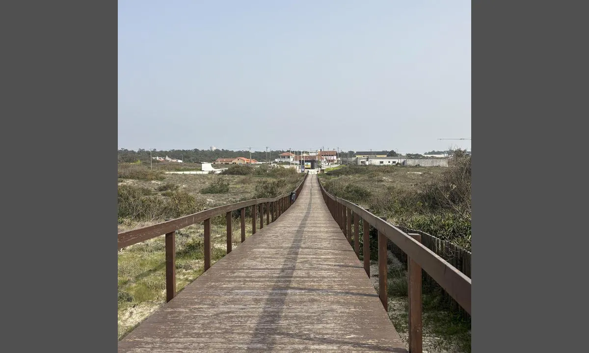 Aveiro: Väg ner till stora stranden vid havet. Man får gå en lite längre promenad hit (från ankringsplatsen).