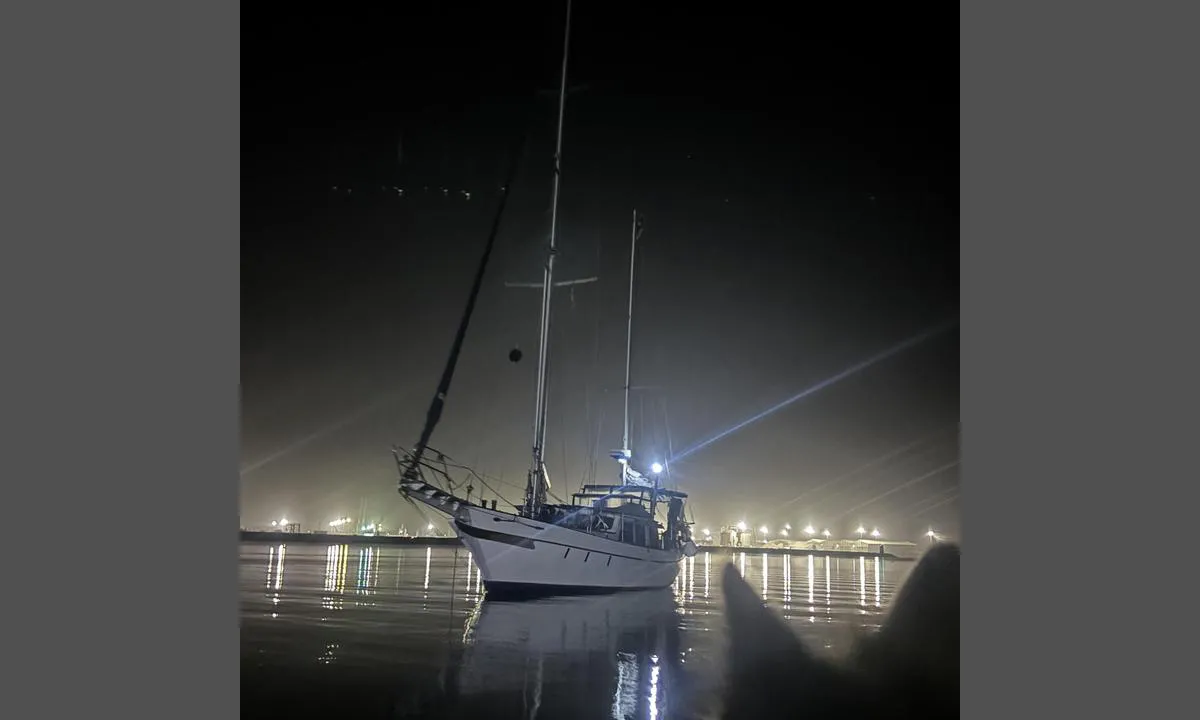 Aveiro: {"base": "se", "no": "Ankringsplassen mellom piren og byen", "se": "Ankringsplatsen mellan piren och staden", "en": "The anchorage between the pier and the town", "da": "Ankerpladsen mellem molen og byen", "fr": "Mouillage entre la jet\u00e9e et la ville", "de": "Der Ankerplatz zwischen der Mole und der Stadt", "es": "El sitio de anclaje entre el muelle y la ciudad", "it": "Zona di ancoraggio tra il molo e la citt\u00e0", "pt": "O local de ancoragem entre o cais e a cidade", "nl": "Ankerplaats tussen de pier en de stad", "pl": "Kotwicowisko pomi\u0119dzy molo a miastem", "uk": "\u042f\u043a\u0456\u0440\u043d\u0430 \u0441\u0442\u043e\u044f\u043d\u043a\u0430 \u043c\u0456\u0436 \u043f\u0456\u0440\u0441\u043e\u043c \u0442\u0430 \u043c\u0456\u0441\u0442\u043e\u043c", "ro": "Loca\u021bie de ancorare \u00eentre dig \u0219i ora\u0219", "tr": "R\u0131ht\u0131m ile \u015fehir aras\u0131ndaki demirleme yeri", "el": "\u039f \u03b1\u03b3\u03ba\u03c5\u03c1\u03bf\u03b2\u03cc\u03bb\u03b9\u03bf\u03c2 \u03bc\u03b5\u03c4\u03b1\u03be\u03cd \u03c4\u03bf\u03c5 \u03bc\u03cc\u03bb\u03bf\u03c5 \u03ba\u03b1\u03b9 \u03c4\u03b7\u03c2 \u03c0\u03cc\u03bb\u03b7\u03c2", "cs": "Kotvi\u0161t\u011b mezi moly a m\u011bstem", "hu": "Horgonyz\u00f3hely a m\u00f3l\u00f3 \u00e9s a v\u00e1ros k\u00f6z\u00f6tt", "fi": "Ankkurointipaikka laitureiden ja kaupungin v\u00e4lill\u00e4", "bg": "\u043a\u043e\u0442\u0432\u0435\u043d\u043e\u0442\u043e \u043c\u044f\u0441\u0442\u043e \u043c\u0435\u0436\u0434\u0443 \u043f\u0438\u0440\u0430 \u0438 \u0433\u0440\u0430\u0434\u0430", "sr": "Zoni za sidrenje izme\u0111u luke i grada", "et": "Ankrukoht kai ja linna vahel", "lv": "Enkuro\u0161an\u0101s vieta starp molu un pils\u0113tu", "lt": "Inkaravimo vieta tarp molo ir miesto"}