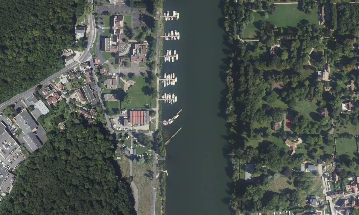Satelite image of Avon-Fontainebleau (club moorings)