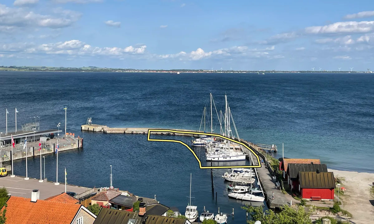Bäckviken Hamn - Ven: {"base": "en", "no": "God beskyttelse mot kraftig vestavind.", "se": "Bra skydd vid starka v\u00e4stvindar.", "en": "Nice protection in strong west winds.", "da": "God beskyttelse i kraftige vestenvinde.", "fr": "Bonne protection par vents forts d'ouest.", "de": "Guter Schutz bei starkem Westwind.", "es": "Buena protecci\u00f3n contra los fuertes vientos del oeste.", "it": "Buona protezione con forti venti da ovest.", "pt": "Boa prote\u00e7\u00e3o contra ventos fortes de oeste.", "nl": "Mooie beschutting bij harde westenwinden.", "pl": "Dobre schronienie przy silnych wiatrach zachodnich.", "uk": "\u0425\u043e\u0440\u043e\u0448\u0438\u0439 \u0437\u0430\u0445\u0438\u0441\u0442 \u043f\u0456\u0434 \u0447\u0430\u0441 \u0441\u0438\u043b\u044c\u043d\u0438\u0445 \u0437\u0430\u0445\u0456\u0434\u043d\u0438\u0445 \u0432\u0456\u0442\u0440\u0456\u0432.", "ro": "Protec\u021bie bun\u0103 pe v\u00e2nturi puternice din vest.", "tr": "G\u00fc\u00e7l\u00fc bat\u0131 r\u00fczgarlar\u0131nda iyi koruma.", "el": "\u039a\u03b1\u03bb\u03ae \u03c0\u03c1\u03bf\u03c3\u03c4\u03b1\u03c3\u03af\u03b1 \u03c3\u03b5 \u03b4\u03c5\u03bd\u03b1\u03c4\u03bf\u03cd\u03c2 \u03b4\u03c5\u03c4\u03b9\u03ba\u03bf\u03cd\u03c2 \u03b1\u03bd\u03ad\u03bc\u03bf\u03c5\u03c2.", "cs": "Dobr\u00e1 ochrana p\u0159i siln\u00fdch z\u00e1padn\u00edch v\u011btrech.", "hu": "J\u00f3 v\u00e9detts\u00e9g az er\u0151s nyugati szelek ellen.", "fi": "Hyv\u00e4 suoja voimakkailta l\u00e4nsituulilta.", "bg": "\u0414\u043e\u0431\u0440\u0430 \u0437\u0430\u0449\u0438\u0442\u0430 \u043f\u0440\u0438 \u0441\u0438\u043b\u043d\u0438 \u0437\u0430\u043f\u0430\u0434\u043d\u0438 \u0432\u0435\u0442\u0440\u043e\u0432\u0435.", "sr": "Dobra za\u0161tita od jakih zapadnih vetrova.", "et": "Hea kaitse tugeva l\u00e4\u00e4ne tuule eest.", "lv": "Laba aizsardz\u012bba stipros rietumu v\u0113jos.", "lt": "Gera apsauga nuo stipri\u0173 vakarini\u0173 v\u0117j\u0173."}