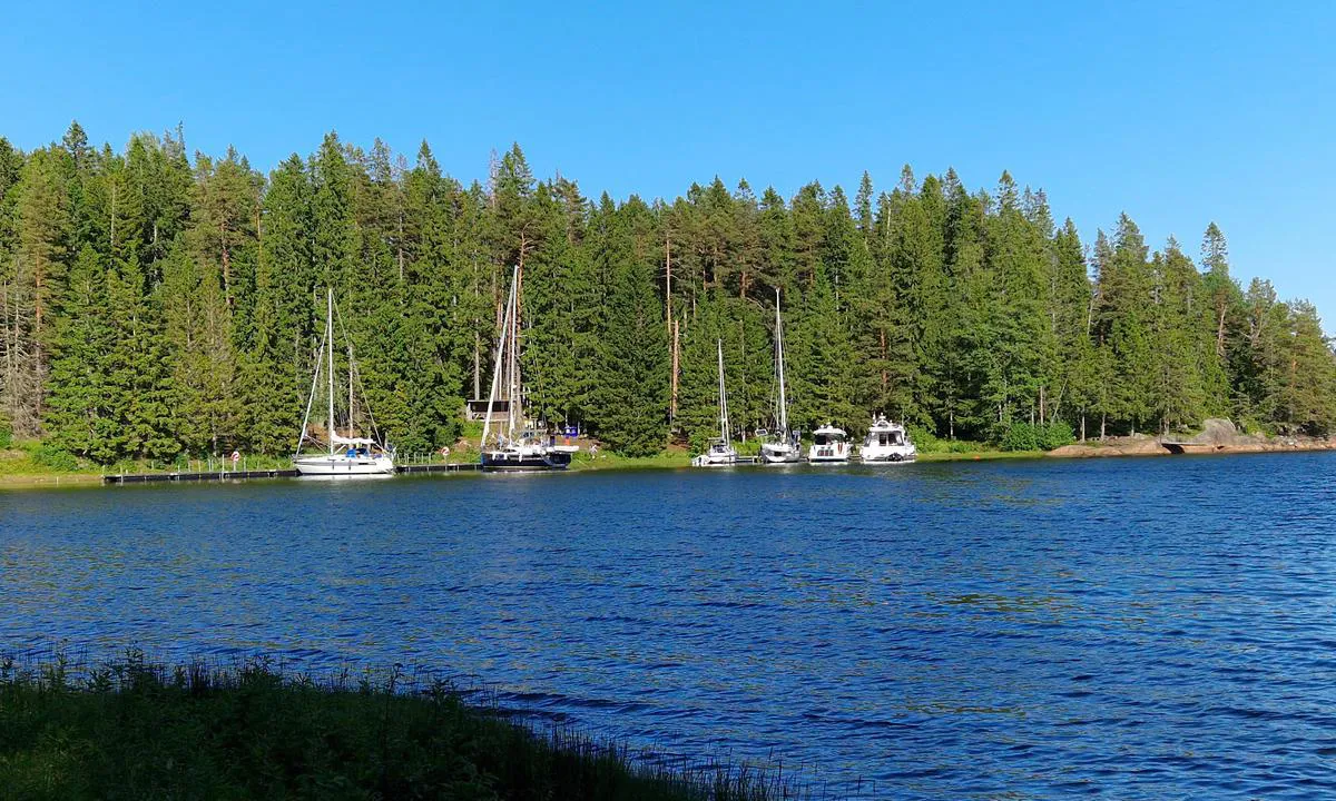 Baggtjarnen: {"base": "en", "no": "Utsikt over de nord\u00f8stlige pontongene (3) fra Saunapontongen.", "se": "Utsikt \u00f6ver nord\u00f6stra pontonerna (3) fr\u00e5n bastupontonen.", "en": "View of the north east pontoons (3) from the Sauna pontoon.", "da": "Udsigt over de nord\u00f8stlige pontoner (3) fra Saunapontonen.", "fr": "Vue des pontons nord-est (3) depuis le ponton Sauna.", "de": "Blick auf die nord\u00f6stlichen Pontons (3) vom Sauna-Ponton.", "es": "Vista de los pantalanes noreste (3) desde el pantal\u00e1n de la Sauna.", "it": "Visuale dei pontili nord-est (3) dal pontile Sauna.", "pt": "Vista dos pont\u00f5es nordeste (3) a partir do pont\u00e3o da Sauna.", "nl": "Uitzicht op de noordoostelijke pontons (3) vanaf de Saunaponton.", "pl": "Widok z p\u00f3\u0142nocno-wschodnich pomost\u00f3w (3) z pomostu Sauny.", "uk": "\u0412\u0438\u0434 \u043d\u0430 \u043f\u0456\u0432\u043d\u0456\u0447\u043d\u043e-\u0441\u0445\u0456\u0434\u043d\u0456 \u043f\u043e\u043d\u0442\u043e\u043d\u0438 (3) \u0437 \u043f\u043e\u043d\u0442\u043e\u043d\u0430 \u0441\u0430\u0443\u043d\u0438.", "ro": "Vedere spre pontoanele nord-estice (3) de pe pontonul Saun\u0103.", "tr": "Sauna pontonundan kuzey do\u011fu pontonlar\u0131n\u0131n (3) g\u00f6r\u00fcn\u00fcm\u00fc.", "el": "\u0398\u03ad\u03b1 \u03b1\u03c0\u03cc \u03c4\u03bf\u03c5\u03c2 \u03b2\u03bf\u03c1\u03b5\u03b9\u03bf\u03b1\u03bd\u03b1\u03c4\u03bf\u03bb\u03b9\u03ba\u03bf\u03cd\u03c2 \u03c0\u03bb\u03c9\u03c4\u03ae\u03c1\u03b5\u03c2 (3) \u03b1\u03c0\u03cc \u03c4\u03bf\u03bd \u03c0\u03bb\u03c9\u03c4\u03ae\u03c1\u03b1 \u03a3\u03ac\u03bf\u03c5\u03bd\u03b1\u03c2.", "cs": "Pohled na severov\u00fdchodn\u00ed pontony (3) z pontonu Sauna.", "hu": "Kil\u00e1t\u00e1s az \u00e9szakkeleti pontonokra (3) a Szauna pontonr\u00f3l.", "fi": "N\u00e4kym\u00e4 koillisponttoneista (3) Saunaponttonilta.", "bg": "\u0418\u0437\u0433\u043b\u0435\u0434 \u043a\u044a\u043c \u0441\u0435\u0432\u0435\u0440\u043e\u0438\u0437\u0442\u043e\u0447\u043d\u0438\u0442\u0435 \u043f\u043e\u043d\u0442\u043e\u043d\u0438 (3) \u043e\u0442 \u043f\u043e\u043d\u0442\u043e\u043d\u0430 \u043d\u0430 \u0441\u0430\u0443\u043d\u0430\u0442\u0430.", "sr": "Pogled na severoisto\u010dne pontone (3) sa pontona kod saune.", "et": "Vaade kirdepoolsetele pontoonidele (3) Saunapontoonilt.", "lv": "Skats uz zieme\u013caustrumu pontoniem (3) no Saunas pontona.", "lt": "Vaizdas \u012f \u0161iaur\u0117s ryt\u0173 pontonus (3) nuo Saunos pontono."}