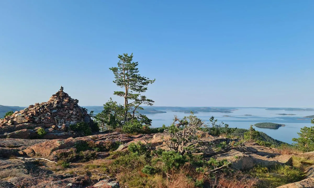 Baggtjarnen: {"base": "de", "no": "Mj\u00e4lt\u00f6n er Sveriges h\u00f8yeste \u00f8y. Det finnes en godt merket tursti som f\u00f8rer som en rundl\u00f8ype til det h\u00f8yeste punktet. Alle som kommer hit med b\u00e5t, tar med en stein til det h\u00f8yeste punktet.", "se": "Mj\u00e4lt\u00f6n \u00e4r Sveriges h\u00f6gsta \u00f6. Det finns en v\u00e4lmarkerad vandringsled som som rundslinga leder till den h\u00f6gsta punkten. Alla som kommer hit med b\u00e5t tar med sig en sten till den h\u00f6gsta punkten.", "en": "<p>Mj\u00e4lt\u00f6n is the highest island in Sweden. There is a well-marked hiking trail that leads as a loop to the highest point. Everyone who comes here by boat brings a stone to the highest point.</p>", "da": "Mj\u00e4lt\u00f6n er den h\u00f8jeste \u00f8 i Sverige. Der er en godt markeret vandresti, som f\u00f8rer som en rundvej til det h\u00f8jeste punkt. Enhver, der kommer hertil med b\u00e5d, medbringer en sten til det h\u00f8jeste punkt.", "fr": "Mj\u00e4lt\u00f6n est la plus haute \u00eele de Su\u00e8de. Il y a un sentier de randonn\u00e9e bien balis\u00e9 qui conduit en boucle au point le plus \u00e9lev\u00e9. Chaque personne qui arrive ici en bateau apporte une pierre au point le plus \u00e9lev\u00e9.", "de": "Mj\u00e4lt\u00f6n ist die h\u00f6chste Insel Schwedens. Es gibt einen gut markierten Wanderweg der als Rundweg zum h\u00f6chsten Punkt f\u00fchrt. Jeder, der mit dem Boot hierher kommt, bringt einen Stein zum h\u00f6chsten Punkt.", "es": "Mj\u00e4lt\u00f6n es la isla m\u00e1s alta de Suecia. Hay un sendero bien marcado que lleva en forma de circuito al punto m\u00e1s alto. Todo aquel que llega aqu\u00ed en barco lleva una piedra al punto m\u00e1s alto.", "it": "Mj\u00e4lt\u00f6n \u00e8 l'isola pi\u00f9 alta della Svezia. C'\u00e8 un sentiero escursionistico ben segnato che conduce al punto pi\u00f9 alto seguendo un percorso ad anello. Chiunque arrivi qui in barca porta una pietra al punto pi\u00f9 alto.", "pt": "Mj\u00e4lt\u00f6n \u00e9 a ilha mais alta da Su\u00e9cia. Existe uma trilha bem marcada que leva como um circuito ao ponto mais alto. Todos que chegam aqui de barco trazem uma pedra ao ponto mais alto.", "nl": "Mj\u00e4lt\u00f6n is het hoogste eiland van Zweden. Er is een goed gemarkeerd wandelpad dat als een rondweg naar het hoogste punt leidt. Iedereen die met de boot hier komt, brengt een steen naar het hoogste punt.", "pl": "Mj\u00e4lt\u00f6n jest najwy\u017csz\u0105 wysp\u0105 Szwecji. Jest dobrze oznakowany szlak w\u0119drowny, kt\u00f3ry prowadzi jako p\u0119tla do najwy\u017cszego punktu. Ka\u017cdy, kto przybywa tu \u0142odzi\u0105, przynosi kamie\u0144 na najwy\u017cszy punkt.", "uk": "Mj\u00e4lt\u00f6n \u0454 \u043d\u0430\u0439\u0432\u0438\u0449\u0438\u043c \u043e\u0441\u0442\u0440\u043e\u0432\u043e\u043c \u0428\u0432\u0435\u0446\u0456\u0457. \u0422\u0443\u0442 \u0454 \u0434\u043e\u0431\u0440\u0435 \u043f\u043e\u0437\u043d\u0430\u0447\u0435\u043d\u0430 \u043f\u0456\u0448\u043e\u0445\u0456\u0434\u043d\u0430 \u0434\u043e\u0440\u0456\u0436\u043a\u0430, \u044f\u043a\u0430 \u0432\u0435\u0434\u0435 \u0434\u043e \u043d\u0430\u0439\u0432\u0438\u0449\u043e\u0457 \u0442\u043e\u0447\u043a\u0438 \u043e\u0441\u0442\u0440\u0456\u0432\u043d\u0438\u043c \u043c\u0430\u0440\u0448\u0440\u0443\u0442\u043e\u043c. \u041a\u043e\u0436\u0435\u043d, \u0445\u0442\u043e \u043f\u0440\u0438\u0431\u0443\u0432\u0430\u0454 \u0441\u044e\u0434\u0438 \u043d\u0430 \u0447\u043e\u0432\u043d\u0456, \u043f\u0440\u0438\u043d\u043e\u0441\u0438\u0442\u044c \u043a\u0430\u043c\u0456\u043d\u044c \u0434\u043e \u043d\u0430\u0439\u0432\u0438\u0449\u043e\u0457 \u0442\u043e\u0447\u043a\u0438.", "ro": "Mj\u00e4lt\u00f6n este cea mai \u00eenalt\u0103 insul\u0103 din Suedia. Exist\u0103 un traseu bine marcat care duce \u00een circuit spre cel mai \u00eenalt punct. Oricine vine aici cu barca aduce o piatr\u0103 p\u00e2n\u0103 la cel mai \u00eenalt punct.", "tr": "Mj\u00e4lt\u00f6n, \u0130sve\u00e7'in en y\u00fcksek adas\u0131d\u0131r. Zirveye \u00e7\u0131kan ve halka \u015feklinde rotas\u0131 olan iyi i\u015faretlenmi\u015f bir y\u00fcr\u00fcy\u00fc\u015f yolu vard\u0131r. Buraya tekneyle gelen herkes, zirveye bir ta\u015f getirir.", "el": "\u0397 Mj\u00e4lt\u00f6n \u03b5\u03af\u03bd\u03b1\u03b9 \u03c4\u03bf \u03c5\u03c8\u03b7\u03bb\u03cc\u03c4\u03b5\u03c1\u03bf \u03bd\u03b7\u03c3\u03af \u03c4\u03b7\u03c2 \u03a3\u03bf\u03c5\u03b7\u03b4\u03af\u03b1\u03c2. \u03a5\u03c0\u03ac\u03c1\u03c7\u03b5\u03b9 \u03ad\u03bd\u03b1 \u03ba\u03b1\u03bb\u03ac \u03c3\u03b7\u03bc\u03b1\u03c4\u03bf\u03b4\u03bf\u03c4\u03b7\u03bc\u03ad\u03bd\u03bf \u03bc\u03bf\u03bd\u03bf\u03c0\u03ac\u03c4\u03b9 \u03c0\u03b5\u03b6\u03bf\u03c0\u03bf\u03c1\u03af\u03b1\u03c2 \u03c0\u03bf\u03c5 \u03bf\u03b4\u03b7\u03b3\u03b5\u03af \u03c3\u03b1\u03bd \u03ba\u03c5\u03ba\u03bb\u03b9\u03ba\u03ae \u03b4\u03b9\u03b1\u03b4\u03c1\u03bf\u03bc\u03ae \u03c3\u03c4\u03bf \u03c5\u03c8\u03b7\u03bb\u03cc\u03c4\u03b5\u03c1\u03bf \u03c3\u03b7\u03bc\u03b5\u03af\u03bf. \u039f \u03ba\u03b1\u03b8\u03ad\u03bd\u03b1\u03c2 \u03c0\u03bf\u03c5 \u03ad\u03c1\u03c7\u03b5\u03c4\u03b1\u03b9 \u03b5\u03b4\u03ce \u03bc\u03b5 \u03c3\u03ba\u03ac\u03c6\u03bf\u03c2, \u03c6\u03ad\u03c1\u03bd\u03b5\u03b9 \u03bc\u03af\u03b1 \u03c0\u03ad\u03c4\u03c1\u03b1 \u03c3\u03c4\u03bf \u03c5\u03c8\u03b7\u03bb\u03cc\u03c4\u03b5\u03c1\u03bf \u03c3\u03b7\u03bc\u03b5\u03af\u03bf.", "cs": "Mj\u00e4lt\u00f6n je nejvy\u0161\u0161\u00ed ostrov \u0160v\u00e9dska. Je zde dob\u0159e zna\u010den\u00e1 turistick\u00e1 stezka, kter\u00e1 vede na nejvy\u0161\u0161\u00ed bod jako okru\u017en\u00ed cesta. Ka\u017ed\u00fd, kdo sem p\u0159iplouv\u00e1 lod\u00ed, p\u0159in\u00e1\u0161\u00ed na nejvy\u0161\u0161\u00ed bod k\u00e1men.", "hu": "Mj\u00e4lt\u00f6n Sv\u00e9dorsz\u00e1g legmagasabb szigete. Van egy j\u00f3l jelzett t\u00fara\u00fatvonal, amely k\u00f6r\u00fat h\u00faz\u00f3dik a legmagasabb pont fel\u00e9. Mindenki, aki haj\u00f3val \u00e9rkezik ide, egy k\u00f6vet hoz a legmagasabb ponthoz.", "fi": "Mj\u00e4lt\u00f6n on Ruotsin korkein saari. Saarella on hyvin merkitty vaellusreitti, joka kiert\u00e4\u00e4 saaren korkeimmalle kohdalle. Jokainen, joka saapuu t\u00e4nne veneell\u00e4, tuo kiven korkeimmalle kohdalle.", "bg": "\u041c\u0435\u043b\u0442\u043e\u043d \u0435 \u043d\u0430\u0439-\u0432\u0438\u0441\u043e\u043a\u0438\u044f\u0442 \u043e\u0441\u0442\u0440\u043e\u0432 \u0432 \u0428\u0432\u0435\u0446\u0438\u044f. \u0418\u043c\u0430 \u0434\u043e\u0431\u0440\u0435 \u043c\u0430\u0440\u043a\u0438\u0440\u0430\u043d\u0430 \u043f\u044a\u0442\u0435\u043a\u0430, \u043a\u043e\u044f\u0442\u043e \u043a\u0430\u0442\u043e \u043a\u0440\u044a\u0433\u043e\u0432 \u043c\u0430\u0440\u0448\u0440\u0443\u0442 \u0432\u043e\u0434\u0438 \u0434\u043e \u043d\u0430\u0439-\u0432\u0438\u0441\u043e\u043a\u0430\u0442\u0430 \u0442\u043e\u0447\u043a\u0430. \u0412\u0441\u0435\u043a\u0438, \u043a\u043e\u0439\u0442\u043e \u043f\u0440\u0438\u0441\u0442\u0438\u0433\u0430 \u0442\u0443\u043a \u0441 \u043b\u043e\u0434\u043a\u0430, \u043d\u043e\u0441\u0438 \u043a\u0430\u043c\u044a\u043a \u0434\u043e \u043d\u0430\u0439-\u0432\u0438\u0441\u043e\u043a\u0430\u0442\u0430 \u0442\u043e\u0447\u043a\u0430.", "sr": "Mj\u00e4lt\u00f6n \u0458\u0435 \u043d\u0430\u0458\u0432\u0438\u0448\u0435 \u043e\u0441\u0442\u0440\u0432\u043e \u0443 \u0428\u0432\u0435\u0434\u0441\u043a\u043e\u0458. \u041f\u043e\u0441\u0442\u043e\u0458\u0438 \u0434\u043e\u0431\u0440\u043e \u043e\u0431\u0435\u043b\u0435\u0436\u0435\u043d\u0430 \u0441\u0442\u0430\u0437\u0430 \u043a\u043e\u0458\u0430 \u043a\u0430\u043e \u043a\u0440\u0443\u0436\u043d\u0430 \u0440\u0443\u0442\u0430 \u0432\u043e\u0434\u0438 \u0434\u043e \u043d\u0430\u0458\u0432\u0438\u0448\u0435 \u0442\u0430\u0447\u043a\u0435. \u0421\u0432\u0430\u043a\u043e \u043a\u043e \u0434\u043e\u0452\u0435 \u043e\u0432\u0434\u0435 \u0441\u0430 \u0431\u0440\u043e\u0434\u043e\u043c, \u0434\u043e\u043d\u0435\u0441\u0435 \u0458\u0435\u0434\u0430\u043d \u043a\u0430\u043c\u0435\u043d \u0434\u043e \u043d\u0430\u0458\u0432\u0438\u0448\u0435 \u0442\u0430\u0447\u043a\u0435.", "et": "Mj\u00e4lt\u00f6n on Rootsi k\u00f5rgeim saar. Siin on h\u00e4sti t\u00e4histatud matkarada, mis viib \u00fcmbers\u00f5iduna k\u00f5rgeimasse punkti. Iga\u00fcks, kes siia paadiga saabub, toob k\u00f5ige k\u00f5rgemasse punkti \u00fche kivi.", "lv": "Mj\u00e4lt\u00f6n ir augst\u0101k\u0101 sala Zviedrij\u0101. Ir labi mar\u0137\u0113ts p\u0101rg\u0101jienu ce\u013c\u0161, kas k\u0101 aplis ved uz augst\u0101ko punktu. Ikviens, kur\u0161 ar laivu \u0161eit ierodas, nes akmeni uz augst\u0101ko punktu.", "lt": "Mj\u00e4lt\u00f6n yra auk\u0161\u010diausia \u0160vedijos sala. Yra gerai pa\u017eym\u0117tas \u017eygio takas, kuris kaip \u017eiedinis mar\u0161rutas veda \u012f auk\u0161\u010diausi\u0105 ta\u0161k\u0105. Kiekvienas, kuris \u010dia atvyksta laivu, ne\u0161a akmen\u012f \u012f auk\u0161\u010diausi\u0105 viet\u0105."}