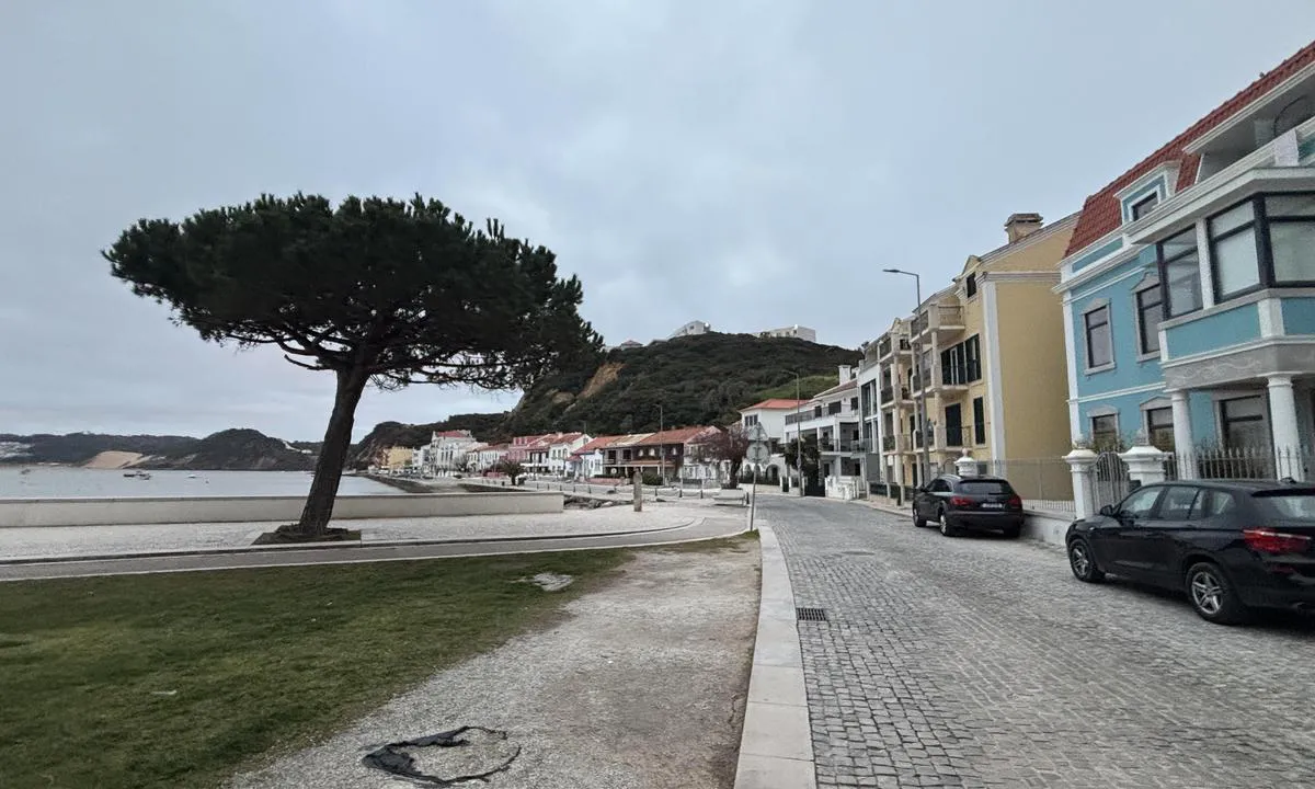 Baia de São Martinho do Porto: Gatan närmast hamnen.