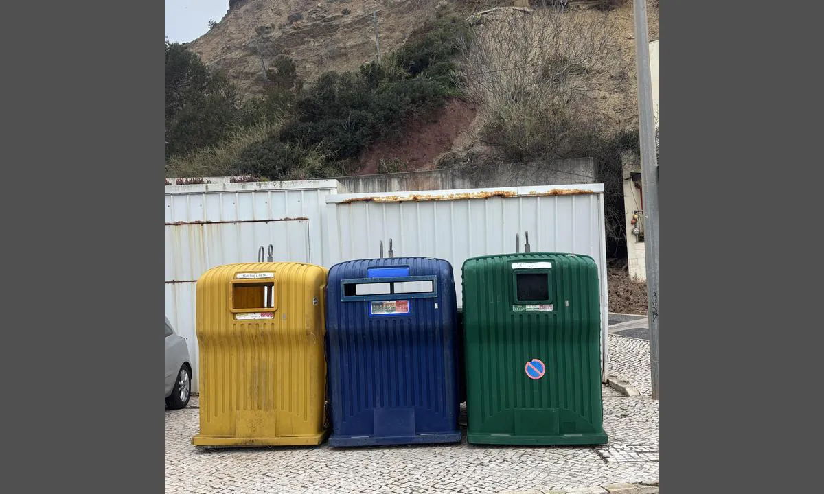 Baia de São Martinho do Porto: {"base": "se", "no": "Avfallsh\u00e5ndtering for plast, metall, papp og glass finnes nede i havnen", "se": "Sophantering f\u00f6r plast, metall, papp och glas finns nere i hamnen", "en": "Waste disposal for plastic, metal, cardboard, and glass is available down at the harbour.", "da": "Affaldsh\u00e5ndtering for plast, metal, pap og glas findes nede i havnen", "fr": "Gestion des d\u00e9chets pour le plastique, le m\u00e9tal, le carton et le verre est disponible dans le port", "de": "Abfallentsorgung f\u00fcr Plastik, Metall, Pappe und Glas befindet sich unten im Hafen", "es": "Se dispone de gesti\u00f3n de residuos para pl\u00e1stico, metal, cart\u00f3n y vidrio en el puerto", "it": "Gestione dei rifiuti per plastica, metallo, cartone e vetro \u00e8 disponibile gi\u00f9 al porto", "pt": "Gest\u00e3o de res\u00edduos para pl\u00e1stico, metal, papel\u00e3o e vidro est\u00e1 dispon\u00edvel no porto", "nl": "Afvalbeheer voor plastic, metaal, karton en glas is beschikbaar in de haven.", "pl": "Odbi\u00f3r odpad\u00f3w plastikowych, metalowych, papierowych i szklanych znajduje si\u0119 w porcie", "uk": "\u0423\u0442\u0438\u043b\u0456\u0437\u0430\u0446\u0456\u044f \u0432\u0456\u0434\u0445\u043e\u0434\u0456\u0432 \u0434\u043b\u044f \u043f\u043b\u0430\u0441\u0442\u0438\u043a\u0443, \u043c\u0435\u0442\u0430\u043b\u0443, \u043a\u0430\u0440\u0442\u043e\u043d\u0443 \u0442\u0430 \u0441\u043a\u043b\u0430 \u043d\u0430\u044f\u0432\u043d\u0430 \u0432\u043d\u0438\u0437\u0443 \u0432 \u0433\u0430\u0432\u0430\u043d\u0456", "ro": "Gestionarea de\u0219eurilor pentru plastic, metal, carton \u0219i sticl\u0103 este disponibil\u0103 jos \u00een port", "tr": "Plastik, metal, karton ve cam at\u0131klar\u0131n toplanmas\u0131 limanda bulunmaktad\u0131r", "el": "\u0394\u03b9\u03b1\u03c7\u03b5\u03af\u03c1\u03b9\u03c3\u03b7 \u03b1\u03c0\u03bf\u03c1\u03c1\u03b9\u03bc\u03bc\u03ac\u03c4\u03c9\u03bd \u03b3\u03b9\u03b1 \u03c0\u03bb\u03b1\u03c3\u03c4\u03b9\u03ba\u03cc, \u03bc\u03ad\u03c4\u03b1\u03bb\u03bb\u03bf, \u03c7\u03b1\u03c1\u03c4\u03cc\u03bd\u03b9 \u03ba\u03b1\u03b9 \u03b3\u03c5\u03b1\u03bb\u03af \u03c5\u03c0\u03ac\u03c1\u03c7\u03b5\u03b9 \u03ba\u03ac\u03c4\u03c9 \u03c3\u03c4\u03bf \u03bb\u03b9\u03bc\u03ac\u03bd\u03b9", "cs": "Likvidace odpadu pro plast, kov, pap\u00edr a sklo se nach\u00e1z\u00ed dole v p\u0159\u00edstavu", "hu": "M\u0171anyag, f\u00e9m, pap\u00edr \u00e9s \u00fcveg hullad\u00e9kkezel\u00e9s a kik\u00f6t\u0151ben tal\u00e1lhat\u00f3", "fi": "Satamassa on j\u00e4tes\u00e4ili\u00f6t muoville, metallille, pahville ja lasille", "bg": "\u0418\u0437\u0445\u0432\u044a\u0440\u043b\u044f\u043d\u0435 \u043d\u0430 \u043e\u0442\u043f\u0430\u0434\u044a\u0446\u0438 \u0437\u0430 \u043f\u043b\u0430\u0441\u0442\u043c\u0430\u0441\u0430, \u043c\u0435\u0442\u0430\u043b, \u043a\u0430\u0440\u0442\u043e\u043d \u0438 \u0441\u0442\u044a\u043a\u043b\u043e \u0438\u043c\u0430 \u0434\u043e\u043b\u0443 \u0432 \u043f\u0440\u0438\u0441\u0442\u0430\u043d\u0438\u0449\u0435\u0442\u043e", "sr": "\u0418\u0437\u043d\u043e\u0448\u0435\u045a\u0435 \u043e\u0442\u043f\u0430\u0434\u0430 \u0437\u0430 \u043f\u043b\u0430\u0441\u0442\u0438\u043a\u0443, \u043c\u0435\u0442\u0430\u043b, \u043a\u0430\u0440\u0442\u043e\u043d \u0438 \u0441\u0442\u0430\u043a\u043b\u043e \u043d\u0430\u043b\u0430\u0437\u0438 \u0441\u0435 \u0443 \u043b\u0443\u0446\u0438", "et": "Plasti, metalli, papi ja klaasi j\u00e4\u00e4tmek\u00e4itlus on sadamas k\u00e4ttesaadav", "lv": "Plastmasas, met\u0101la, kartona un stikla atkritumu apsaimnieko\u0161ana ir pieejama ost\u0101.", "lt": "Uosto teritorijoje yra plastiko, metalo, kartono ir stiklo atliek\u0173 r\u016b\u0161iavimo konteineriai"}