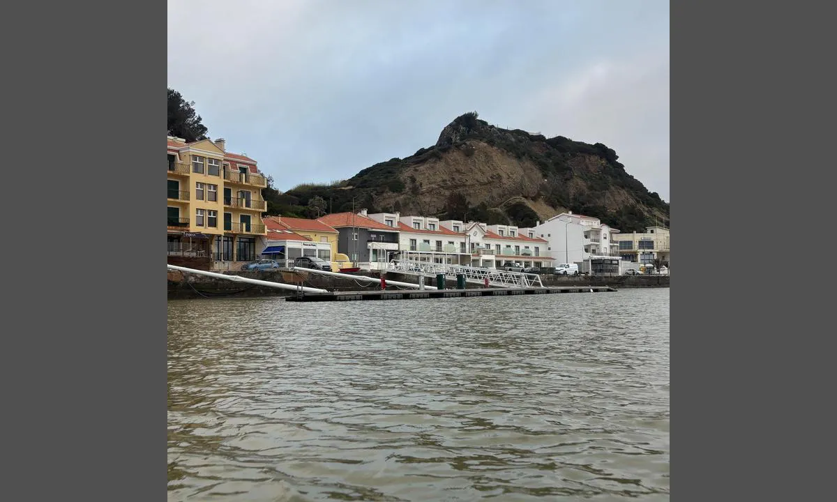 Baia de São Martinho do Porto: {"base": "se", "no": "Gaten n\u00e6rmest havnen sett fra vannet", "se": "Gatan n\u00e4rmast hamnen sett fr\u00e5n vattnet", "en": "The street closest to the harbor as seen from the water", "da": "Gaden n\u00e6rmest havnen set fra vandet", "fr": "La rue la plus proche du port vue depuis l'eau", "de": "Die Stra\u00dfe, die dem Hafen am n\u00e4chsten liegt, vom Wasser aus gesehen", "es": "La calle m\u00e1s cercana al puerto vista desde el agua", "it": "La strada pi\u00f9 vicina al porto vista dall'acqua", "pt": "A rua mais pr\u00f3xima do porto vista da \u00e1gua", "nl": "De straat het dichtst bij de haven gezien vanaf het water", "pl": "Ulica najbli\u017cej portu widziana od strony wody", "uk": "\u0412\u0443\u043b\u0438\u0446\u044f, \u043d\u0430\u0439\u0431\u043b\u0438\u0436\u0447\u0430 \u0434\u043e \u0433\u0430\u0432\u0430\u043d\u0456, \u0432\u0438\u0434\u043d\u043e \u0437 \u0432\u043e\u0434\u0438", "ro": "Strada cea mai apropiat\u0103 de port v\u0103zut\u0103 dinspre ap\u0103", "tr": "Sudan bak\u0131ld\u0131\u011f\u0131nda, limana en yak\u0131n cadde", "el": "\u039f \u03b4\u03c1\u03cc\u03bc\u03bf\u03c2 \u03ba\u03bf\u03bd\u03c4\u03ac \u03c3\u03c4\u03bf \u03bb\u03b9\u03bc\u03ac\u03bd\u03b9, \u03cc\u03c0\u03c9\u03c2 \u03c6\u03b1\u03af\u03bd\u03b5\u03c4\u03b1\u03b9 \u03b1\u03c0\u03cc \u03c4\u03bf \u03bd\u03b5\u03c1\u03cc", "cs": "Ulice nejbl\u00ed\u017ee p\u0159\u00edstavu, vid\u011bno z vody", "hu": "A v\u00edzb\u0151l n\u00e9zve a kik\u00f6t\u0151h\u00f6z legk\u00f6zelebbi utca", "fi": "Veden puolelta n\u00e4htyn\u00e4 l\u00e4himp\u00e4n\u00e4 satamaa oleva katu", "bg": "\u0423\u043b\u0438\u0446\u0430\u0442\u0430 \u043d\u0430\u0439-\u0431\u043b\u0438\u0437\u043e \u0434\u043e \u043f\u0440\u0438\u0441\u0442\u0430\u043d\u0438\u0449\u0435\u0442\u043e, \u0433\u043b\u0435\u0434\u0430\u043d\u0430 \u043e\u0442 \u0432\u043e\u0434\u0430\u0442\u0430", "sr": "\u0423\u043b\u0438\u0446\u0430 \u043d\u0430\u0458\u0431\u043b\u0438\u0436\u0430 \u043b\u0443\u0446\u0438 \u0433\u043b\u0435\u0434\u0430\u043d\u043e \u0441\u0430 \u0432\u043e\u0434\u0435", "et": "T\u00e4nav, mis on sadamale vee poolt vaadates k\u00f5ige l\u00e4hemal", "lv": "Iela, kas ir vistuv\u0101k osta, skatoties no \u016bdens", "lt": "Gatv\u0117 ar\u010diausiai uosto, matoma i\u0161 vandens"}