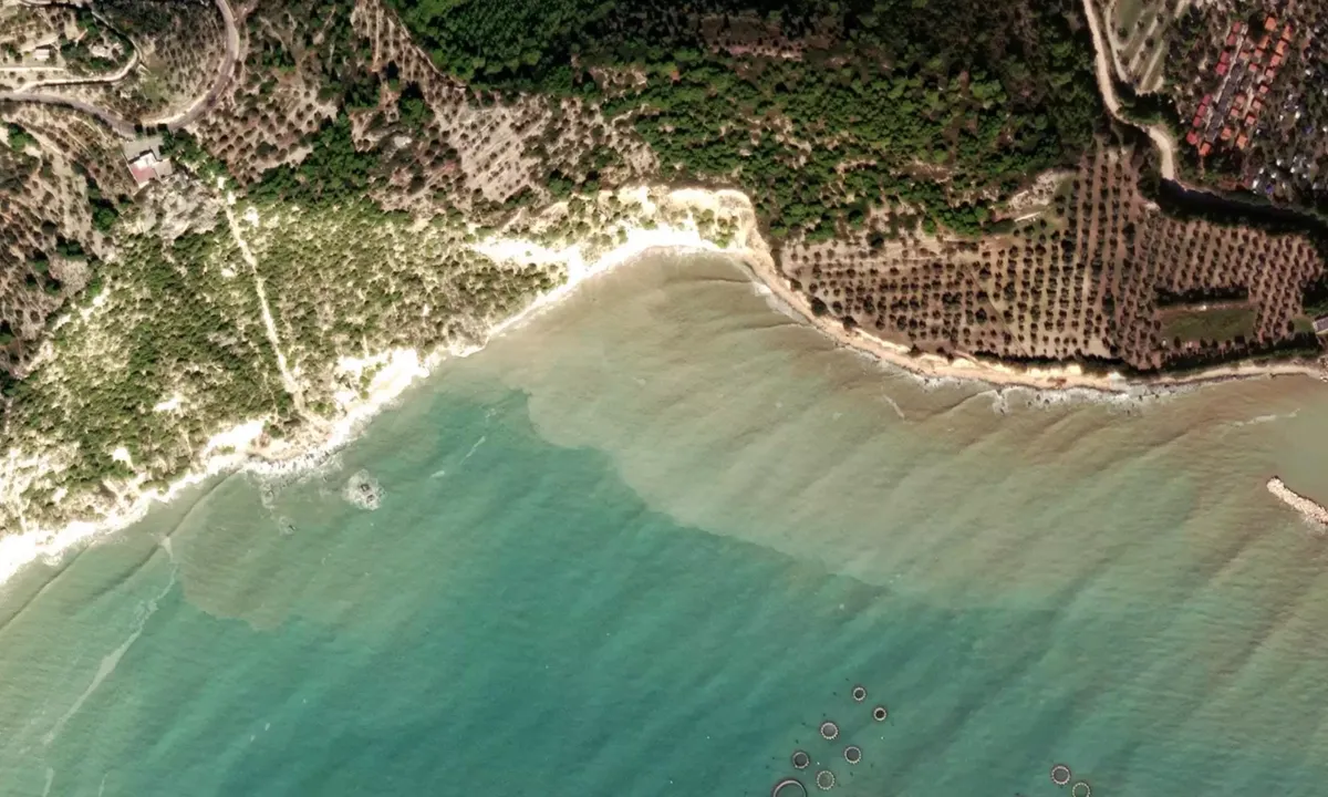 Flyfoto av Baia delle Pietre Nere