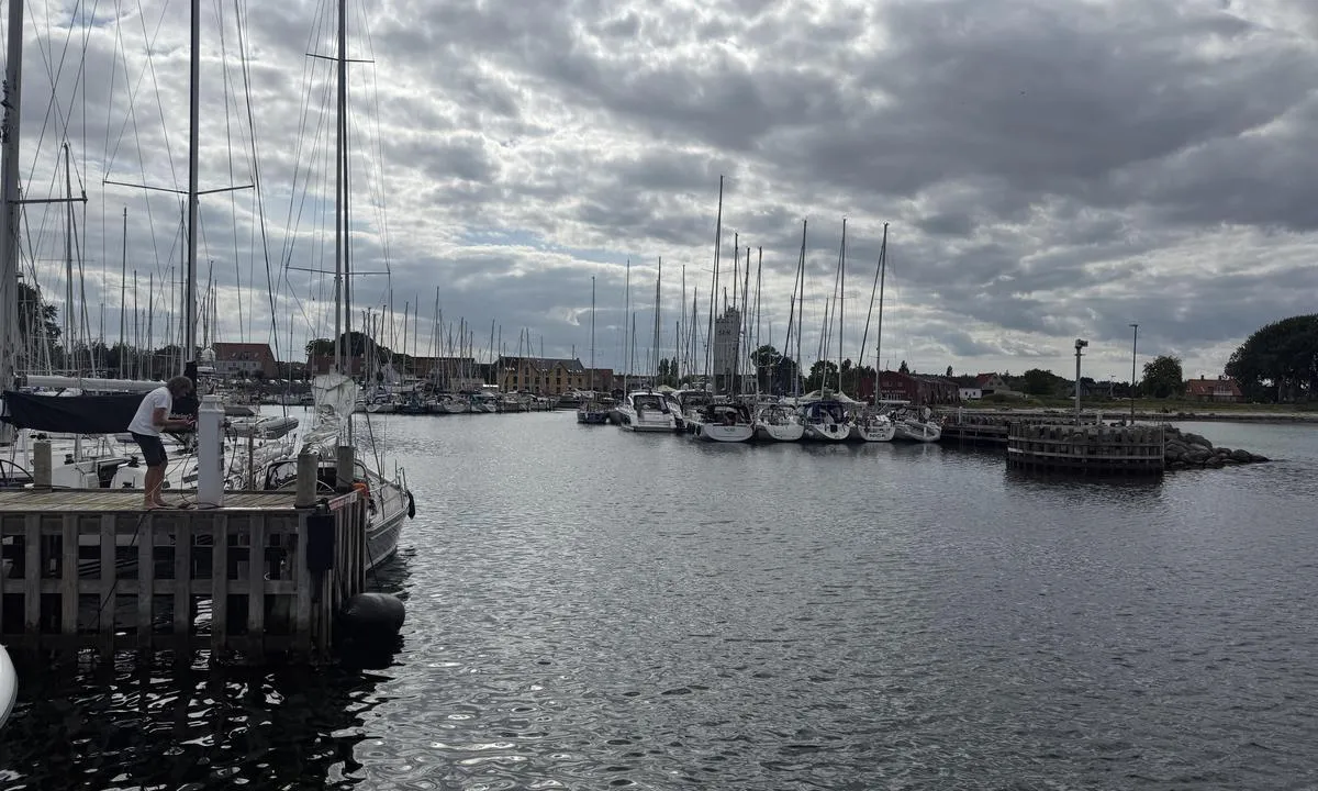 Ballen Havn - Samsø: {"base": "no", "no": "Her ligger man mange i dybden for at alle skal f\u00e5 plass", "se": "H\u00e4r ligger man m\u00e5nga p\u00e5 djupet f\u00f6r att alla ska f\u00e5 plats", "en": "Here, boats are moored in depth so that everyone can find space", "da": "Her ligger man mange i dybden for at alle skal f\u00e5 plads", "fr": "Ici, on mouille \u00e0 plusieurs en profondeur pour que tout le monde ait de la place", "de": "Hier liegen viele in der Tiefe, damit alle Platz finden.", "es": "Aqu\u00ed se fondean muchos en profundidad para que todos puedan tener espacio", "it": "Qui si sta ancorati in profondit\u00e0 affinch\u00e9 tutti possano trovare posto.", "pt": "Aqui voc\u00ea ancorar\u00e1 em profundidade para que todos tenham espa\u00e7o", "nl": "Hier liggen veel schepen op diepte zodat iedereen een plek kan krijgen", "pl": "Tutaj zacumujesz wieloma, aby wszyscy mogli si\u0119 zmie\u015bci\u0107", "uk": "\u0422\u0443\u0442 \u0448\u0432\u0430\u0440\u0442\u0443\u0454\u043c\u043e\u0441\u044f \u0432 \u0433\u043b\u0438\u0431\u0438\u043d\u0443, \u0449\u043e\u0431 \u0443\u0441\u0456\u043c \u0432\u0438\u0441\u0442\u0430\u0447\u0438\u043b\u043e \u043c\u0456\u0441\u0446\u044f", "ro": "Aici, majoritatea vaselor stau unul \u00een ad\u00e2ncime pentru ca to\u021bi s\u0103 aib\u0103 loc", "tr": "Burada, herkesin yer bulabilmesi i\u00e7in derinlikte bir\u00e7ok ki\u015fi duruyor", "el": "\u0395\u03b4\u03ce \u03b1\u03b3\u03ba\u03c5\u03c1\u03bf\u03b2\u03bf\u03bb\u03b5\u03af\u03c4\u03b5 \u03c3\u03b5 \u03bc\u03b5\u03b3\u03ac\u03bb\u03bf \u03b2\u03ac\u03b8\u03bf\u03c2 \u03ce\u03c3\u03c4\u03b5 \u03cc\u03bb\u03bf\u03b9 \u03bd\u03b1 \u03b2\u03c1\u03bf\u03c5\u03bd \u03c7\u03ce\u03c1\u03bf", "cs": "Tady se kotv\u00ed v hloubce, aby se v\u0161ichni ve\u0161li", "hu": "Itt sok haj\u00f3 horgonyzik egym\u00e1s m\u00f6g\u00f6tt a m\u00e9lys\u00e9gben, hogy mindenki elf\u00e9rjen.", "fi": "T\u00e4\u00e4ll\u00e4 laitetaan monta vierekk\u00e4in, jotta kaikille l\u00f6ytyy tilaa", "bg": "\u0422\u0443\u043a \u0437\u0430\u0441\u0442\u0430\u0432\u0430\u0442 \u043c\u043d\u043e\u0433\u043e \u043a\u043e\u0440\u0430\u0431\u0438 \u0432 \u0434\u044a\u043b\u0431\u043e\u0447\u0438\u043d\u0430, \u0437\u0430 \u0434\u0430 \u0438\u043c\u0430 \u043c\u044f\u0441\u0442\u043e \u0437\u0430 \u0432\u0441\u0438\u0447\u043a\u0438.", "sr": "\u041e\u0432\u0434\u0435 \u043c\u043d\u043e\u0433\u0438 \u0441\u0442\u043e\u0458\u0435 \u043d\u0430 \u0434\u0443\u0431\u0438\u043d\u0438 \u043a\u0430\u043a\u043e \u0431\u0438 \u0441\u0432\u0438 \u043c\u043e\u0433\u043b\u0438 \u0434\u0430 \u0441\u0435 \u0441\u043c\u0435\u0441\u0442\u0435", "et": "Siin seisavad paljud s\u00fcgavuses, et k\u00f5igile oleks ruumi", "lv": "\u0160eit daudzi st\u0101v dzi\u013cum\u0101, lai visiem b\u016btu vieta", "lt": "\u010cia daugelis nuleid\u017eia inkar\u0105 gylumoje, kad visi tilpt\u0173"}