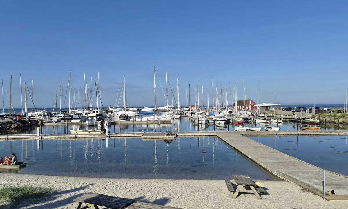 Ballen Havn - Samsø: {"base": "no", "no": "Tilrettelagd strand innerst i havna.", "se": "Anlagd strand l\u00e4ngst in i hamnen.", "en": "Arranged beach at the innermost part of the harbor.", "da": "Tilrettelagt strand inderst i havnen.", "fr": "Plage am\u00e9nag\u00e9e au fond du port.", "de": "Angelegter Strand im innersten Teil des Hafens.", "es": "Playa habilitada en el fondo del puerto.", "it": "Spiaggia attrezzata nella parte interna del porto.", "pt": "Praia adaptada na parte interna do porto.", "nl": "Aangelegd strand in het binnenste deel van de haven.", "pl": "Zorganizowana pla\u017ca w g\u0142\u0119bi portu.", "uk": "\u041e\u0431\u043b\u0430\u0448\u0442\u043e\u0432\u0430\u043d\u0438\u0439 \u043f\u043b\u044f\u0436 \u0443 \u0432\u043d\u0443\u0442\u0440\u0456\u0448\u043d\u0456\u0439 \u0447\u0430\u0441\u0442\u0438\u043d\u0456 \u0433\u0430\u0432\u0430\u043d\u0456.", "ro": "Plaj\u0103 amenajat\u0103 \u00een partea interioar\u0103 a portului.", "tr": "Liman\u0131n en i\u00e7 k\u0131sm\u0131nda d\u00fczenlenmi\u015f bir plaj.", "el": "\u0394\u03b9\u03b1\u03bc\u03bf\u03c1\u03c6\u03c9\u03bc\u03ad\u03bd\u03b7 \u03c0\u03b1\u03c1\u03b1\u03bb\u03af\u03b1 \u03c3\u03c4\u03bf \u03b5\u03c3\u03c9\u03c4\u03b5\u03c1\u03b9\u03ba\u03cc \u03c4\u03bf\u03c5 \u03bb\u03b9\u03bc\u03b1\u03bd\u03b9\u03bf\u03cd.", "cs": "Upraven\u00e1 pl\u00e1\u017e v nejvnit\u0159n\u011bj\u0161\u00ed \u010d\u00e1sti p\u0159\u00edstavu.", "hu": "Kialak\u00edtott strand a kik\u00f6t\u0151 legbels\u0151 r\u00e9sz\u00e9n.", "fi": "J\u00e4rjestetty ranta aivan sataman per\u00e4ll\u00e4.", "bg": "\u0423\u043b\u0435\u0441\u043d\u0435\u043d \u043f\u043b\u0430\u0436 \u0432 \u043d\u0430\u0439-\u0432\u044a\u0442\u0440\u0435\u0448\u043d\u0430\u0442\u0430 \u0447\u0430\u0441\u0442 \u043d\u0430 \u043f\u0440\u0438\u0441\u0442\u0430\u043d\u0438\u0449\u0435\u0442\u043e.", "sr": "Ure\u0111ena pla\u017ea u unutra\u0161njem delu luke.", "et": "Kohandatud rand sadama sisemuses.", "lv": "Piel\u0101gota pludmale ostas iek\u0161pus\u0113.", "lt": "\u012erengtas papl\u016bdimys pa\u010diame uosto gale."}