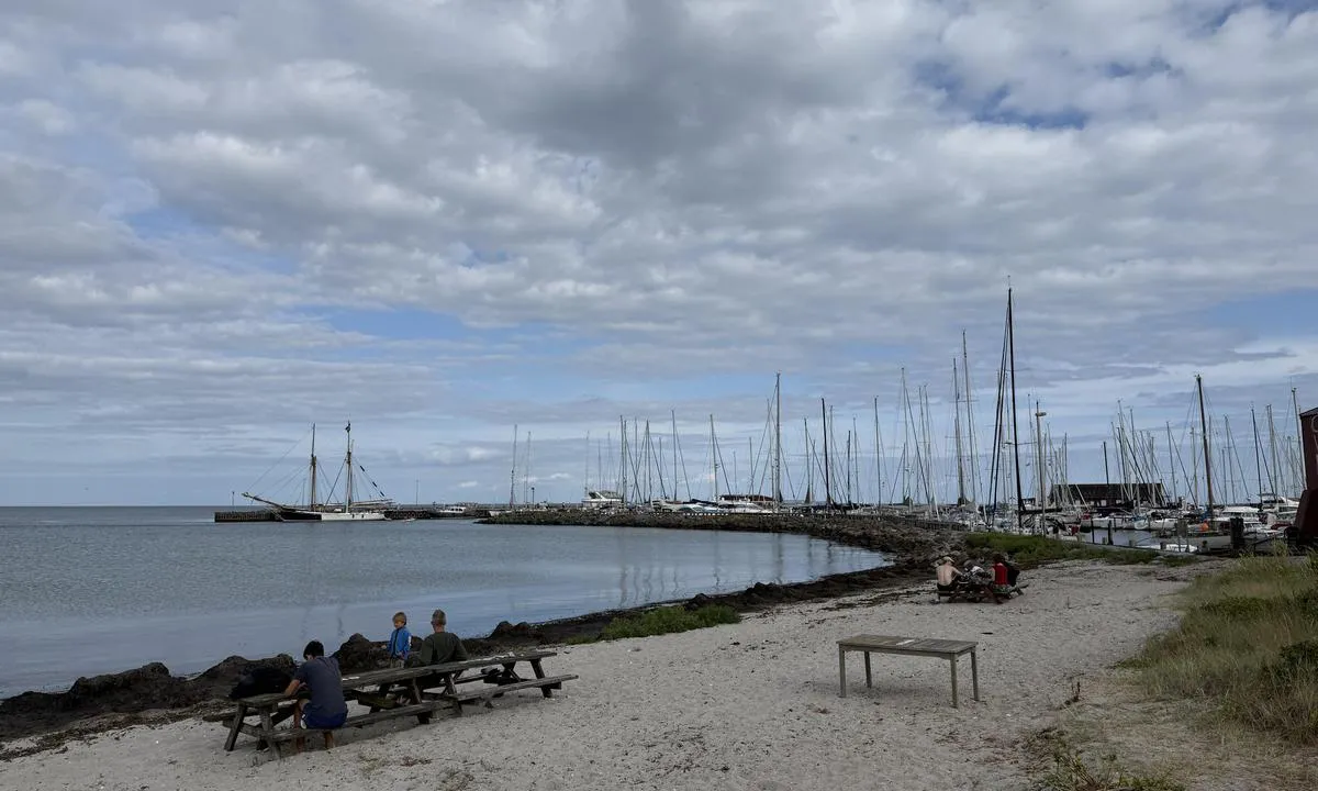 Ballen Havn - Samsø: {"base": "no", "no": "Longside plasser for b\u00e5ter 15-20 plasser som er bookbare via web", "se": "Longsideplatser f\u00f6r b\u00e5tar 15-20 platser som kan bokas via webben", "en": "Longside places for boats, 15-20 places that can be booked online", "da": "Langsides pladser til b\u00e5de 15-20 pladser som kan reserveres via web", "fr": "Places longside pour bateaux 15-20 places r\u00e9servables via le web", "de": "L\u00e4ngsseits-Liegepl\u00e4tze f\u00fcr Boote 15-20 Pl\u00e4tze, die \u00fcber das Web buchbar sind", "es": "Plazas de amarre largas para barcos. 15-20 plazas que se pueden reservar v\u00eda web", "it": "Posti di ormeggio lungo il molo per barche 15-20 posti prenotabili via web", "pt": "Lugares de atraca\u00e7\u00e3o ao longo (", "nl": "Langszij plaatsen voor boten 15-20 plaatsen die online te boeken zijn", "pl": "Miejsca longside dla \u0142odzi 15-20, kt\u00f3re mo\u017cna rezerwowa\u0107 przez internet", "uk": "\u041f\u0440\u0438\u0447\u0430\u043b\u044c\u043d\u0456 \u043c\u0456\u0441\u0446\u044f \u0434\u043b\u044f \u0447\u043e\u0432\u043d\u0456\u0432 15-20 \u043c\u0456\u0441\u0446\u044c, \u044f\u043a\u0456 \u043c\u043e\u0436\u043d\u0430 \u0437\u0430\u0431\u0440\u043e\u043d\u044e\u0432\u0430\u0442\u0438 \u0447\u0435\u0440\u0435\u0437 \u0432\u0435\u0431-\u0441\u0430\u0439\u0442", "ro": "Locuri de acostare longitudinal\u0103 pentru b\u0103rci 15-20 de locuri care pot fi rezervate prin web", "tr": "Uzun taraf yerleri i\u00e7in tekneler, 15-20 yer web \u00fczerinden rezerve edilebilir", "el": "\u0394\u03ad\u03c3\u03c4\u03c1\u03b5\u03c2 \u03c0\u03bb\u03b1\u03b3\u03b9\u03bf\u03b4\u03ad\u03c4\u03b7\u03c3\u03b7\u03c2 \u03b3\u03b9\u03b1 \u03c3\u03ba\u03ac\u03c6\u03b7 <br> 15-20 \u03b8\u03ad\u03c3\u03b5\u03b9\u03c2 \u03c0\u03bf\u03c5 \u03bc\u03c0\u03bf\u03c1\u03bf\u03cd\u03bd \u03bd\u03b1 \u03ba\u03c1\u03b1\u03c4\u03b7\u03b8\u03bf\u03cd\u03bd \u03bc\u03ad\u03c3\u03c9 \u03b4\u03b9\u03b1\u03b4\u03b9\u03ba\u03c4\u03cd\u03bf\u03c5", "cs": "Dlouh\u00e9 boky pro lod\u011b 15-20 m\u00edst, kter\u00e1 lze rezervovat p\u0159es web", "hu": "Longside helyek haj\u00f3knak. 15-20 helyek foglalhat\u00f3k a weben kereszt\u00fcl", "fi": "Longside-paikkoja veneille, 15-20 paikkaa, jotka voi varata verkossa", "bg": "\u0414\u044a\u043b\u0433\u043e\u0431\u043e\u0440\u0434\u043e\u0432\u0438 \u043c\u0435\u0441\u0442\u0430 \u0437\u0430 \u043b\u043e\u0434\u043a\u0438, 15-20 \u043c\u0435\u0441\u0442\u0430, \u043a\u043e\u0438\u0442\u043e \u043c\u043e\u0433\u0430\u0442 \u0434\u0430 \u0431\u044a\u0434\u0430\u0442 \u0440\u0435\u0437\u0435\u0440\u0432\u0438\u0440\u0430\u043d\u0438 \u0447\u0440\u0435\u0437 \u0443\u0435\u0431", "sr": "Du\u017einski vezovi za \u010damce 15-20 vezova koji se mogu rezervisati putem weba", "et": "K\u00f5rvalkai kohad paatidele 15-20 kohta, mida saab broneerida veebis", "lv": "Gar s\u0101niem novietot\u0101m laiv\u0101m ir 15-20 vietas, kuras var rezerv\u0113t caur t\u012bmekli", "lt": "Ilg\u0161onin\u0117s vietos laivams 15-20 viet\u0173, kurios gali b\u016bti rezervuotos internetu"}