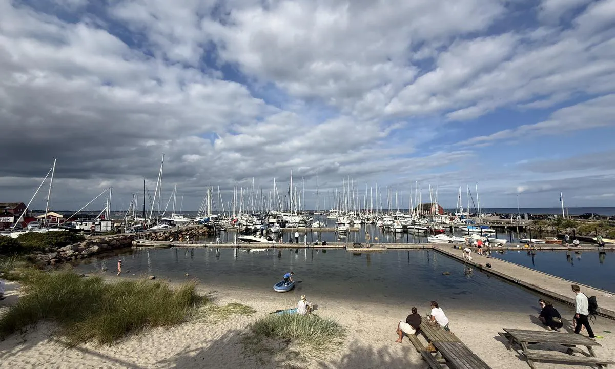Ballen Havn - Samsø: {"base": "no", "no": "Velfylt havn i dansk stil hvor alle f\u00e5r plass, dog tett og trangt", "se": "V\u00e4lfylld hamn i dansk stil d\u00e4r alla f\u00e5r plats, dock t\u00e4tt och tr\u00e5ngt", "en": "<p>Well-filled harbor in Danish style where everyone gets a spot, though tight and cramped.</p>", "da": "Veludfyldt havn i dansk stil hvor alle f\u00e5r plads, dog t\u00e6t og trang", "fr": "Port bien remplie de style danois o\u00f9 tout le monde trouve de la place, mais serr\u00e9e et \u00e9troite", "de": "<p>Gut gef\u00fcllter Hafen im d\u00e4nischen Stil, in dem jeder Platz findet, allerdings dicht und eng.</p>", "es": "Puerto bien abastecido de estilo dan\u00e9s donde todos tienen espacio, aunque sea estrecho y apretado", "it": "Porto ben attrezzato in stile danese dove tutti trovano posto, ma stretta e affollata", "pt": "Porto bem abastecido em estilo dinamarqu\u00eas onde todos encontram lugar, embora apertado e estreito", "nl": "Goed gevulde haven in Deense stijl waar iedereen plaats heeft, maar wel dicht en krap", "pl": "Dobrze zape\u0142niony port w du\u0144skim stylu, gdzie ka\u017cdy znajdzie miejsce, cho\u0107 jest ciasno i t\u0142oczno", "uk": "\u0414\u043e\u0431\u0440\u0435 \u0437\u0430\u043f\u043e\u0432\u043d\u0435\u043d\u0430 \u0433\u0430\u0432\u0430\u043d\u044c \u0443 \u0434\u0430\u043d\u0441\u044c\u043a\u043e\u043c\u0443 \u0441\u0442\u0438\u043b\u0456, \u0434\u0435 \u0454 \u043c\u0456\u0441\u0446\u0435 \u0434\u043b\u044f \u0432\u0441\u0456\u0445, \u0445\u043e\u0447\u0430 \u0439 \u0442\u0456\u0441\u043d\u0430.", "ro": "Port cu facilit\u0103\u021bi complete \u00een stil danez unde toat\u0103 lumea \u00ee\u0219i g\u0103se\u0219te locul, totu\u0219i \u00eenghesuit \u0219i str\u00e2mt", "tr": "Danimarka tarz\u0131nda, herkesin s\u0131\u011fabilece\u011fi, ancak s\u0131k\u0131\u015f\u0131k ve dar dolu bir liman", "el": "\u039a\u03b1\u03bb\u03bf\u03b4\u03b9\u03b1\u03c4\u03b7\u03c1\u03b7\u03bc\u03ad\u03bd\u03bf \u03bb\u03b9\u03bc\u03ac\u03bd\u03b9 \u03c3\u03b5 \u03b4\u03b1\u03bd\u03b9\u03ba\u03cc \u03c3\u03c4\u03c5\u03bb \u03cc\u03c0\u03bf\u03c5 \u03cc\u03bb\u03bf\u03b9 \u03b2\u03c1\u03af\u03c3\u03ba\u03bf\u03c5\u03bd \u03b8\u03ad\u03c3\u03b7, \u03b1\u03bd \u03ba\u03b1\u03b9 \u03c3\u03c6\u03b9\u03c7\u03c4\u03cc \u03ba\u03b1\u03b9 \u03c3\u03c4\u03b5\u03bd\u03cc", "cs": "Dob\u0159e vybaven\u00fd p\u0159\u00edstav v d\u00e1nsk\u00e9m stylu, kde se v\u0161ichni vejdou, ale hust\u00fd a st\u00edsn\u011bn\u00fd", "hu": "J\u00f3l felszerelt kik\u00f6t\u0151 d\u00e1n st\u00edlusban, ahol mindenki elf\u00e9r, b\u00e1r szorosan \u00e9s zs\u00fafoltan", "fi": "Hyvin varusteltu satama tanskalaiseen tyyliin, jossa kaikille riitt\u00e4\u00e4 tilaa, tosin tiiviisti ja ahtaasti", "bg": "\u0414\u043e\u0431\u0440\u0435 \u043e\u0431\u043e\u0440\u0443\u0434\u0432\u0430\u043d\u043e \u043f\u0440\u0438\u0441\u0442\u0430\u043d\u0438\u0449\u0435 \u0432 \u0434\u0430\u0442\u0441\u043a\u0438 \u0441\u0442\u0438\u043b, \u043a\u044a\u0434\u0435\u0442\u043e \u0432\u0441\u0438\u0447\u043a\u0438 \u043d\u0430\u043c\u0438\u0440\u0430\u0442 \u043c\u044f\u0441\u0442\u043e, \u043c\u0430\u043a\u0430\u0440 \u0438 \u0442\u044f\u0441\u043d\u043e \u0438 \u043f\u0440\u0435\u0442\u044a\u043f\u043a\u0430\u043d\u043e", "sr": "Dobro popunjena luka u danskom stilu gde ima mesta za sve, ali je tesna i sku\u010dena", "et": "H\u00e4sti varustatud sadam Taani stiilis, kus k\u00f5igile j\u00e4tkub ruumi, kuigi kitsas ja tihe", "lv": "Labi apr\u012bkota osta d\u0101\u0146u stil\u0101, kur visiem pietiek vietas, lai gan cie\u0161i un \u0161auri", "lt": "Gerai \u012frengtas uostas dani\u0161ku stiliumi, kur visi randa vietos, nors yra ank\u0161ta ir perpildyta"}