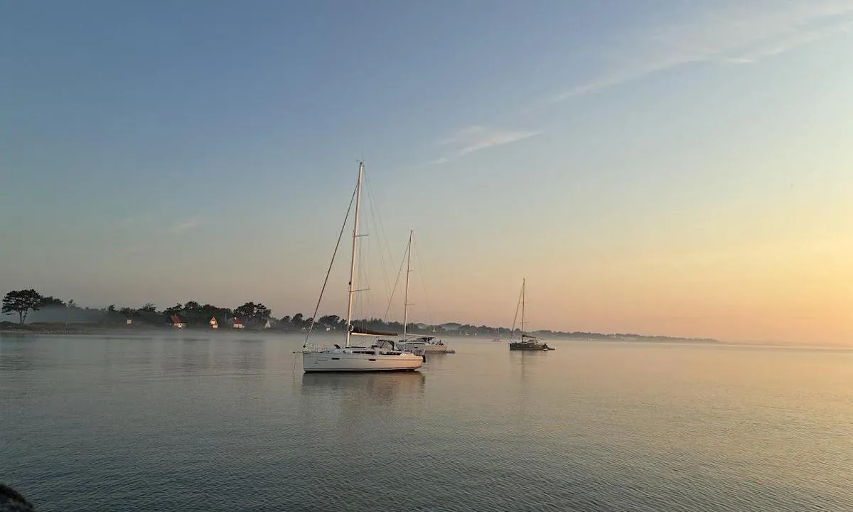 {"base": "no", "no": "Nordsiden av Ballen havn", "se": "Norra sidan av Ballen hamn", "en": "The north side of Ballen harbor", "da": "Nordsiden af Ballen havn", "fr": "Le c\u00f4t\u00e9 nord du port de Ballen", "de": "Nordseite des Hafens Ballen", "es": "El lado norte del puerto de Ballen", "it": "Il lato nord del porto di Ballen", "pt": "O lado norte do porto de Ballen", "nl": "Noordzijde van de Ballen haven", "pl": "P\u00f3\u0142nocna strona portu Ballen", "uk": "\u041f\u0456\u0432\u043d\u0456\u0447\u043d\u0430 \u0441\u0442\u043e\u0440\u043e\u043d\u0430 \u0433\u0430\u0432\u0430\u043d\u0456 \u0411\u0430\u043b\u043b\u0435\u043d", "ro": "Partea de nord a portului Ballen", "tr": "Ballen liman\u0131n\u0131n kuzey taraf\u0131", "el": "\u0397 \u03b2\u03cc\u03c1\u03b5\u03b9\u03b1 \u03c0\u03bb\u03b5\u03c5\u03c1\u03ac \u03c4\u03bf\u03c5 \u03bb\u03b9\u03bc\u03b1\u03bd\u03b9\u03bf\u03cd \u039c\u03c0\u03ac\u03bb\u03bb\u03b5\u03bd", "cs": "Severn\u00ed strana p\u0159\u00edstavu Ballen", "hu": "A Ballen kik\u00f6t\u0151 \u00e9szaki oldala", "fi": "Ballen sataman pohjoispuoli", "bg": "\u0421\u0435\u0432\u0435\u0440\u043d\u0430\u0442\u0430 \u0441\u0442\u0440\u0430\u043d\u0430 \u043d\u0430 \u043f\u0440\u0438\u0441\u0442\u0430\u043d\u0438\u0449\u0435 \u0411\u0430\u043b\u043b\u0435\u043d", "sr": "Severna strana luke Ballen", "et": "Ballen sadama p\u00f5hjapool", "lv": "Zieme\u013cu puse Ballenes ostai", "lt": "\u0160iaurin\u0117 Ballen uosto dalis"}