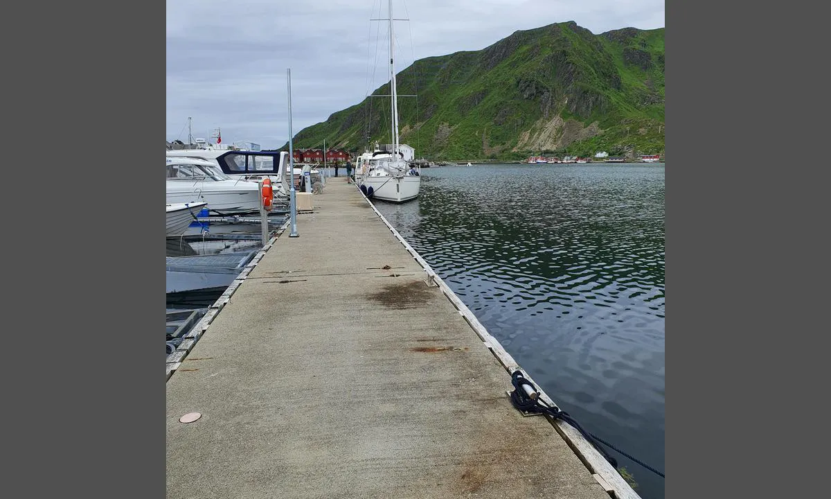 Ballstadøy Marina: Solid betong brygge med plass til ca 5 båter. Plassene er merket på bryggekanten. Vann og strøm inkludert. Mulighet for å tømme søppel.