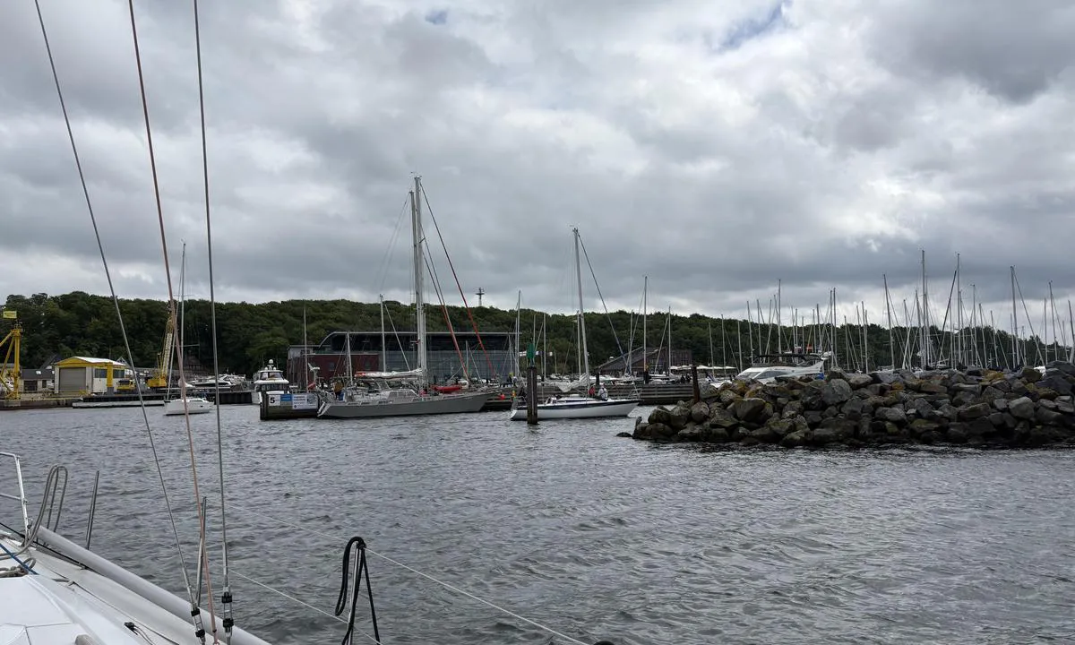 Baltic Bay Marina: {"base": "en", "no": "Du kan reservere b\u00e5tplass online p\u00e5 https://m.bpms.ch/1795", "se": "Du kan boka din f\u00f6rt\u00f6jningsplats online p\u00e5 https://m.bpms.ch/1795", "en": "You can book your berth online at https://m.bpms.ch/1795", "da": "Du kan booke din kajplads online p\u00e5 https://m.bpms.ch/1795", "fr": "Vous pouvez r\u00e9server votre emplacement en ligne \u00e0 l'adresse https://m.bpms.ch/1795", "de": "Sie k\u00f6nnen Ihren Liegeplatz online unter https://m.bpms.ch/1795 buchen", "es": "Puede reservar su amarre en l\u00ednea en https://m.bpms.ch/1795", "it": "Puoi prenotare il tuo posto barca online su https://m.bpms.ch/1795", "pt": "Voc\u00ea pode reservar sua vaga online em https://m.bpms.ch/1795", "nl": "U kunt uw ligplaats online boeken op https://m.bpms.ch/1795", "pl": "Rezerwacja miejsca postojowego jest mo\u017cliwa online na stronie https://m.bpms.ch/1795", "uk": "\u0412\u0438 \u043c\u043e\u0436\u0435\u0442\u0435 \u0437\u0430\u0431\u0440\u043e\u043d\u044e\u0432\u0430\u0442\u0438 \u0441\u0432\u043e\u0454 \u043c\u0456\u0441\u0446\u0435 \u043e\u043d\u043b\u0430\u0439\u043d \u043d\u0430 https://m.bpms.ch/1795", "ro": "Pute\u021bi rezerva locul de acostare online la <a href=\"https://m.bpms.ch/1795\">https://m.bpms.ch/1795</a>", "tr": "Yat yerinizi online olarak https://m.bpms.ch/1795 adresinden rezerve edebilirsiniz.", "el": "\u039c\u03c0\u03bf\u03c1\u03b5\u03af\u03c4\u03b5 \u03bd\u03b1 \u03ba\u03ac\u03bd\u03b5\u03c4\u03b5 \u03ba\u03c1\u03ac\u03c4\u03b7\u03c3\u03b7 \u03b3\u03b9\u03b1 \u03c4\u03b7\u03bd \u03b8\u03ad\u03c3\u03b7 \u03c3\u03b1\u03c2 online \u03c3\u03c4\u03b7 \u03b4\u03b9\u03b5\u03cd\u03b8\u03c5\u03bd\u03c3\u03b7 https://m.bpms.ch/1795", "cs": "Sv\u00e9 m\u00edsto k st\u00e1n\u00ed m\u016f\u017eete rezervovat online na https://m.bpms.ch/1795.", "hu": "Online foglalhatja le a kik\u00f6t\u0151hely\u00e9t a k\u00f6vetkez\u0151 weboldalon: https://m.bpms.ch/1795", "fi": "Voit varata venepaikkasi verkossa osoitteessa https://m.bpms.ch/1795", "bg": "\u041c\u043e\u0436\u0435\u0442\u0435 \u0434\u0430 \u0440\u0435\u0437\u0435\u0440\u0432\u0438\u0440\u0430\u0442\u0435 \u0441\u0432\u043e\u0435\u0442\u043e \u043c\u044f\u0441\u0442\u043e \u0437\u0430 \u0430\u043a\u043e\u0441\u0442\u0438\u0440\u0430\u043d\u0435 \u043e\u043d\u043b\u0430\u0439\u043d \u043d\u0430 <a href=\"https://m.bpms.ch/1795\">https://m.bpms.ch/1795</a>", "sr": "Mo\u017eete rezervisati svoje vez online na https://m.bpms.ch/1795", "et": "Saate oma kai kohta broneerida veebis aadressil <a href=\"https://m.bpms.ch/1795\">https://m.bpms.ch/1795</a>", "lv": "J\u016bs varat rezerv\u0113t savu piest\u0101tni tie\u0161saist\u0113 vietn\u0113 https://m.bpms.ch/1795", "lt": "J\u016bs galite rezervuoti savo prieplauk\u0105 internetu adresu https://m.bpms.ch/1795"}