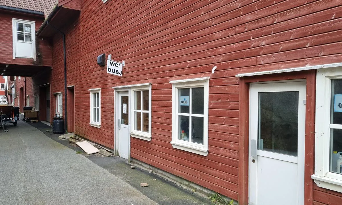 Båly Havn - Spangereid Gjestehavn: {"base": "no", "no": "Toalett og dusj p\u00e5 baksiden av hytteutleie", "se": "Toalett och dusch p\u00e5 baksidan av stughyran", "en": "Toilet and shower on the backside of the cabin rental", "da": "Toilet og bruser p\u00e5 bagsiden af hytteudlejning"}