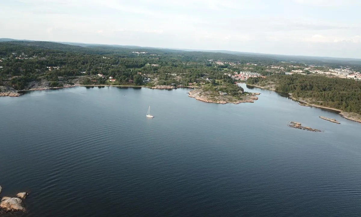 Båteviken: Bildemot sørøst. Nøtholmen Spa og Strømstad by til venstre i bildet.