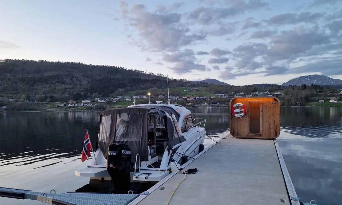 Båtsvika: {"base": "no", "no": "Da er det kommet opp en badstue, ytterst p\u00e5 flytebrygga. \u00c5pner om morgenen, og stenger rundt midnatt. M\u00e5 bestille time via nettet.", "se": "Nu har det kommit upp en bastu, l\u00e4ngst ut p\u00e5 flytbryggan. \u00d6ppnar p\u00e5 morgonen, och st\u00e4nger runt midnatt. M\u00e5ste boka tid via n\u00e4tet.", "en": "A sauna has been set up at the end of the floating pier. It opens in the morning and closes around midnight. You must book a time slot online.", "da": "Der er der kommet en sauna op, yderst p\u00e5 flydebroen. \u00c5bner om morgenen og lukker omkring midnat. Skal bestilles tid via nettet.", "fr": "Il y a maintenant un sauna au bout du ponton flottant. Il ouvre le matin et ferme vers minuit. Vous devez r\u00e9server une s\u00e9ance en ligne.", "de": "Da ist nun eine Sauna, ganz am Ende des Schwimmstegs. Sie \u00f6ffnet morgens und schlie\u00dft gegen Mitternacht. Man muss eine Stunde online buchen.", "es": "Ahora hay una sauna, al final del pantal\u00e1n flotante. Abre por la ma\u00f1ana y cierra alrededor de la medianoche. Se debe reservar hora a trav\u00e9s de internet.", "it": "Ora c'\u00e8 una sauna all'estremit\u00e0 del pontile galleggiante. Apre la mattina e chiude intorno a mezzanotte. Deve prenotare l'orario via internet.", "pt": "Foi instalada uma sauna, na extremidade do cais flutuante. Abre de manh\u00e3, e fecha por volta da meia-noite. \u00c9 necess\u00e1rio agendar hor\u00e1rio pela internet.", "nl": "Er is een sauna geplaatst, helemaal aan het uiteinde van de drijvende steiger. Opent 's ochtends en sluit rond middernacht. U moet online een tijdslot reserveren.", "pl": "Na ko\u0144cu p\u0142ywaj\u0105cego pomostu zbudowano saun\u0119. Otwierana rano i zamykana oko\u0142o p\u00f3\u0142nocy. Rezerwacja godzin poprzez internet.", "uk": "\u041d\u0430 \u0441\u0430\u043c\u043e\u043c\u0443 \u043a\u0456\u043d\u0446\u0456 \u043f\u043b\u0430\u0432\u0443\u0447\u043e\u0433\u043e \u043f\u0440\u0438\u0447\u0430\u043b\u0443 \u0432\u0441\u0442\u0430\u043d\u043e\u0432\u043b\u0435\u043d\u043e \u043d\u043e\u0432\u0443 \u0441\u0430\u0443\u043d\u0443. \u0412\u0456\u0434\u043a\u0440\u0438\u0432\u0430\u0454\u0442\u044c\u0441\u044f \u0437\u0440\u0430\u043d\u043a\u0443 \u0456 \u0437\u0430\u0447\u0438\u043d\u044f\u0454\u0442\u044c\u0441\u044f \u0431\u043b\u0438\u0437\u044c\u043a\u043e \u043e\u043f\u0456\u0432\u043d\u043e\u0447\u0456. \u041e\u0431\u043e\u0432'\u044f\u0437\u043a\u043e\u0432\u043e \u043f\u043e\u0442\u0440\u0456\u0431\u043d\u043e \u0431\u0440\u043e\u043d\u044e\u0432\u0430\u0442\u0438 \u0447\u0430\u0441 \u0447\u0435\u0440\u0435\u0437 \u0406\u043d\u0442\u0435\u0440\u043d\u0435\u0442.", "ro": "Acum a fost instalat\u0103 o saun\u0103, la cap\u0103tul pontonului plutitor. Se deschide diminea\u021ba \u0219i se \u00eenchide \u00een jur de miezul nop\u021bii. Trebuie s\u0103 rezerva\u021bi o or\u0103 prin internet.", "tr": "U\u00e7 k\u0131sma demirli olan y\u00fczer iskelede bir sauna a\u00e7\u0131ld\u0131. Sabahlar\u0131 a\u00e7\u0131l\u0131r ve gece yar\u0131s\u0131na kadar a\u00e7\u0131k kal\u0131r. \u0130nternet \u00fczerinden randevu alman\u0131z gerekmektedir.", "el": "\u03a5\u03c0\u03ac\u03c1\u03c7\u03b5\u03b9 \u03bc\u03b9\u03b1 \u03c3\u03ac\u03bf\u03c5\u03bd\u03b1 \u03c3\u03c4\u03b7\u03bd \u03ac\u03ba\u03c1\u03b7 \u03c4\u03b7\u03c2 \u03c0\u03bb\u03c9\u03c4\u03ae\u03c2 \u03b1\u03c0\u03bf\u03b2\u03ac\u03b8\u03c1\u03b1\u03c2. \u0391\u03bd\u03bf\u03af\u03b3\u03b5\u03b9 \u03c4\u03bf \u03c0\u03c1\u03c9\u03af \u03ba\u03b1\u03b9 \u03ba\u03bb\u03b5\u03af\u03bd\u03b5\u03b9 \u03b3\u03cd\u03c1\u03c9 \u03c3\u03c4\u03b1 \u03bc\u03b5\u03c3\u03ac\u03bd\u03c5\u03c7\u03c4\u03b1. \u03a0\u03c1\u03ad\u03c0\u03b5\u03b9 \u03bd\u03b1 \u03ba\u03bb\u03b5\u03af\u03c3\u03b5\u03c4\u03b5 \u03c1\u03b1\u03bd\u03c4\u03b5\u03b2\u03bf\u03cd \u03bc\u03ad\u03c3\u03c9 \u03b4\u03b9\u03b1\u03b4\u03b9\u03ba\u03c4\u03cd\u03bf\u03c5.", "cs": "Je zde nov\u00e1 sauna na konci plovouc\u00edho mola. Otev\u00edr\u00e1 r\u00e1no a zav\u00edr\u00e1 kolem p\u016flnoci. Hodiny je t\u0159eba objednat online.", "hu": "Fel\u00e1ll\u00edtottak egy szaun\u00e1t a m\u00f3l\u00f3 v\u00e9g\u00e9n. Reggel nyit, \u00e9s \u00e9jf\u00e9l k\u00f6r\u00fcl z\u00e1r. Id\u0151pontot a neten kell foglalni.", "fi": "Sataman kelluvalle laiturille on nyt tullut sauna. Sauna avataan aamulla ja suljetaan noin keskiy\u00f6ll\u00e4. Ajanvaraus t\u00e4ytyy tehd\u00e4 verkossa.", "bg": "\u041d\u0430 \u043a\u0440\u0430\u044f \u043d\u0430 \u043f\u043b\u0430\u0432\u0430\u0449\u0438\u044f \u043f\u043e\u043d\u0442\u043e\u043d \u0435 \u043f\u043e\u0441\u0442\u0430\u0432\u0435\u043d\u0430 \u0441\u0430\u0443\u043d\u0430. \u041e\u0442\u0432\u0430\u0440\u044f \u0441\u0443\u0442\u0440\u0438\u043d \u0438 \u0437\u0430\u0442\u0432\u0430\u0440\u044f \u043e\u043a\u043e\u043b\u043e \u043f\u043e\u043b\u0443\u043d\u043e\u0449. \u0422\u0440\u044f\u0431\u0432\u0430 \u0434\u0430 \u0441\u0435 \u0440\u0435\u0437\u0435\u0440\u0432\u0438\u0440\u0430 \u0447\u0430\u0441 \u043f\u0440\u0435\u0437 \u0438\u043d\u0442\u0435\u0440\u043d\u0435\u0442.", "sr": "\u041f\u043e\u0441\u0442\u0430\u0432\u0459\u0435\u043d\u0430 \u0458\u0435 \u0441\u0430\u0443\u043d\u0430, \u043d\u0430 \u0441\u0430\u043c\u043e\u043c \u043a\u0440\u0430\u0458\u0443 \u043f\u043b\u0443\u0442\u0430\u0458\u0443\u045b\u0435\u0433 \u043f\u0440\u0438\u0441\u0442\u0430\u043d\u0438\u0448\u0442\u0430. \u041e\u0442\u0432\u0430\u0440\u0430 \u0441\u0435 \u0443\u0458\u0443\u0442\u0440\u0443 \u0438 \u0437\u0430\u0442\u0432\u0430\u0440\u0430 \u043e\u043a\u043e \u043f\u043e\u043d\u043e\u045b\u0438. \u041c\u043e\u0440\u0430\u0442\u0435 \u0437\u0430\u043a\u0430\u0437\u0430\u0442\u0438 \u0442\u0435\u0440\u043c\u0438\u043d \u043f\u0443\u0442\u0435\u043c \u0438\u043d\u0442\u0435\u0440\u043d\u0435\u0442\u0430.", "et": "N\u00fc\u00fcd on paigaldatud saun, k\u00f5ige v\u00e4limisele ujuvsillale. Avatakse hommikul ja suletakse kesk\u00f6\u00f6 paiku. Aeg tuleb broneerida interneti teel.", "lv": "Ir uzst\u0101d\u012bta pirts, gal\u0101 pie peldo\u0161\u0101 pontona. Atveras no r\u012bta un aizveras ap pusnakti. J\u0101rezerv\u0113 laiks internet\u0101.", "lt": "Prieplaukos gale yra \u012frengta pirtis. Atidaroma ryte ir u\u017edaroma apie vidurnakt\u012f. Reikia rezervuoti laik\u0105 internetu."}